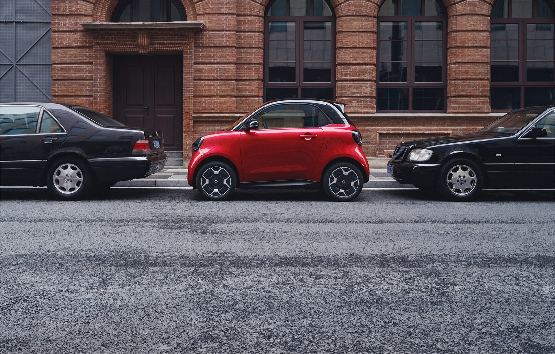 Mit einer Länge von nur 2.746 mm bleibt der smart #2 seinem einzigartigen Konzept treu. Dank der "Wheels-at-the-Corner"-Architektur profitieren Fahrer und Beifahrer von einem überraschend großzügigen Raumgefühl bei minimalem Platzbedarf.