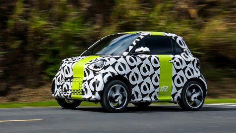 Der vollelektrische smart #2 befindet sich auf der Zielgeraden. Bevor der neue Zweisitzer im Oktober 2026 auf dem Pariser Autosalon seine Weltpremiere feiert, absolviert er derzeit ein umfangreiches weltweites Testprogramm.
Im Fokus stehen dabei Fahrdynamik, Komfort, Geräuschentwicklung, Sicherheit und Alltagstauglichkeit. Ob enge Stadtstraßen, nasse Fahrbahnen oder anspruchsvolle Ausweichmanöver – der smart #2 wird unter realitätsnahen Bedingungen intensiv erprobt, um optimal auf den Einsatz im urbanen Alltag vorbereitet zu sein.
Mit der eigens entwickelten ECA-Plattform, der weiterentwickelten Tridion-Sicherheitszelle und der charakteristischen „wheels-at-the-corners“-Architektur verbindet der neue smart #2 die bekannte smart DNA mit moderner Elektromobilität. Das Ergebnis ist ein kompakter vollelektrischer Zweisitzer, der Agilität, Komfort und Sicherheit auf höchstem Niveau vereint.
Die offizielle Weltpremiere des smart #2 findet im Oktober 2026 auf dem Pariser Autosalon statt.  Sie können sich gern schon jetzt bei uns unverbindlich vormerken lassen und gehören zu den Ersten, die Neuigkeiten zum neuen smart #2 erhalten.
Jetzt unverbindlich vormerken &nbsp;
