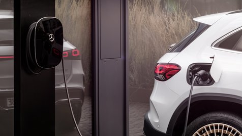 Die Bundesregierung hat bereits ab Anfang 2026 ein neues Förderprogramm für Elektroautos beschlossen. Damit wird der Einstieg in die Elektromobilität wieder deutlich attraktiver und erleichtert vor allem&nbsp;Privatpersonen den Umstieg auf klimafreundliche Mobilität. Das staatliche Förderprogramm unterstützt den Kauf und das Leasing von neuen Elektro- als auch Plug-in-Hybridautos, jeweils mit einer Mindesthaltedauer von 36 Monaten.
 Wann startet die Förderung? Förderfähig sind Fahrzeuge, die ab dem 1. Januar 2026 neu zugelassen wurden. Eine Antragsstellung ist voraussichtlich im Laufe des Mai 2026 online möglich. Förderfähig sind Fahrzeuge, die ab dem 1. Januar 2026 neu zugelassen werden. Die Förderung kann rückwirkend beantragt werden.
Wer kann die Förderung beantragen? Die Förderung können Privatpersonen mit einem zu versteuernden Haushaltsjahreseinkommen bis max. 80.000 € beantragen. Mit Kindern erhöht sich die Grenze auf bis zu max. 90.000 € (5.000 € pro Kind).
Welche Fahrzeuge werden gefördert? Gefördert werden rein batterieelektrische Fahrzeuge (BEV) und Elektroautos&nbsp;mit Range-Extender, sofern sie bestimmte Klimakriterien erfüllen&nbsp;(z. B. mindestens 80 km elektrische Reichweite oder max. 60 g CO₂/km). Die Förderung gilt aktuell nur für Neuwagen, nicht für Gebrauchtwagen (Stand: 01/2026).
Wie hoch ist die Förderung? Die Förderung ist gestaffelt nach Einkommen und Familiengröße: Die Basisförderung beträgt 3.000 € für rein batterieelektrische Fahrzeuge und 1.500 € für Plug-In-Hybride und Elektroautos mit Range-Extender. Familien werden zusätzlich gefördert. Pro Kind gibt es 500 € on top&nbsp;(max. 1.000 €, nur 2 Kinder werden berücksichtigt).&nbsp; Bei geringerem Einkommen gibt es extra Bonusbeträge, sodass es Förderbeträge bis zu insgesamt 6.000 € für vollelektrische Fahrzeuge und 4.500 € für Plug-in-Hybridfahrzeuge möglich sind.&nbsp;  Mehr dazu hier auf unserer Webseite   Alle Infos ausführlich finden Sie auf der Webseite des Bundesumweltministeriums:&nbsp;  Weitere Informationen zur Förderung