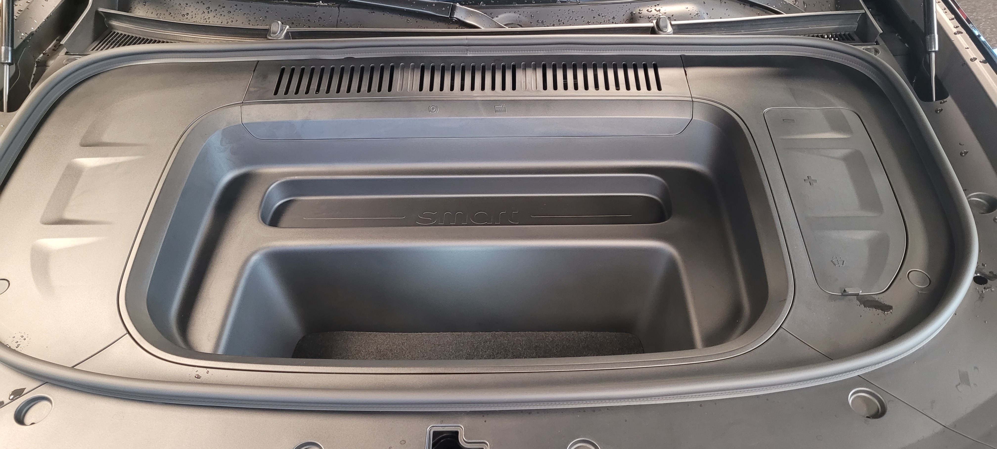 Das Dach ist ebenfalls schwarz, diese Bilder sind von einem "Zwillingsfahrzeug" mit rotem Dach.&nbsp; 1 Schl&uuml;sselanh&auml;nger10,25 Zoll HD-Kombiinstrument12 V-Anschluss im Vorderbereich12-V-Steckdose im Kofferraum2 kabellose Telefonladeger&auml;teAirbag: Airbag Fahrer und BeifahrerAirbag: Sidebags f&uuml;r Fahrer und BeifahrerAirbag: Windowairbag vorne und hintenAirbag: Zentralairbag zwischen Fahrer und BeifahrerAktive K&uuml;hlergrillklappen (AGS)Ambientebeleuchtung+Anti-Diebstahl-AlarmAntiblockiersystem (ABS)Armlehne im Fond mit 2 CupholdernAssist: 360-KameraAssist: AUTOHOLDAssist: Adaptiver Tempomat (ACC) mit Stop &amp; Go-FunktionAssist: Anh&auml;nger-Stabilit&auml;ts-Assistent (TSA)Assist: Ausweichman&ouml;verassistent (EMA)Assist: Automatischer Parkassistent (APA)Assist: Autonome NotbremsungAssist: Bergabfahrsteuerung (HDC)Assist: BerganfahrhilfeAssist: Bremskraftverteilung elektronischAssist: Einparkhilfe vorne/hinten - 12Assist: Elektronische Traktionskontrolle (TCS/ASR)Assist: Fahrer&uuml;berwachungssystem (DMS)Assist: Frontkollisionsschutz (FCM)Assist: Heckkollisionsschutz (RCM)Assist: Intelligenter Geschwindigkeitsassistent (ISA)Assist: Kurvenbremssteuerung (CBC)Assist: Notspurhalteassistent Plus (ELKA Plus)Assist: Parknotbremse (PEB)Assist: Querverkehrswarnung hinten (RCTA)Assist: Querverkehrswarnung vorne (FCTA)Assist: Smart Pilot AssistAssist: Spurhaltesystem (LDP)Assist: Spurverlassenswarnung (LDW)Assist: Spurwechselassistent (LCA)Assist: Stauassistent (TJA)Assist: Totwinkelerfassung (BSD)Assist: TraktionskontrolleAssist: T&uuml;r&ouml;ffnungswarnung (DOW)Assist: Verkehrszeichenerkennung (TSR)Assist: &Uuml;berschlagschutzsystem (ARP)Aussenspiegel elektrisch verstellbar, beheizbar mit Memory-Funktion und automatischen EintauchenAussenspiegel, automatisch abblendendBRABUS EmblemeBcallBremsenergie-R&uuml;ckgewinnungBremssattel in rot lackiertBrillenablage in der DachkonsoleCupholder vorneDachrelingDekor: Armaturenbrett, mit Kunstleder &uuml;berzogenDekor: Beleuchtete Edelstahl-TrittblecheDigitaler Schl&uuml;sselElektrische Fensterheber vorneElektrische Servolenkung (EPAS)Elektrisches Halo-DachrolloElektronisches Stabilit&auml;ts-ProgrammFahrwerk: Scheibenbremsen vorne und hinten, bel&uuml;ftetFront- und R&uuml;ckglas akustischFrunk - vorderer Kofferraum mit LichtGarantie: 2 Jahre ohne Kilometerbe-Garantie: Garantie f&uuml;r HV-Batterie 8 Jahre, 200.000 kmGarantie: Garantie f&uuml;r einzigartige Komponenten von Elektrofahrzeugen (E-Motor, Motorsteuerger&auml;t)Getriebe: 1-Gang GetriebeHead-up-Display mit erweiterte Realit&auml;tHeckfenster und Seitenfenster - abgedunkelte ScheibenInnenbeleuchtung mit Logo-ProjektionInnenspiegel - automatisch abblendenderIntelligentes Management der BatterietemperaturKlima: 2-Zonen-KlimaautomatikKlima: Luftfilter +Klima: Luftqualit&auml;tssystem (AQS)Klima: L&uuml;ftungsschlitzen in MittelkonsoleKlima: PM2.5-SensorKomfortmodus mit nur einer TasteLED-Leseleuchte im Flugzeugstil f&uuml;r die R&uuml;cksitzeLackierung: Dach in Wagenfarbe lackiertLackierung: Dach-LackierungLackierung: Metallic-LackierungLaderaumabdeckung einziehbarLenkrad: Lenkrad - Sportausf&uuml;hrung mit AlcantaraLenkrad: Lenkrad beheiztLenkrad: Lenkradmaterial: AlcantaraLenkrad: Lenkradverstellung - vierfach, manuellLeselampenLicht: Adaptives FernlichtLicht: CyberSparksLED+ mit automatischem FernlichtassistentenLicht: Follow-me-home-StirnlampenLicht: Positionslichter dynamisch &uuml;ber die gesamte L&auml;ngeLicht: R&uuml;ckleuchten - LEDMedia: 4 USB-Schnellladeanschl&uuml;sseMedia: Beifahrer-Bildschirm OLED mit 13 ZollMedia: BluetoothMedia: Digitalradio (DAB)Media: Sennheiser Soundsystem mit 20 LautsprechernMedia: Zentraler Bildschirm OLED mit 13 ZollMedia:Apple Carplay und Android AutoMotorhaubenentriegelung elektrischMotorsound simuliertNFC-Schl&uuml;sselkarteNotrufsystem (eCall)Paket: Premium-Konnektivit&auml;tspaket (1 Jahr inklusive)Media: Karten-Updates per MobilfunkMedia: Live-VerkehrsvisualisierungMedia: Mehr Apps im Auto (Video-Streaming, Musik-Streaming und Spiele)Media: Online-NavigationMedia: Ortung gestohlener FahrzeugeMedia: Unbegrenztes 5G-DatenvolumenPaket: Standard-Konnektivit&auml;tspaket (8 Jahre inklusive)E-Call und B-CallMedia: App SpotifyMedia: Basis-5G-DatenpaketMedia: Fahrzeug-Updates drahtloseMedia: Hello smart Mobile AppMedia: Karte und Navigation mit Zugriff auf &ouml;ffentliche LadepunkteMedia: Sprachassistent Hello smartPanoramadachParkbremse elektrischPedalerie im SportstilPolster: MikrofaserRegensensorR&auml;der: 21'' Monoblock Z 255/40 R21R&auml;der: Reifendruckkontrollsystem (TPMS)R&auml;der: ReifenreparatursetR&auml;der: SommerreifenSchl&uuml;sselloser ZugangSicherheitsgurte h&ouml;henverstellbar f&uuml;r Fahrer und BeifahrerSitze: 6-fach elektrische Sitzverstellung f&uuml;r Fahrer und Beifahrer mit Lordosenst&uuml;tzeSitze: Beifahrer Easy Entry/Exit SitzeinstellungSitze: Beifahrersitz mit Memory-FunktionSitze: Bel&uuml;fteter Fahrer- und BeifahrersitzSitze: DurchladeSitze: Easy Entry / Exit SitzverstellungSitze: Fahrersitz mit Memory-FunktionSitze: ISOFIX am BeifahrersitzSitze: ISOFIX hintenSitze: R&uuml;cksitzbank im m Verh&auml;ltnis 40:60 geteilt und umklappbarSitze: R&uuml;cksitze beheiztSitze: R&uuml;cksitzlehne elektrisch verstellbarSitze: Vordersitze heizbarSportliche KarosserieT&uuml;ren: Heckklappe sensorgesteuertT&uuml;ren: Rahmenlose T&uuml;renT&uuml;ren: T&uuml;r-EntriegelungstasteT&uuml;ren: T&uuml;rgriffe verdecktT&uuml;ren: T&uuml;rgriffe verdeckt und beleuchtetVehicle to load (V2L) Kapazit&auml;tVerbandskastenWarndreieckWarnwesteWegfahrsperre elektronischW&auml;rmepumpeZentralverriegelung mit Fernbedienungs-Pedal