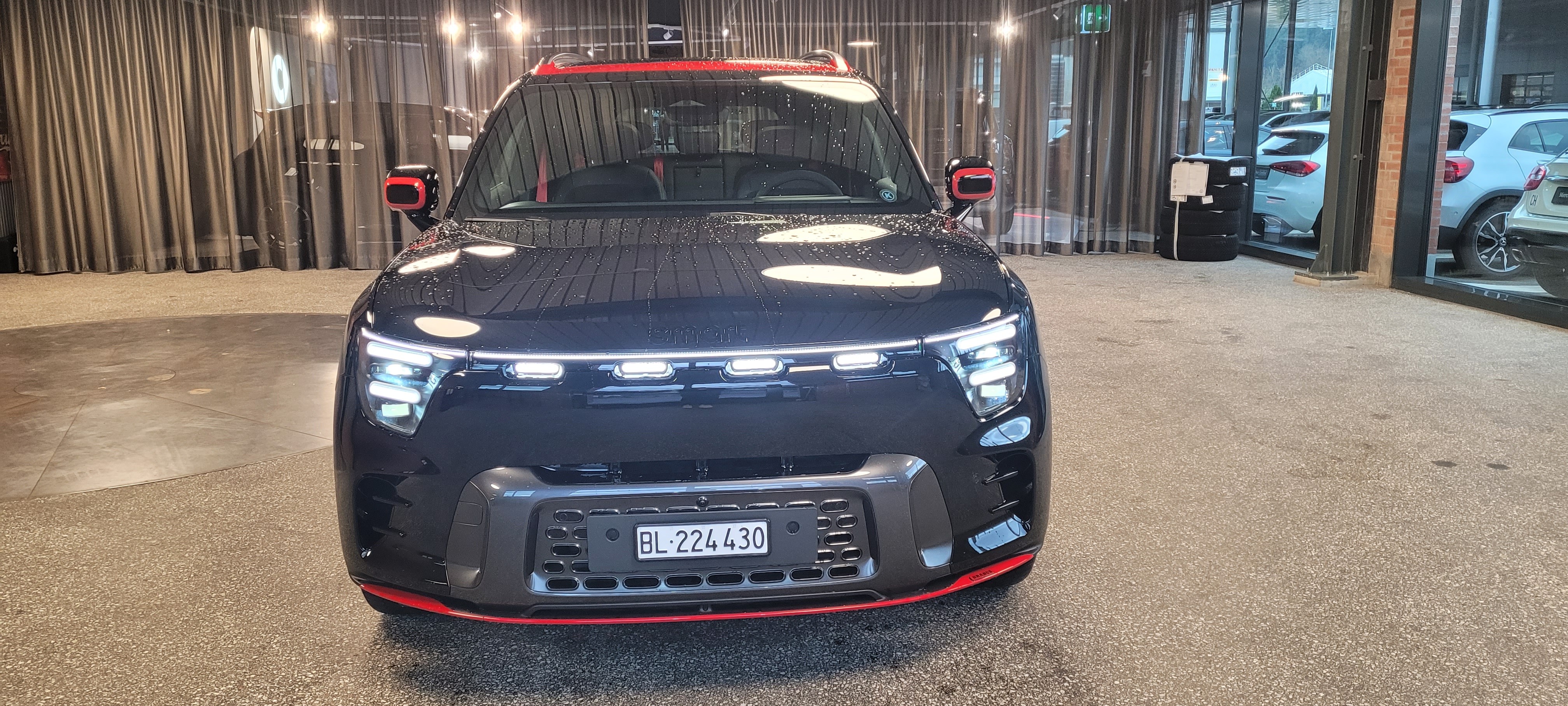 Das Dach ist ebenfalls schwarz, diese Bilder sind von einem "Zwillingsfahrzeug" mit rotem Dach.&nbsp; 1 Schl&uuml;sselanh&auml;nger10,25 Zoll HD-Kombiinstrument12 V-Anschluss im Vorderbereich12-V-Steckdose im Kofferraum2 kabellose Telefonladeger&auml;teAirbag: Airbag Fahrer und BeifahrerAirbag: Sidebags f&uuml;r Fahrer und BeifahrerAirbag: Windowairbag vorne und hintenAirbag: Zentralairbag zwischen Fahrer und BeifahrerAktive K&uuml;hlergrillklappen (AGS)Ambientebeleuchtung+Anti-Diebstahl-AlarmAntiblockiersystem (ABS)Armlehne im Fond mit 2 CupholdernAssist: 360-KameraAssist: AUTOHOLDAssist: Adaptiver Tempomat (ACC) mit Stop &amp; Go-FunktionAssist: Anh&auml;nger-Stabilit&auml;ts-Assistent (TSA)Assist: Ausweichman&ouml;verassistent (EMA)Assist: Automatischer Parkassistent (APA)Assist: Autonome NotbremsungAssist: Bergabfahrsteuerung (HDC)Assist: BerganfahrhilfeAssist: Bremskraftverteilung elektronischAssist: Einparkhilfe vorne/hinten - 12Assist: Elektronische Traktionskontrolle (TCS/ASR)Assist: Fahrer&uuml;berwachungssystem (DMS)Assist: Frontkollisionsschutz (FCM)Assist: Heckkollisionsschutz (RCM)Assist: Intelligenter Geschwindigkeitsassistent (ISA)Assist: Kurvenbremssteuerung (CBC)Assist: Notspurhalteassistent Plus (ELKA Plus)Assist: Parknotbremse (PEB)Assist: Querverkehrswarnung hinten (RCTA)Assist: Querverkehrswarnung vorne (FCTA)Assist: Smart Pilot AssistAssist: Spurhaltesystem (LDP)Assist: Spurverlassenswarnung (LDW)Assist: Spurwechselassistent (LCA)Assist: Stauassistent (TJA)Assist: Totwinkelerfassung (BSD)Assist: TraktionskontrolleAssist: T&uuml;r&ouml;ffnungswarnung (DOW)Assist: Verkehrszeichenerkennung (TSR)Assist: &Uuml;berschlagschutzsystem (ARP)Aussenspiegel elektrisch verstellbar, beheizbar mit Memory-Funktion und automatischen EintauchenAussenspiegel, automatisch abblendendBRABUS EmblemeBcallBremsenergie-R&uuml;ckgewinnungBremssattel in rot lackiertBrillenablage in der DachkonsoleCupholder vorneDachrelingDekor: Armaturenbrett, mit Kunstleder &uuml;berzogenDekor: Beleuchtete Edelstahl-TrittblecheDigitaler Schl&uuml;sselElektrische Fensterheber vorneElektrische Servolenkung (EPAS)Elektrisches Halo-DachrolloElektronisches Stabilit&auml;ts-ProgrammFahrwerk: Scheibenbremsen vorne und hinten, bel&uuml;ftetFront- und R&uuml;ckglas akustischFrunk - vorderer Kofferraum mit LichtGarantie: 2 Jahre ohne Kilometerbe-Garantie: Garantie f&uuml;r HV-Batterie 8 Jahre, 200.000 kmGarantie: Garantie f&uuml;r einzigartige Komponenten von Elektrofahrzeugen (E-Motor, Motorsteuerger&auml;t)Getriebe: 1-Gang GetriebeHead-up-Display mit erweiterte Realit&auml;tHeckfenster und Seitenfenster - abgedunkelte ScheibenInnenbeleuchtung mit Logo-ProjektionInnenspiegel - automatisch abblendenderIntelligentes Management der BatterietemperaturKlima: 2-Zonen-KlimaautomatikKlima: Luftfilter +Klima: Luftqualit&auml;tssystem (AQS)Klima: L&uuml;ftungsschlitzen in MittelkonsoleKlima: PM2.5-SensorKomfortmodus mit nur einer TasteLED-Leseleuchte im Flugzeugstil f&uuml;r die R&uuml;cksitzeLackierung: Dach in Wagenfarbe lackiertLackierung: Dach-LackierungLackierung: Metallic-LackierungLaderaumabdeckung einziehbarLenkrad: Lenkrad - Sportausf&uuml;hrung mit AlcantaraLenkrad: Lenkrad beheiztLenkrad: Lenkradmaterial: AlcantaraLenkrad: Lenkradverstellung - vierfach, manuellLeselampenLicht: Adaptives FernlichtLicht: CyberSparksLED+ mit automatischem FernlichtassistentenLicht: Follow-me-home-StirnlampenLicht: Positionslichter dynamisch &uuml;ber die gesamte L&auml;ngeLicht: R&uuml;ckleuchten - LEDMedia: 4 USB-Schnellladeanschl&uuml;sseMedia: Beifahrer-Bildschirm OLED mit 13 ZollMedia: BluetoothMedia: Digitalradio (DAB)Media: Sennheiser Soundsystem mit 20 LautsprechernMedia: Zentraler Bildschirm OLED mit 13 ZollMedia:Apple Carplay und Android AutoMotorhaubenentriegelung elektrischMotorsound simuliertNFC-Schl&uuml;sselkarteNotrufsystem (eCall)Paket: Premium-Konnektivit&auml;tspaket (1 Jahr inklusive)Media: Karten-Updates per MobilfunkMedia: Live-VerkehrsvisualisierungMedia: Mehr Apps im Auto (Video-Streaming, Musik-Streaming und Spiele)Media: Online-NavigationMedia: Ortung gestohlener FahrzeugeMedia: Unbegrenztes 5G-DatenvolumenPaket: Standard-Konnektivit&auml;tspaket (8 Jahre inklusive)E-Call und B-CallMedia: App SpotifyMedia: Basis-5G-DatenpaketMedia: Fahrzeug-Updates drahtloseMedia: Hello smart Mobile AppMedia: Karte und Navigation mit Zugriff auf &ouml;ffentliche LadepunkteMedia: Sprachassistent Hello smartPanoramadachParkbremse elektrischPedalerie im SportstilPolster: MikrofaserRegensensorR&auml;der: 21'' Monoblock Z 255/40 R21R&auml;der: Reifendruckkontrollsystem (TPMS)R&auml;der: ReifenreparatursetR&auml;der: SommerreifenSchl&uuml;sselloser ZugangSicherheitsgurte h&ouml;henverstellbar f&uuml;r Fahrer und BeifahrerSitze: 6-fach elektrische Sitzverstellung f&uuml;r Fahrer und Beifahrer mit Lordosenst&uuml;tzeSitze: Beifahrer Easy Entry/Exit SitzeinstellungSitze: Beifahrersitz mit Memory-FunktionSitze: Bel&uuml;fteter Fahrer- und BeifahrersitzSitze: DurchladeSitze: Easy Entry / Exit SitzverstellungSitze: Fahrersitz mit Memory-FunktionSitze: ISOFIX am BeifahrersitzSitze: ISOFIX hintenSitze: R&uuml;cksitzbank im m Verh&auml;ltnis 40:60 geteilt und umklappbarSitze: R&uuml;cksitze beheiztSitze: R&uuml;cksitzlehne elektrisch verstellbarSitze: Vordersitze heizbarSportliche KarosserieT&uuml;ren: Heckklappe sensorgesteuertT&uuml;ren: Rahmenlose T&uuml;renT&uuml;ren: T&uuml;r-EntriegelungstasteT&uuml;ren: T&uuml;rgriffe verdecktT&uuml;ren: T&uuml;rgriffe verdeckt und beleuchtetVehicle to load (V2L) Kapazit&auml;tVerbandskastenWarndreieckWarnwesteWegfahrsperre elektronischW&auml;rmepumpeZentralverriegelung mit Fernbedienungs-Pedal