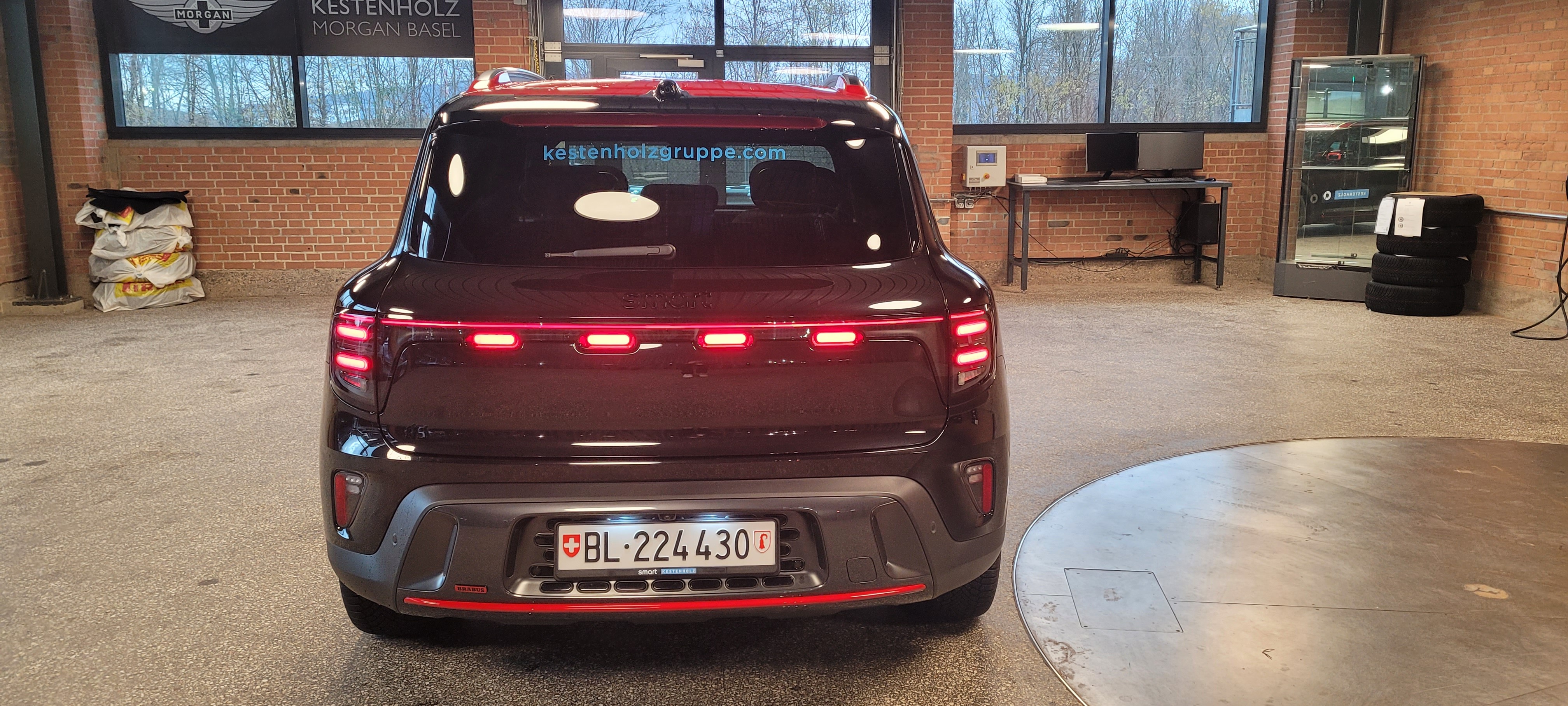 Das Dach ist ebenfalls schwarz, diese Bilder sind von einem "Zwillingsfahrzeug" mit rotem Dach.&nbsp; 1 Schl&uuml;sselanh&auml;nger10,25 Zoll HD-Kombiinstrument12 V-Anschluss im Vorderbereich12-V-Steckdose im Kofferraum2 kabellose Telefonladeger&auml;teAirbag: Airbag Fahrer und BeifahrerAirbag: Sidebags f&uuml;r Fahrer und BeifahrerAirbag: Windowairbag vorne und hintenAirbag: Zentralairbag zwischen Fahrer und BeifahrerAktive K&uuml;hlergrillklappen (AGS)Ambientebeleuchtung+Anti-Diebstahl-AlarmAntiblockiersystem (ABS)Armlehne im Fond mit 2 CupholdernAssist: 360-KameraAssist: AUTOHOLDAssist: Adaptiver Tempomat (ACC) mit Stop &amp; Go-FunktionAssist: Anh&auml;nger-Stabilit&auml;ts-Assistent (TSA)Assist: Ausweichman&ouml;verassistent (EMA)Assist: Automatischer Parkassistent (APA)Assist: Autonome NotbremsungAssist: Bergabfahrsteuerung (HDC)Assist: BerganfahrhilfeAssist: Bremskraftverteilung elektronischAssist: Einparkhilfe vorne/hinten - 12Assist: Elektronische Traktionskontrolle (TCS/ASR)Assist: Fahrer&uuml;berwachungssystem (DMS)Assist: Frontkollisionsschutz (FCM)Assist: Heckkollisionsschutz (RCM)Assist: Intelligenter Geschwindigkeitsassistent (ISA)Assist: Kurvenbremssteuerung (CBC)Assist: Notspurhalteassistent Plus (ELKA Plus)Assist: Parknotbremse (PEB)Assist: Querverkehrswarnung hinten (RCTA)Assist: Querverkehrswarnung vorne (FCTA)Assist: Smart Pilot AssistAssist: Spurhaltesystem (LDP)Assist: Spurverlassenswarnung (LDW)Assist: Spurwechselassistent (LCA)Assist: Stauassistent (TJA)Assist: Totwinkelerfassung (BSD)Assist: TraktionskontrolleAssist: T&uuml;r&ouml;ffnungswarnung (DOW)Assist: Verkehrszeichenerkennung (TSR)Assist: &Uuml;berschlagschutzsystem (ARP)Aussenspiegel elektrisch verstellbar, beheizbar mit Memory-Funktion und automatischen EintauchenAussenspiegel, automatisch abblendendBRABUS EmblemeBcallBremsenergie-R&uuml;ckgewinnungBremssattel in rot lackiertBrillenablage in der DachkonsoleCupholder vorneDachrelingDekor: Armaturenbrett, mit Kunstleder &uuml;berzogenDekor: Beleuchtete Edelstahl-TrittblecheDigitaler Schl&uuml;sselElektrische Fensterheber vorneElektrische Servolenkung (EPAS)Elektrisches Halo-DachrolloElektronisches Stabilit&auml;ts-ProgrammFahrwerk: Scheibenbremsen vorne und hinten, bel&uuml;ftetFront- und R&uuml;ckglas akustischFrunk - vorderer Kofferraum mit LichtGarantie: 2 Jahre ohne Kilometerbe-Garantie: Garantie f&uuml;r HV-Batterie 8 Jahre, 200.000 kmGarantie: Garantie f&uuml;r einzigartige Komponenten von Elektrofahrzeugen (E-Motor, Motorsteuerger&auml;t)Getriebe: 1-Gang GetriebeHead-up-Display mit erweiterte Realit&auml;tHeckfenster und Seitenfenster - abgedunkelte ScheibenInnenbeleuchtung mit Logo-ProjektionInnenspiegel - automatisch abblendenderIntelligentes Management der BatterietemperaturKlima: 2-Zonen-KlimaautomatikKlima: Luftfilter +Klima: Luftqualit&auml;tssystem (AQS)Klima: L&uuml;ftungsschlitzen in MittelkonsoleKlima: PM2.5-SensorKomfortmodus mit nur einer TasteLED-Leseleuchte im Flugzeugstil f&uuml;r die R&uuml;cksitzeLackierung: Dach in Wagenfarbe lackiertLackierung: Dach-LackierungLackierung: Metallic-LackierungLaderaumabdeckung einziehbarLenkrad: Lenkrad - Sportausf&uuml;hrung mit AlcantaraLenkrad: Lenkrad beheiztLenkrad: Lenkradmaterial: AlcantaraLenkrad: Lenkradverstellung - vierfach, manuellLeselampenLicht: Adaptives FernlichtLicht: CyberSparksLED+ mit automatischem FernlichtassistentenLicht: Follow-me-home-StirnlampenLicht: Positionslichter dynamisch &uuml;ber die gesamte L&auml;ngeLicht: R&uuml;ckleuchten - LEDMedia: 4 USB-Schnellladeanschl&uuml;sseMedia: Beifahrer-Bildschirm OLED mit 13 ZollMedia: BluetoothMedia: Digitalradio (DAB)Media: Sennheiser Soundsystem mit 20 LautsprechernMedia: Zentraler Bildschirm OLED mit 13 ZollMedia:Apple Carplay und Android AutoMotorhaubenentriegelung elektrischMotorsound simuliertNFC-Schl&uuml;sselkarteNotrufsystem (eCall)Paket: Premium-Konnektivit&auml;tspaket (1 Jahr inklusive)Media: Karten-Updates per MobilfunkMedia: Live-VerkehrsvisualisierungMedia: Mehr Apps im Auto (Video-Streaming, Musik-Streaming und Spiele)Media: Online-NavigationMedia: Ortung gestohlener FahrzeugeMedia: Unbegrenztes 5G-DatenvolumenPaket: Standard-Konnektivit&auml;tspaket (8 Jahre inklusive)E-Call und B-CallMedia: App SpotifyMedia: Basis-5G-DatenpaketMedia: Fahrzeug-Updates drahtloseMedia: Hello smart Mobile AppMedia: Karte und Navigation mit Zugriff auf &ouml;ffentliche LadepunkteMedia: Sprachassistent Hello smartPanoramadachParkbremse elektrischPedalerie im SportstilPolster: MikrofaserRegensensorR&auml;der: 21'' Monoblock Z 255/40 R21R&auml;der: Reifendruckkontrollsystem (TPMS)R&auml;der: ReifenreparatursetR&auml;der: SommerreifenSchl&uuml;sselloser ZugangSicherheitsgurte h&ouml;henverstellbar f&uuml;r Fahrer und BeifahrerSitze: 6-fach elektrische Sitzverstellung f&uuml;r Fahrer und Beifahrer mit Lordosenst&uuml;tzeSitze: Beifahrer Easy Entry/Exit SitzeinstellungSitze: Beifahrersitz mit Memory-FunktionSitze: Bel&uuml;fteter Fahrer- und BeifahrersitzSitze: DurchladeSitze: Easy Entry / Exit SitzverstellungSitze: Fahrersitz mit Memory-FunktionSitze: ISOFIX am BeifahrersitzSitze: ISOFIX hintenSitze: R&uuml;cksitzbank im m Verh&auml;ltnis 40:60 geteilt und umklappbarSitze: R&uuml;cksitze beheiztSitze: R&uuml;cksitzlehne elektrisch verstellbarSitze: Vordersitze heizbarSportliche KarosserieT&uuml;ren: Heckklappe sensorgesteuertT&uuml;ren: Rahmenlose T&uuml;renT&uuml;ren: T&uuml;r-EntriegelungstasteT&uuml;ren: T&uuml;rgriffe verdecktT&uuml;ren: T&uuml;rgriffe verdeckt und beleuchtetVehicle to load (V2L) Kapazit&auml;tVerbandskastenWarndreieckWarnwesteWegfahrsperre elektronischW&auml;rmepumpeZentralverriegelung mit Fernbedienungs-Pedal