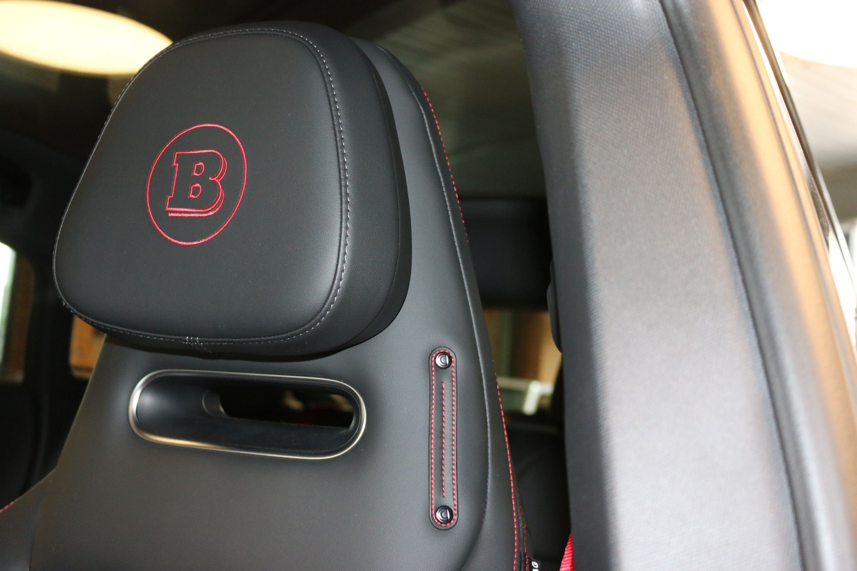 1 Schl&uuml;sselanh&auml;nger12 V-Anschluss im Vorderbereich12-V-Steckdose im Kofferraum3-Punkt-Sicherheitsgurte auf allen9,2-Zoll-HD-KombiinstrumentAC-Ladeleistung (22 kW)Airbag: Airbag Fahrer und BeifahrerAirbag: KopfairbagsAirbag: Sidebags f&uuml;r Fahrer und BeifahrerAirbag: Zentralairbag zwischen Fahrer und BeifahrerAktive Gitterklappen (AGS)Ambientebeleuchtung +Antiblockiersystem (ABS)Armlehne im Fond mit 2 CupholdernAssist: 360-KameraAssist: AUTOHOLDAssist: Adaptiver Tempomat (ACC) mit Stop &amp; Go-FunktionAssist: Anh&auml;nger-Stabilit&auml;ts-Assistent (TSA)Assist: Ausweichman&ouml;verassistent (EMA)Assist: Automatischer Parkassistent (APA)Assist: Autonome NotbremsungAssist: Bergabfahrsteuerung (HDC)Assist: BerganfahrhilfeAssist: Bremskraftverteilung elektronischAssist: Einparkhilfe vorne/hinten - 12Assist: Elektronische Traktionskontrolle (TCS/ASR)Assist: Fahrer&uuml;berwachungssystem (DMS)Assist: Frontkollisionsschutz (FCM)Assist: Heckkollisionsschutz (RCM)Assist: Intelligenter Geschwindigkeitsassistent (ISA)Assist: Kurvenbremssteuerung (CBC)Assist: NotbremsassistentAssist: Notfall-Spurhalteassistent+Assist: Parknotbremse (PEB)Assist: Querverkehrswarnung hinten (RCTA)Assist: Querverkehrswarnung vorne (FCTA)Assist: Smart Pilot AssistAssist: Spurhaltesystem (LDS)Assist: Spurverlassenswarnung (LDW)Assist: Spurwechselassistent (LCA)Assist: Stauassistent (TJA)Assist: Totwinkelerfassung (BSD)Assist: T&uuml;r&ouml;ffnungswarnung (DOW)Assist: Verkehrszeichenerkennung (TSR)Assist: &Uuml;berschlagschutzsystem (ARP)Aussenspiegel elektrisch verstellbar, beheizbar mit Memory-Funktion und automatischen EintauchenAussenspiegel, automatisch abblendendBcallBefestigungspunkte f&uuml;r Dachtr&auml;gerBremsenergie-R&uuml;ckgewinnungBremssattel in rot lackiertBrillenfachCupholder vorneDC-Ladeleistung (150 kW)Dekor: Beleuchtete Edelstahl-TrittblecheDekor: Instrumententafel beledertDriving Mode - ECO-ModusDriving Mode - KomfortmodusDriving mode - BrabusDriving mode - SportmodusDurchladem&ouml;glichkeit im FondE-Pedal ModusElektronisches Stabilit&auml;ts-ProgrammFahrwerk: KomfortfederungFrunk - vorderer KofferraumGarantie: 3 Jahre ohne Kilometerbegrenzung (ab 1. Inv.)Garantie: Garantie f&uuml;r HV-Batterie 8 Jahre, 200.000 kmGarantie: Garantie f&uuml;r einzigartige Komponenten von Elektrofahrzeugen (E-Motor, Motorsteuerger&auml;t)Getriebe: Direktantrieb, kein GetriebeHead-up-Display, 10 ZollHeckfenster und Seitenfenster - abgedunkelte ScheibenHeckscheiben-Wisch-/WaschanlageHeckscheibenheizungInnenbeleuchtung mit Logo-ProjektionInnenspiegel - automatisch abblendenderIntelligentes Management der BatterietemperaturKabelloses Ladesystem f&uuml;r mobile Endger&auml;teKlima: 2-Zonen-KlimaautomatikKlima: Luftfilter +Klima: Luftqualit&auml;tssystem (AQS)Klima: L&uuml;ftungsschlitzen in MittelkonsoleKlima: PM2.5-SensorLackierung: Dach in Wagenfarbe lackiertLackierung: Metallic-LackierungLadekabelLaderaumabdeckung einziehbarLenkrad: Lenkrad - Sportausf&uuml;hrung mit AlcantaraLenkrad: Lenkradmaterial: Alcantara-LenkradLenkrad: Lenkradverstellung - vierfach, manuellLeselampenLicht: Adaptives FernlichtLicht: CyberSparks LED Matrix ScheinwerferLicht: Drittes BremslichtLicht: Dynamische BlinkleuchtenLicht: Follow-me-home-StirnlampenLicht: NebelschlussleuchteLicht: R&uuml;ckleuchten - LEDMedia: 13 LautsprecherMedia: 4 USB-Anschl&uuml;sseMedia: Beats SoundsystemsMedia: BluetoothMedia: Digitalradio (DAB)Media: Zentraler Bildschirm mit 12,8 ZollMedia:Apple Carplay und Android AutoNotrufsystem (eCall)Paket: Premium-Konnektivit&auml;tspaket (1 Jahr inklusive)Paket: Standard-Konnektivit&auml;tspaket (einschlie&szlig;lich 8 Jahre)PanoramadachPanoramadach mit SonnenschutzParkbremse elektrischPedalerie im SportstilPolster: MikrofaserRegensensorR&auml;der: 20" Synchro - 245/40 R20R&auml;der: PannensetR&auml;der: Reifendruckkontrollsystem (TPMS)R&auml;der: SommerreifenScheibenbremsen vorne und hinten, bel&uuml;ftetSchl&uuml;sselloser Zugang - Vordert&uuml;renServolenkung Elektrisch (EPAS)Sicherheitsgurte h&ouml;henverstellbar f&uuml;r Fahrer und BeifahrerSimuliertes Motorger&auml;uschSitze: Beifahrersitz, elektrische Sechswege-Verstellung mit Lendenwirbelst&uuml;tzeSitze: Easy Entry / Exit SitzverstellungSitze: Fahrersitz mit Memory-FunktionSitze: Fahrersitz, elektrische Sechswege-Verstellung mit Lendenwirbelst&uuml;tzeSitze: Fondsitze f&uuml;r 3 Personen, 40:60 aufteilbarSitze: ISOFIX mit Verankerung oben am BeifahrersitzSitze: ISOFIX und Befestigungspunkte f&uuml;r den oberen Haltegurt des Kindersitzes hintenSitze: Kopfst&uuml;tzen vorne und hintenSitze: Neigungsverstellung des R&uuml;cksitzesSitze: Vordersitze bel&uuml;ftetSitze: Vordersitze heizbarSportliche KarosserieT&uuml;ren: Elektrische HeckklappeT&uuml;ren: Heckklappe sensorgesteuertT&uuml;ren: Rahmenlose T&uuml;renT&uuml;ren: T&uuml;rgriffe verdeckt und beleuchtetVerbandskastenWarndreieckWarnwesteWegfahrsperre elektronischW&auml;rmepumpeZentralverriegelung mit Fernbedienung