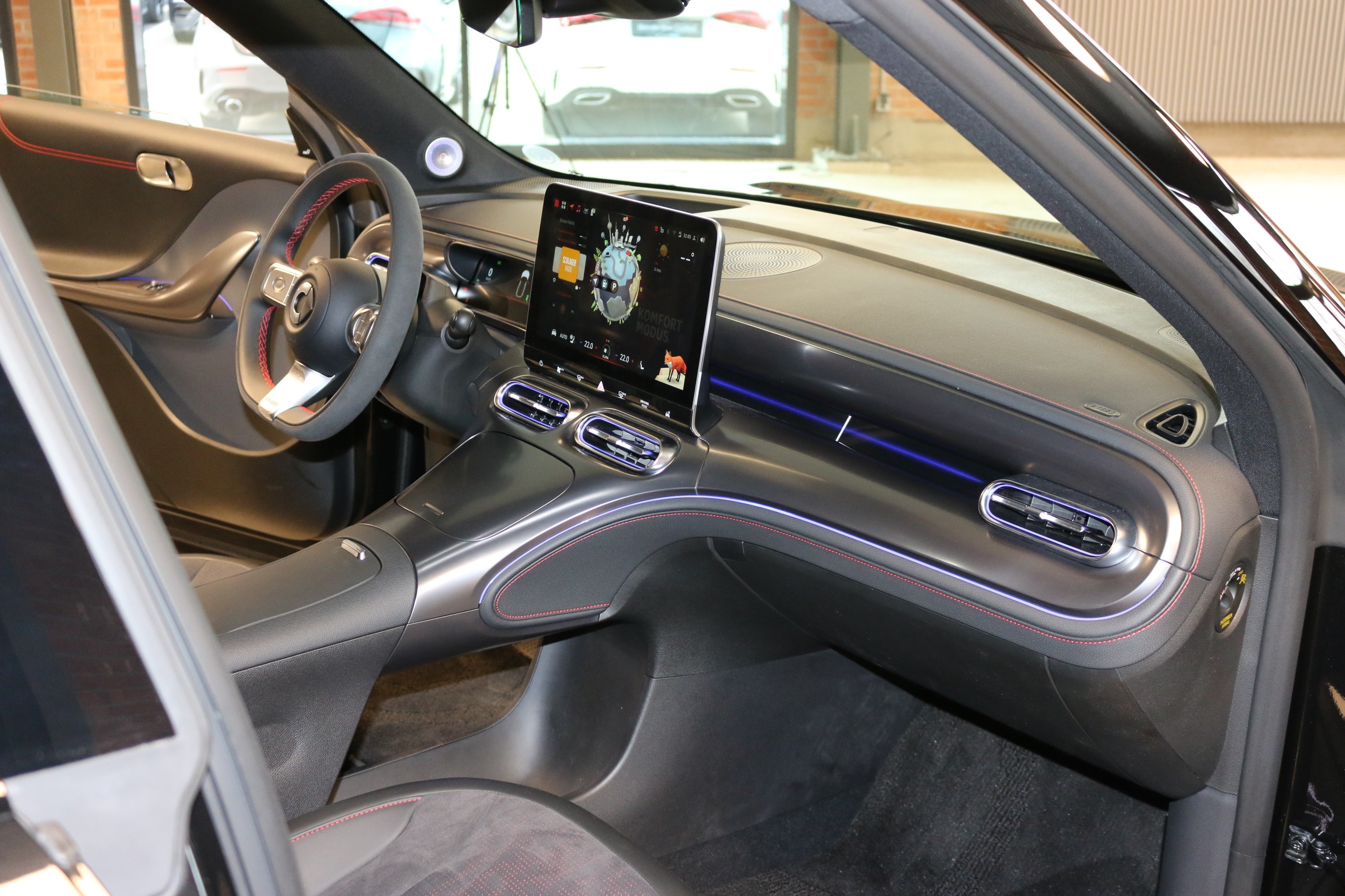 12 V-Anschluss im Vorderbereich12-V-Steckdose im Kofferraum2 Schl&uuml;sselanh&auml;nger3-Punkt-Sicherheitsgurte auf allen9,2-Zoll-HD-KombiinstrumentAC-Ladeleistung (22 kW)Airbag: Airbag Fahrer und BeifahrerAirbag: Sidebags f&uuml;r Fahrer und BeifahrerAirbag: Windowairbag vorne und hintenAirbag: Zentralairbag zwischen Fahrer und BeifahrerAktive Gitterklappen (AGS)Ambientebeleuchtung +Anti-Diebstahl-AlarmAntiblockiersystem (ABS)Armlehne im Fond mit 2 CupholdernAssist: 360-KameraAssist: AUTOHOLDAssist: Adaptiver Tempomat (ACC) mit Stop &amp; Go-FunktionAssist: Anh&auml;nger-Stabilit&auml;ts-Assistent (TSA)Assist: Ausweichman&ouml;verassistent (EMA)Assist: Automatischer Parkassistent (APA)Assist: Autonome NotbremsungAssist: Bergabfahrsteuerung (HDC)Assist: BerganfahrhilfeAssist: Bremskraftverteilung elektronischAssist: Einparkhilfe vorne/hinten - 12Assist: Elektronische Traktionskontrolle (TCS/ASR)Assist: Fahrer&uuml;berwachungssystem (DMS)Assist: Frontkollisionsschutz (FCM)Assist: Heckkollisionsschutz (RCM)Assist: Intelligenter Geschwindigkeitsassistent (ISA)Assist: Kurvenbremssteuerung (CBC)Assist: Notfall-Spurhalteassistent+Assist: Parknotbremse (PEB)Assist: Querverkehrswarnung hinten (RCTA)Assist: Querverkehrswarnung vorne (FCTA)Assist: Smart Pilot AssistAssist: Spurhaltesystem (LDS)Assist: Spurverlassenswarnung (LDW)Assist: Spurwechselassistent (LCA)Assist: Stauassistent (TJA)Assist: Totwinkelerfassung (BSD)Assist: T&uuml;r&ouml;ffnungswarnung (DOW)Assist: Verkehrszeichenerkennung (TSR)Assist: &Uuml;berschlagschutzsystem (ARP)Aussenspiegel elektrisch verstellbar, beheizbar mit Memory-Funktion und automatischen EintauchenAussenspiegel, automatisch abblendendBcallBel&uuml;ftete ScheibenbremsenBremsenergie-R&uuml;ckgewinnungBremssattel in rot lackiertBrillenablage in der DachkonsoleCupholder vorneDC-Ladeleistung (150 kW)DachrelingDekor: Armaturenbrett, mit Kunstleder &uuml;berzogenDekor: Beleuchtete Edelstahl-TrittblecheDriving Mode - ECO-ModusDriving Mode - KomfortmodusDriving mode - BrabusDriving mode - SportmodusDurchladem&ouml;glichkeit im FondE-Pedal ModusElektrische Servolenkung (EPAS)Elektrisches Halo-DachrolloElektronisches Stabilit&auml;ts-ProgrammErste-Hilfe-KastenFahrwerk: KomfortfederungFensterheber elektrischFrunk - vorderer KofferraumGarantie: 3 Jahre ohne Kilometerbegrenzung (ab 1. Inv.)Garantie: Garantie f&uuml;r HV-Batterie 8 Jahre, 200.000 kmGarantie: Garantie f&uuml;r einzigartige Komponenten von Elektrofahrzeugen (E-Motor, Motorsteuerger&auml;t)Getriebe: Direktantrieb, kein GetriebeHalo-Panoramadach, festHead-up-Display, 10 ZollHeckfenster und Seitenfenster - abgedunkelte ScheibenInnenbeleuchtung mit Logo-ProjektionInnenspiegel - automatisch abblendenderIntelligentes Management der BatterietemperaturKabelloses Ladesystem f&uuml;r mobile Endger&auml;teKlima: 2-Zonen-KlimaautomatikKlima: Gek&uuml;hltes Fach in MittelkonsoleKlima: Luftfilter +Klima: Luftqualit&auml;tssystem (AQS)Klima: PM2.5-SensorLackierung: Metallic-LackierungLadekabelLaderaumabdeckungLenkrad: Lenkrad - Sportausf&uuml;hrung mit AlcantaraLenkrad: Lenkradmaterial: Alcantara-LenkradLenkrad: Lenkradverstellung - vierfach, manuellLeselampenLicht: Adaptives FernlichtLicht: CyberSpark LED mit adaptivem FernlichtassistentenLicht: Drittes BremslichtLicht: Dynamische BlinkleuchtenLicht: Follow-me-home-StirnlampenLicht: R&uuml;ckleuchten - LEDMedia: 4 USB-Anschl&uuml;sseMedia: Beats&reg; Soundsystem mit 13 LautsprechernMedia: BluetoothMedia: Digitalradio (DAB)Media: Zentraler Bildschirm mit 12,8 ZollMedia:Apple Carplay und Android AutoNotrufsystem (eCall)Paket: Premium-Konnektivit&auml;tspaket (1 Jahr inklusive)Paket: Standard-Konnektivit&auml;tspaket (einschlie&szlig;lich 8 Jahre)Parkbremse elektrischPedalerie im SportstilPolster: MikrofaserRegensensorR&auml;der: 19'' Dynamo - 235/45 R19R&auml;der: Reifendruckkontrollsystem (TPMS)R&auml;der: ReifenreparatursetR&auml;der: SommerreifenSchl&uuml;sselloser Zugang - Vordert&uuml;renSicherheitsgurte h&ouml;henverstellbar f&uuml;r Fahrer und BeifahrerSitze: 6-fach elektrische Sitzverstellung f&uuml;r Fahrer und Beifahrer mit Lordosenst&uuml;tzeSitze: Bel&uuml;fteter Fahrer- und BeifahrersitzSitze: Easy Entry / Exit SitzverstellungSitze: Fahrersitz mit Memory-FunktionSitze: Fondsitze f&uuml;r 3 Personen, 40:60 aufteilbarSitze: ISOFIX mit Verankerung oben am BeifahrersitzSitze: ISOFIX und Befestigungspunkte f&uuml;r den oberen Haltegurt des Kindersitzes hintenSitze: Kopfst&uuml;tzen der Fondsitze, manuell verstellbar (nach oben/unten)Sitze: Kopfst&uuml;tzen vorne und hintenSitze: R&uuml;cksitzlehne, manuell verstellbarSitze: Verschiebbare R&uuml;cksitzbankSitze: Vordersitze heizbarSportliche KarosserieT&uuml;ren: Einfahrbahre T&uuml;rgriffe, beleuchtetT&uuml;ren: Heckklappe sensorgesteuertT&uuml;ren: Rahmenlose T&uuml;renWallbox smart Charge homeWarndreieckWarnwesteWegfahrsperre elektronischW&auml;rmepumpeZentralverriegelung mit Fernbedienung