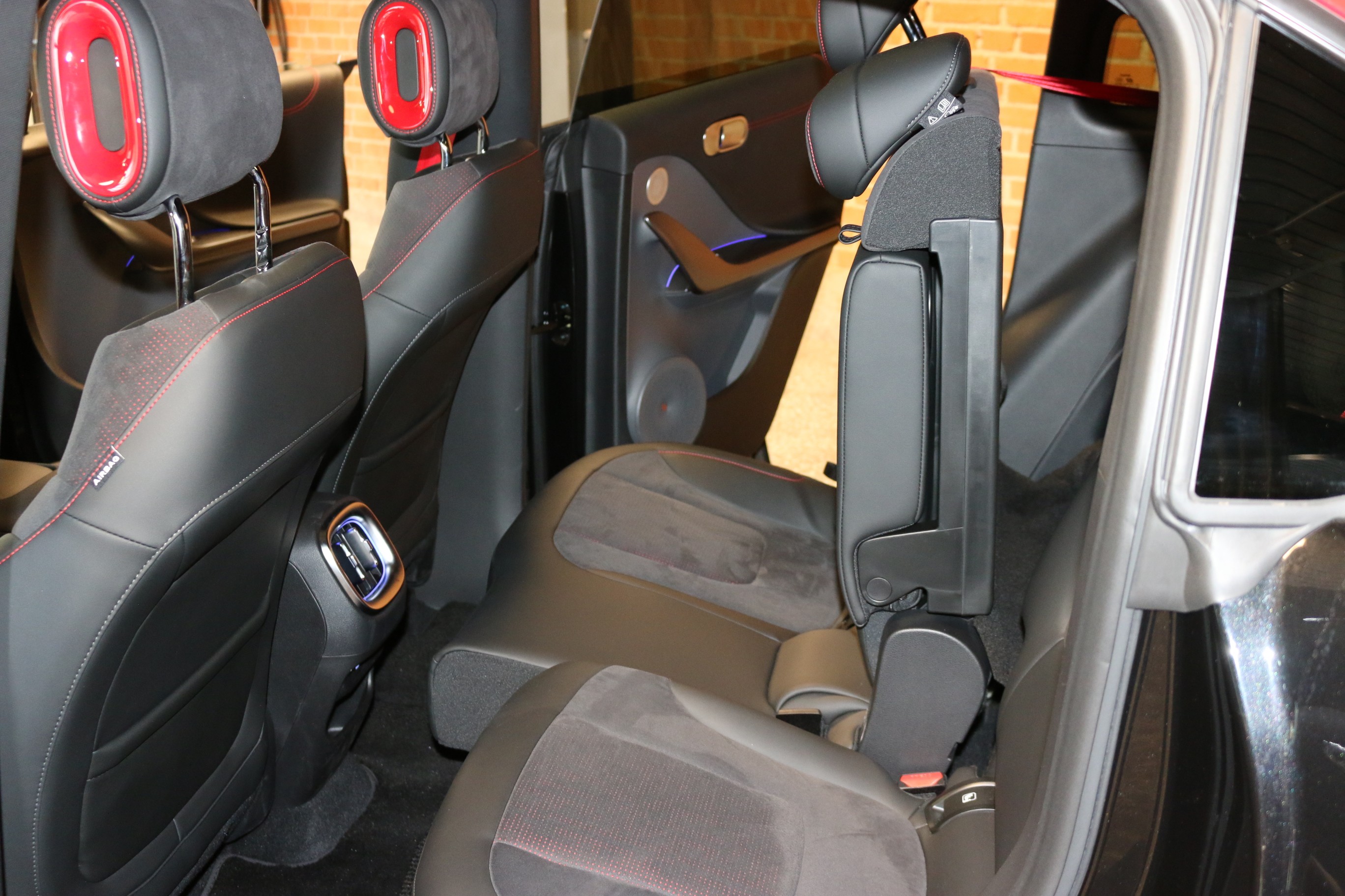 12 V-Anschluss im Vorderbereich12-V-Steckdose im Kofferraum2 Schl&uuml;sselanh&auml;nger3-Punkt-Sicherheitsgurte auf allen9,2-Zoll-HD-KombiinstrumentAC-Ladeleistung (22 kW)Airbag: Airbag Fahrer und BeifahrerAirbag: Sidebags f&uuml;r Fahrer und BeifahrerAirbag: Windowairbag vorne und hintenAirbag: Zentralairbag zwischen Fahrer und BeifahrerAktive Gitterklappen (AGS)Ambientebeleuchtung +Anti-Diebstahl-AlarmAntiblockiersystem (ABS)Armlehne im Fond mit 2 CupholdernAssist: 360-KameraAssist: AUTOHOLDAssist: Adaptiver Tempomat (ACC) mit Stop &amp; Go-FunktionAssist: Anh&auml;nger-Stabilit&auml;ts-Assistent (TSA)Assist: Ausweichman&ouml;verassistent (EMA)Assist: Automatischer Parkassistent (APA)Assist: Autonome NotbremsungAssist: Bergabfahrsteuerung (HDC)Assist: BerganfahrhilfeAssist: Bremskraftverteilung elektronischAssist: Einparkhilfe vorne/hinten - 12Assist: Elektronische Traktionskontrolle (TCS/ASR)Assist: Fahrer&uuml;berwachungssystem (DMS)Assist: Frontkollisionsschutz (FCM)Assist: Heckkollisionsschutz (RCM)Assist: Intelligenter Geschwindigkeitsassistent (ISA)Assist: Kurvenbremssteuerung (CBC)Assist: Notfall-Spurhalteassistent+Assist: Parknotbremse (PEB)Assist: Querverkehrswarnung hinten (RCTA)Assist: Querverkehrswarnung vorne (FCTA)Assist: Smart Pilot AssistAssist: Spurhaltesystem (LDS)Assist: Spurverlassenswarnung (LDW)Assist: Spurwechselassistent (LCA)Assist: Stauassistent (TJA)Assist: Totwinkelerfassung (BSD)Assist: T&uuml;r&ouml;ffnungswarnung (DOW)Assist: Verkehrszeichenerkennung (TSR)Assist: &Uuml;berschlagschutzsystem (ARP)Aussenspiegel elektrisch verstellbar, beheizbar mit Memory-Funktion und automatischen EintauchenAussenspiegel, automatisch abblendendBcallBel&uuml;ftete ScheibenbremsenBremsenergie-R&uuml;ckgewinnungBremssattel in rot lackiertBrillenablage in der DachkonsoleCupholder vorneDC-Ladeleistung (150 kW)DachrelingDekor: Armaturenbrett, mit Kunstleder &uuml;berzogenDekor: Beleuchtete Edelstahl-TrittblecheDriving Mode - ECO-ModusDriving Mode - KomfortmodusDriving mode - BrabusDriving mode - SportmodusDurchladem&ouml;glichkeit im FondE-Pedal ModusElektrische Servolenkung (EPAS)Elektrisches Halo-DachrolloElektronisches Stabilit&auml;ts-ProgrammErste-Hilfe-KastenFahrwerk: KomfortfederungFensterheber elektrischFrunk - vorderer KofferraumGarantie: 3 Jahre ohne Kilometerbegrenzung (ab 1. Inv.)Garantie: Garantie f&uuml;r HV-Batterie 8 Jahre, 200.000 kmGarantie: Garantie f&uuml;r einzigartige Komponenten von Elektrofahrzeugen (E-Motor, Motorsteuerger&auml;t)Getriebe: Direktantrieb, kein GetriebeHalo-Panoramadach, festHead-up-Display, 10 ZollHeckfenster und Seitenfenster - abgedunkelte ScheibenInnenbeleuchtung mit Logo-ProjektionInnenspiegel - automatisch abblendenderIntelligentes Management der BatterietemperaturKabelloses Ladesystem f&uuml;r mobile Endger&auml;teKlima: 2-Zonen-KlimaautomatikKlima: Gek&uuml;hltes Fach in MittelkonsoleKlima: Luftfilter +Klima: Luftqualit&auml;tssystem (AQS)Klima: PM2.5-SensorLackierung: Metallic-LackierungLadekabelLaderaumabdeckungLenkrad: Lenkrad - Sportausf&uuml;hrung mit AlcantaraLenkrad: Lenkradmaterial: Alcantara-LenkradLenkrad: Lenkradverstellung - vierfach, manuellLeselampenLicht: Adaptives FernlichtLicht: CyberSpark LED mit adaptivem FernlichtassistentenLicht: Drittes BremslichtLicht: Dynamische BlinkleuchtenLicht: Follow-me-home-StirnlampenLicht: R&uuml;ckleuchten - LEDMedia: 4 USB-Anschl&uuml;sseMedia: Beats&reg; Soundsystem mit 13 LautsprechernMedia: BluetoothMedia: Digitalradio (DAB)Media: Zentraler Bildschirm mit 12,8 ZollMedia:Apple Carplay und Android AutoNotrufsystem (eCall)Paket: Premium-Konnektivit&auml;tspaket (1 Jahr inklusive)Paket: Standard-Konnektivit&auml;tspaket (einschlie&szlig;lich 8 Jahre)Parkbremse elektrischPedalerie im SportstilPolster: MikrofaserRegensensorR&auml;der: 19'' Dynamo - 235/45 R19R&auml;der: Reifendruckkontrollsystem (TPMS)R&auml;der: ReifenreparatursetR&auml;der: SommerreifenSchl&uuml;sselloser Zugang - Vordert&uuml;renSicherheitsgurte h&ouml;henverstellbar f&uuml;r Fahrer und BeifahrerSitze: 6-fach elektrische Sitzverstellung f&uuml;r Fahrer und Beifahrer mit Lordosenst&uuml;tzeSitze: Bel&uuml;fteter Fahrer- und BeifahrersitzSitze: Easy Entry / Exit SitzverstellungSitze: Fahrersitz mit Memory-FunktionSitze: Fondsitze f&uuml;r 3 Personen, 40:60 aufteilbarSitze: ISOFIX mit Verankerung oben am BeifahrersitzSitze: ISOFIX und Befestigungspunkte f&uuml;r den oberen Haltegurt des Kindersitzes hintenSitze: Kopfst&uuml;tzen der Fondsitze, manuell verstellbar (nach oben/unten)Sitze: Kopfst&uuml;tzen vorne und hintenSitze: R&uuml;cksitzlehne, manuell verstellbarSitze: Verschiebbare R&uuml;cksitzbankSitze: Vordersitze heizbarSportliche KarosserieT&uuml;ren: Einfahrbahre T&uuml;rgriffe, beleuchtetT&uuml;ren: Heckklappe sensorgesteuertT&uuml;ren: Rahmenlose T&uuml;renWallbox smart Charge homeWarndreieckWarnwesteWegfahrsperre elektronischW&auml;rmepumpeZentralverriegelung mit Fernbedienung