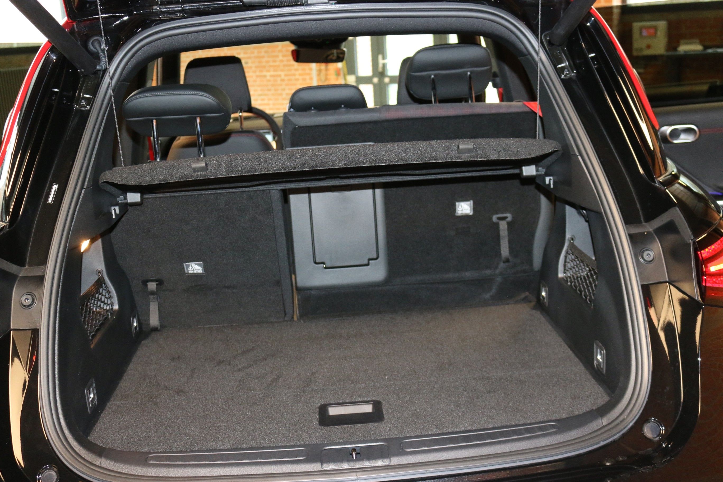 12 V-Anschluss im Vorderbereich12-V-Steckdose im Kofferraum2 Schl&uuml;sselanh&auml;nger3-Punkt-Sicherheitsgurte auf allen9,2-Zoll-HD-KombiinstrumentAC-Ladeleistung (22 kW)Airbag: Airbag Fahrer und BeifahrerAirbag: Sidebags f&uuml;r Fahrer und BeifahrerAirbag: Windowairbag vorne und hintenAirbag: Zentralairbag zwischen Fahrer und BeifahrerAktive Gitterklappen (AGS)Ambientebeleuchtung +Anti-Diebstahl-AlarmAntiblockiersystem (ABS)Armlehne im Fond mit 2 CupholdernAssist: 360-KameraAssist: AUTOHOLDAssist: Adaptiver Tempomat (ACC) mit Stop &amp; Go-FunktionAssist: Anh&auml;nger-Stabilit&auml;ts-Assistent (TSA)Assist: Ausweichman&ouml;verassistent (EMA)Assist: Automatischer Parkassistent (APA)Assist: Autonome NotbremsungAssist: Bergabfahrsteuerung (HDC)Assist: BerganfahrhilfeAssist: Bremskraftverteilung elektronischAssist: Einparkhilfe vorne/hinten - 12Assist: Elektronische Traktionskontrolle (TCS/ASR)Assist: Fahrer&uuml;berwachungssystem (DMS)Assist: Frontkollisionsschutz (FCM)Assist: Heckkollisionsschutz (RCM)Assist: Intelligenter Geschwindigkeitsassistent (ISA)Assist: Kurvenbremssteuerung (CBC)Assist: Notfall-Spurhalteassistent+Assist: Parknotbremse (PEB)Assist: Querverkehrswarnung hinten (RCTA)Assist: Querverkehrswarnung vorne (FCTA)Assist: Smart Pilot AssistAssist: Spurhaltesystem (LDS)Assist: Spurverlassenswarnung (LDW)Assist: Spurwechselassistent (LCA)Assist: Stauassistent (TJA)Assist: Totwinkelerfassung (BSD)Assist: T&uuml;r&ouml;ffnungswarnung (DOW)Assist: Verkehrszeichenerkennung (TSR)Assist: &Uuml;berschlagschutzsystem (ARP)Aussenspiegel elektrisch verstellbar, beheizbar mit Memory-Funktion und automatischen EintauchenAussenspiegel, automatisch abblendendBcallBel&uuml;ftete ScheibenbremsenBremsenergie-R&uuml;ckgewinnungBremssattel in rot lackiertBrillenablage in der DachkonsoleCupholder vorneDC-Ladeleistung (150 kW)DachrelingDekor: Armaturenbrett, mit Kunstleder &uuml;berzogenDekor: Beleuchtete Edelstahl-TrittblecheDriving Mode - ECO-ModusDriving Mode - KomfortmodusDriving mode - BrabusDriving mode - SportmodusDurchladem&ouml;glichkeit im FondE-Pedal ModusElektrische Servolenkung (EPAS)Elektrisches Halo-DachrolloElektronisches Stabilit&auml;ts-ProgrammErste-Hilfe-KastenFahrwerk: KomfortfederungFensterheber elektrischFrunk - vorderer KofferraumGarantie: 3 Jahre ohne Kilometerbegrenzung (ab 1. Inv.)Garantie: Garantie f&uuml;r HV-Batterie 8 Jahre, 200.000 kmGarantie: Garantie f&uuml;r einzigartige Komponenten von Elektrofahrzeugen (E-Motor, Motorsteuerger&auml;t)Getriebe: Direktantrieb, kein GetriebeHalo-Panoramadach, festHead-up-Display, 10 ZollHeckfenster und Seitenfenster - abgedunkelte ScheibenInnenbeleuchtung mit Logo-ProjektionInnenspiegel - automatisch abblendenderIntelligentes Management der BatterietemperaturKabelloses Ladesystem f&uuml;r mobile Endger&auml;teKlima: 2-Zonen-KlimaautomatikKlima: Gek&uuml;hltes Fach in MittelkonsoleKlima: Luftfilter +Klima: Luftqualit&auml;tssystem (AQS)Klima: PM2.5-SensorLackierung: Metallic-LackierungLadekabelLaderaumabdeckungLenkrad: Lenkrad - Sportausf&uuml;hrung mit AlcantaraLenkrad: Lenkradmaterial: Alcantara-LenkradLenkrad: Lenkradverstellung - vierfach, manuellLeselampenLicht: Adaptives FernlichtLicht: CyberSpark LED mit adaptivem FernlichtassistentenLicht: Drittes BremslichtLicht: Dynamische BlinkleuchtenLicht: Follow-me-home-StirnlampenLicht: R&uuml;ckleuchten - LEDMedia: 4 USB-Anschl&uuml;sseMedia: Beats&reg; Soundsystem mit 13 LautsprechernMedia: BluetoothMedia: Digitalradio (DAB)Media: Zentraler Bildschirm mit 12,8 ZollMedia:Apple Carplay und Android AutoNotrufsystem (eCall)Paket: Premium-Konnektivit&auml;tspaket (1 Jahr inklusive)Paket: Standard-Konnektivit&auml;tspaket (einschlie&szlig;lich 8 Jahre)Parkbremse elektrischPedalerie im SportstilPolster: MikrofaserRegensensorR&auml;der: 19'' Dynamo - 235/45 R19R&auml;der: Reifendruckkontrollsystem (TPMS)R&auml;der: ReifenreparatursetR&auml;der: SommerreifenSchl&uuml;sselloser Zugang - Vordert&uuml;renSicherheitsgurte h&ouml;henverstellbar f&uuml;r Fahrer und BeifahrerSitze: 6-fach elektrische Sitzverstellung f&uuml;r Fahrer und Beifahrer mit Lordosenst&uuml;tzeSitze: Bel&uuml;fteter Fahrer- und BeifahrersitzSitze: Easy Entry / Exit SitzverstellungSitze: Fahrersitz mit Memory-FunktionSitze: Fondsitze f&uuml;r 3 Personen, 40:60 aufteilbarSitze: ISOFIX mit Verankerung oben am BeifahrersitzSitze: ISOFIX und Befestigungspunkte f&uuml;r den oberen Haltegurt des Kindersitzes hintenSitze: Kopfst&uuml;tzen der Fondsitze, manuell verstellbar (nach oben/unten)Sitze: Kopfst&uuml;tzen vorne und hintenSitze: R&uuml;cksitzlehne, manuell verstellbarSitze: Verschiebbare R&uuml;cksitzbankSitze: Vordersitze heizbarSportliche KarosserieT&uuml;ren: Einfahrbahre T&uuml;rgriffe, beleuchtetT&uuml;ren: Heckklappe sensorgesteuertT&uuml;ren: Rahmenlose T&uuml;renWallbox smart Charge homeWarndreieckWarnwesteWegfahrsperre elektronischW&auml;rmepumpeZentralverriegelung mit Fernbedienung