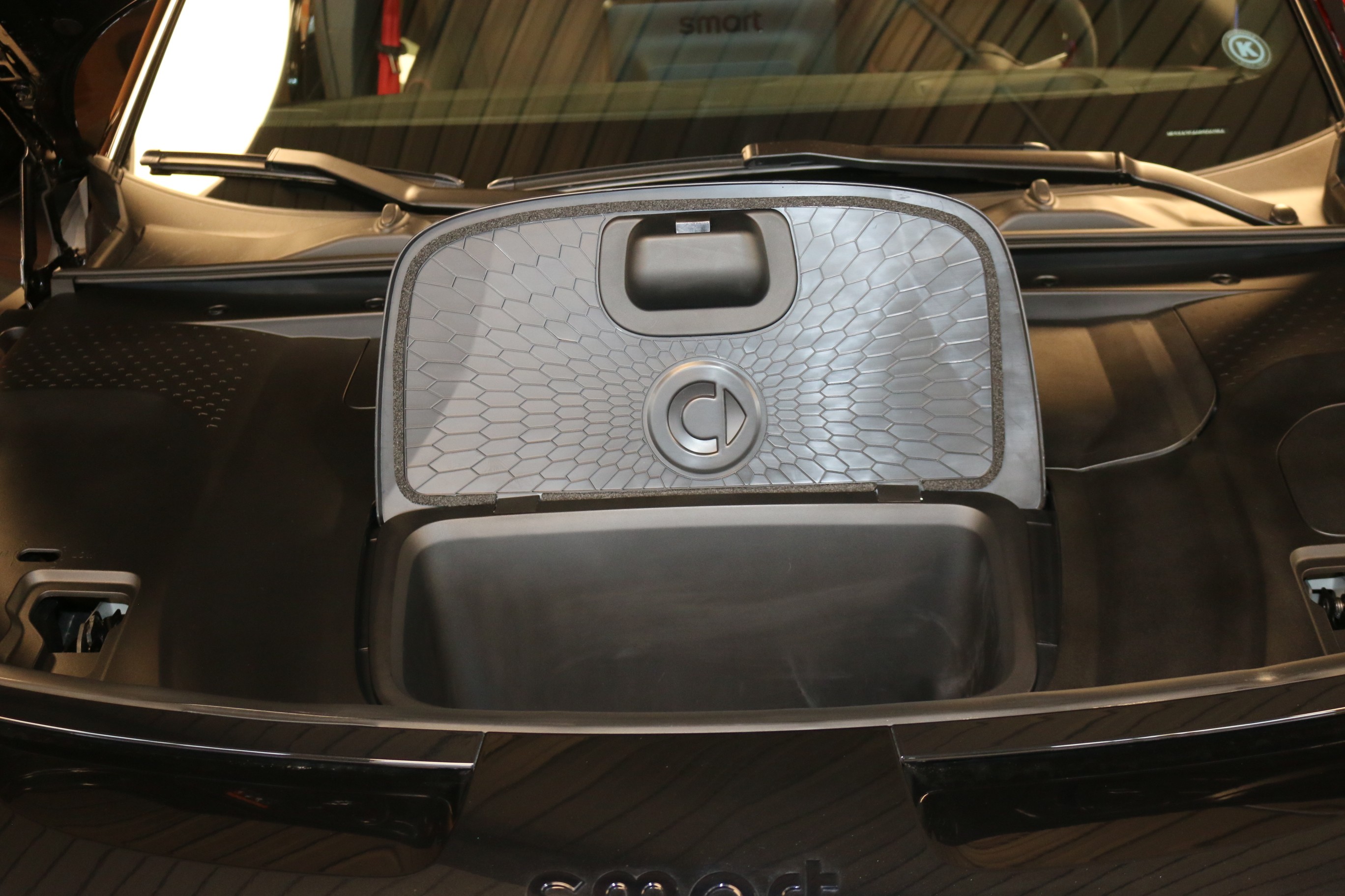 12 V-Anschluss im Vorderbereich12-V-Steckdose im Kofferraum2 Schl&uuml;sselanh&auml;nger3-Punkt-Sicherheitsgurte auf allen9,2-Zoll-HD-KombiinstrumentAC-Ladeleistung (22 kW)Airbag: Airbag Fahrer und BeifahrerAirbag: Sidebags f&uuml;r Fahrer und BeifahrerAirbag: Windowairbag vorne und hintenAirbag: Zentralairbag zwischen Fahrer und BeifahrerAktive Gitterklappen (AGS)Ambientebeleuchtung +Anti-Diebstahl-AlarmAntiblockiersystem (ABS)Armlehne im Fond mit 2 CupholdernAssist: 360-KameraAssist: AUTOHOLDAssist: Adaptiver Tempomat (ACC) mit Stop &amp; Go-FunktionAssist: Anh&auml;nger-Stabilit&auml;ts-Assistent (TSA)Assist: Ausweichman&ouml;verassistent (EMA)Assist: Automatischer Parkassistent (APA)Assist: Autonome NotbremsungAssist: Bergabfahrsteuerung (HDC)Assist: BerganfahrhilfeAssist: Bremskraftverteilung elektronischAssist: Einparkhilfe vorne/hinten - 12Assist: Elektronische Traktionskontrolle (TCS/ASR)Assist: Fahrer&uuml;berwachungssystem (DMS)Assist: Frontkollisionsschutz (FCM)Assist: Heckkollisionsschutz (RCM)Assist: Intelligenter Geschwindigkeitsassistent (ISA)Assist: Kurvenbremssteuerung (CBC)Assist: Notfall-Spurhalteassistent+Assist: Parknotbremse (PEB)Assist: Querverkehrswarnung hinten (RCTA)Assist: Querverkehrswarnung vorne (FCTA)Assist: Smart Pilot AssistAssist: Spurhaltesystem (LDS)Assist: Spurverlassenswarnung (LDW)Assist: Spurwechselassistent (LCA)Assist: Stauassistent (TJA)Assist: Totwinkelerfassung (BSD)Assist: T&uuml;r&ouml;ffnungswarnung (DOW)Assist: Verkehrszeichenerkennung (TSR)Assist: &Uuml;berschlagschutzsystem (ARP)Aussenspiegel elektrisch verstellbar, beheizbar mit Memory-Funktion und automatischen EintauchenAussenspiegel, automatisch abblendendBcallBel&uuml;ftete ScheibenbremsenBremsenergie-R&uuml;ckgewinnungBremssattel in rot lackiertBrillenablage in der DachkonsoleCupholder vorneDC-Ladeleistung (150 kW)DachrelingDekor: Armaturenbrett, mit Kunstleder &uuml;berzogenDekor: Beleuchtete Edelstahl-TrittblecheDriving Mode - ECO-ModusDriving Mode - KomfortmodusDriving mode - BrabusDriving mode - SportmodusDurchladem&ouml;glichkeit im FondE-Pedal ModusElektrische Servolenkung (EPAS)Elektrisches Halo-DachrolloElektronisches Stabilit&auml;ts-ProgrammErste-Hilfe-KastenFahrwerk: KomfortfederungFensterheber elektrischFrunk - vorderer KofferraumGarantie: 3 Jahre ohne Kilometerbegrenzung (ab 1. Inv.)Garantie: Garantie f&uuml;r HV-Batterie 8 Jahre, 200.000 kmGarantie: Garantie f&uuml;r einzigartige Komponenten von Elektrofahrzeugen (E-Motor, Motorsteuerger&auml;t)Getriebe: Direktantrieb, kein GetriebeHalo-Panoramadach, festHead-up-Display, 10 ZollHeckfenster und Seitenfenster - abgedunkelte ScheibenInnenbeleuchtung mit Logo-ProjektionInnenspiegel - automatisch abblendenderIntelligentes Management der BatterietemperaturKabelloses Ladesystem f&uuml;r mobile Endger&auml;teKlima: 2-Zonen-KlimaautomatikKlima: Gek&uuml;hltes Fach in MittelkonsoleKlima: Luftfilter +Klima: Luftqualit&auml;tssystem (AQS)Klima: PM2.5-SensorLackierung: Metallic-LackierungLadekabelLaderaumabdeckungLenkrad: Lenkrad - Sportausf&uuml;hrung mit AlcantaraLenkrad: Lenkradmaterial: Alcantara-LenkradLenkrad: Lenkradverstellung - vierfach, manuellLeselampenLicht: Adaptives FernlichtLicht: CyberSpark LED mit adaptivem FernlichtassistentenLicht: Drittes BremslichtLicht: Dynamische BlinkleuchtenLicht: Follow-me-home-StirnlampenLicht: R&uuml;ckleuchten - LEDMedia: 4 USB-Anschl&uuml;sseMedia: Beats&reg; Soundsystem mit 13 LautsprechernMedia: BluetoothMedia: Digitalradio (DAB)Media: Zentraler Bildschirm mit 12,8 ZollMedia:Apple Carplay und Android AutoNotrufsystem (eCall)Paket: Premium-Konnektivit&auml;tspaket (1 Jahr inklusive)Paket: Standard-Konnektivit&auml;tspaket (einschlie&szlig;lich 8 Jahre)Parkbremse elektrischPedalerie im SportstilPolster: MikrofaserRegensensorR&auml;der: 19'' Dynamo - 235/45 R19R&auml;der: Reifendruckkontrollsystem (TPMS)R&auml;der: ReifenreparatursetR&auml;der: SommerreifenSchl&uuml;sselloser Zugang - Vordert&uuml;renSicherheitsgurte h&ouml;henverstellbar f&uuml;r Fahrer und BeifahrerSitze: 6-fach elektrische Sitzverstellung f&uuml;r Fahrer und Beifahrer mit Lordosenst&uuml;tzeSitze: Bel&uuml;fteter Fahrer- und BeifahrersitzSitze: Easy Entry / Exit SitzverstellungSitze: Fahrersitz mit Memory-FunktionSitze: Fondsitze f&uuml;r 3 Personen, 40:60 aufteilbarSitze: ISOFIX mit Verankerung oben am BeifahrersitzSitze: ISOFIX und Befestigungspunkte f&uuml;r den oberen Haltegurt des Kindersitzes hintenSitze: Kopfst&uuml;tzen der Fondsitze, manuell verstellbar (nach oben/unten)Sitze: Kopfst&uuml;tzen vorne und hintenSitze: R&uuml;cksitzlehne, manuell verstellbarSitze: Verschiebbare R&uuml;cksitzbankSitze: Vordersitze heizbarSportliche KarosserieT&uuml;ren: Einfahrbahre T&uuml;rgriffe, beleuchtetT&uuml;ren: Heckklappe sensorgesteuertT&uuml;ren: Rahmenlose T&uuml;renWallbox smart Charge homeWarndreieckWarnwesteWegfahrsperre elektronischW&auml;rmepumpeZentralverriegelung mit Fernbedienung