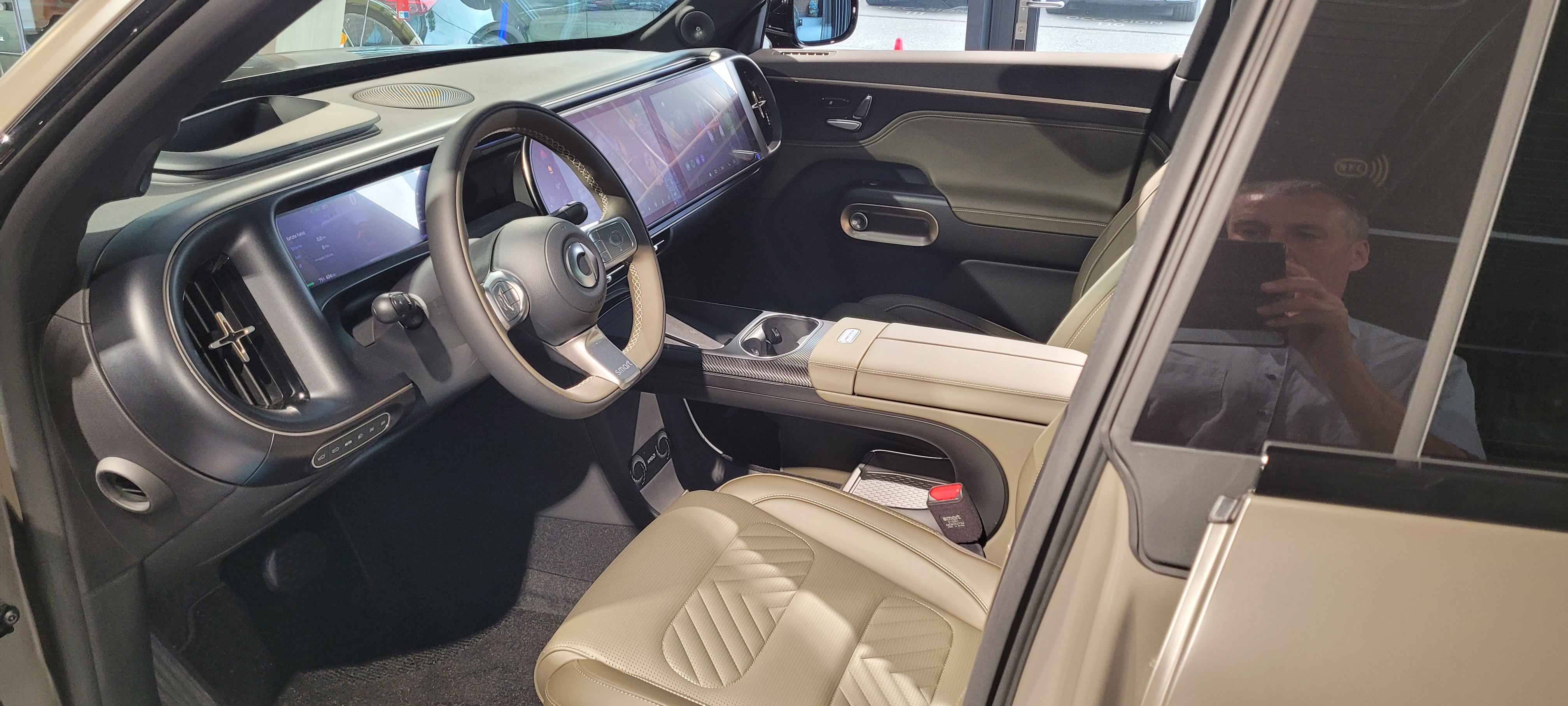 1 Schl&uuml;sselanh&auml;nger10,25 Zoll HD-Kombiinstrument12 V-Anschluss im Vorderbereich12-V-Steckdose im Kofferraum2 kabellose Telefonladeger&auml;teAirbag: Airbag Fahrer und BeifahrerAirbag: Sidebags f&uuml;r Fahrer und BeifahrerAirbag: Windowairbag vorne und hintenAirbag: Zentralairbag zwischen Fahrer und BeifahrerAktive K&uuml;hlergrillklappen (AGS)AmbientebeleuchtungAnh&auml;ngerkupplung elektrischAnti-Diebstahl-AlarmAntiblockiersystem (ABS)Armlehne im Fond mit 2 CupholdernAssist: 360-KameraAssist: AUTOHOLDAssist: Adaptiver Tempomat (ACC) mit Stop &amp; Go-FunktionAssist: Anh&auml;nger-Stabilit&auml;ts-Assistent (TSA)Assist: Ausweichman&ouml;verassistent (EMA)Assist: Automatischer Parkassistent (APA)Assist: Autonome NotbremsungAssist: Bergabfahrsteuerung (HDC)Assist: BerganfahrhilfeAssist: Bremskraftverteilung elektronischAssist: Einparkhilfe vorne/hinten - 12Assist: Elektronische Traktionskontrolle (TCS/ASR)Assist: Fahrer&uuml;berwachungssystem (DMS)Assist: Frontkollisionsschutz (FCM)Assist: Heckkollisionsschutz (RCM)Assist: Intelligenter Geschwindigkeitsassistent (ISA)Assist: Kurvenbremssteuerung (CBC)Assist: Notspurhalteassistent Plus (ELKA Plus)Assist: Parknotbremse (PEB)Assist: Querverkehrswarnung hinten (RCTA)Assist: Querverkehrswarnung vorne (FCTA)Assist: Smart Pilot AssistAssist: Spurhaltesystem (LDP)Assist: Spurverlassenswarnung (LDW)Assist: Spurwechselassistent (LCA)Assist: Stauassistent (TJA)Assist: Totwinkelerfassung (BSD)Assist: TraktionskontrolleAssist: T&uuml;r&ouml;ffnungswarnung (DOW)Assist: Verkehrszeichenerkennung (TSR)Assist: &Uuml;berschlagschutzsystem (ARP)Aussenspiegel elektrisch verstellbar, beheizbar mit Memory-Funktion und automatischen EintauchenAussenspiegel, automatisch abblendendBcallBremsenergie-R&uuml;ckgewinnungBrillenablage in der DachkonsoleCupholder vorneDachrelingDekor: Armaturenbrett, mit Kunstleder &uuml;berzogenDekor: Beleuchtete Edelstahl-TrittblecheDigitaler Schl&uuml;sselEditionsabzeichenElektrische Fensterheber vorneElektrische Servolenkung (EPAS)Elektrisches Halo-DachrolloElektronisches Stabilit&auml;ts-ProgrammFahrwerk: Scheibenbremsen vorne und hinten, bel&uuml;ftetFront- und R&uuml;ckglas akustischFrunk - vorderer Kofferraum mit LichtGarantie: 2 Jahre ohne Kilometerbe-Garantie: Garantie f&uuml;r HV-Batterie 8 Jahre, 200.000 kmGarantie: Garantie f&uuml;r einzigartige Komponenten von Elektrofahrzeugen (E-Motor, Motorsteuerger&auml;t)Getriebe: 1-Gang GetriebeHead-up-Display mit erweiterte Realit&auml;tHeckfenster und Seitenfenster - abgedunkelte ScheibenInnenbeleuchtung mit Logo-ProjektionInnenspiegel - automatisch abblendenderIntelligentes Management der BatterietemperaturKlima: 2-Zonen-KlimaautomatikKlima: Luftfilter +Klima: Luftqualit&auml;tssystem (AQS)Klima: L&uuml;ftungsschlitzen in MittelkonsoleKlima: PM2.5-SensorKomfortmodus mit nur einer TasteLED-Leseleuchte im Flugzeugstil f&uuml;r die R&uuml;cksitzeLackierung: Dach-LackierungLackierung: Matt-LackierungLaderaumabdeckung einziehbarLenkrad: Lenkrad beheiztLenkrad: Lenkradmaterial LederLenkrad: Lenkradverstellung - vierfach, manuellLeselampenLicht: Automatisches FernlichtLicht: CyberSparksLED mit automatischem FernlichtassistentenLicht: Follow-me-home-StirnlampenLicht: Positionslichter in voller L&auml;ngeLicht: R&uuml;ckleuchten - LEDMedia: 4 USB-Schnellladeanschl&uuml;sseMedia: Audiosystem mit 9 LautsprechernMedia: Beifahrer-Bildschirm OLED mit 13 ZollMedia: BluetoothMedia: Digitalradio (DAB)Media: Zentraler Bildschirm OLED mit 13 ZollMedia:Apple Carplay und Android AutoMotorhaubenentriegelung elektrischNFC-Schl&uuml;sselkarteNotrufsystem (eCall)Paket: Premium-Konnektivit&auml;tspaket (1 Jahr inklusive)Media: Karten-Updates per MobilfunkMedia: Live-VerkehrsvisualisierungMedia: Mehr Apps im Auto (Video-Streaming, Musik-Streaming und Spiele)Media: Online-NavigationMedia: Ortung gestohlener FahrzeugeMedia: Unbegrenztes 5G-DatenvolumenPaket: Standard-Konnektivit&auml;tspaket (8 Jahre inklusive)E-Call und B-CallMedia: App SpotifyMedia: Basis-5G-DatenpaketMedia: Fahrzeug-Updates drahtloseMedia: Hello smart Mobile AppMedia: Karte und Navigation mit Zugriff auf &ouml;ffentliche LadepunkteMedia: Sprachassistent Hello smartPanoramadachParkbremse elektrischPolster: Duo-LedersitzeRegensensorR&auml;der: 20" Helix - 255/45 R20R&auml;der: Reifendruckkontrollsystem (TPMS)R&auml;der: ReifenreparatursetR&auml;der: SommerreifenSchl&uuml;sselloser ZugangSicherheitsgurte h&ouml;henverstellbar f&uuml;r Fahrer und BeifahrerSitze: 6-fach elektrische Sitzverstellung f&uuml;r Fahrer und Beifahrer mit Lordosenst&uuml;tzeSitze: Beifahrer Easy Entry/Exit SitzeinstellungSitze: Beifahrersitz mit Memory-FunktionSitze: DurchladeSitze: Easy Entry / Exit SitzverstellungSitze: Fahrersitz mit Memory-FunktionSitze: ISOFIX am BeifahrersitzSitze: ISOFIX hintenSitze: R&uuml;cksitzbank im m Verh&auml;ltnis 40:60 geteilt und umklappbarSitze: R&uuml;cksitzlehne elektrisch verstellbarSitze: Vordersitze heizbarT&uuml;ren: Heckklappe sensorgesteuertT&uuml;ren: Rahmenlose T&uuml;renT&uuml;ren: T&uuml;r-EntriegelungstasteT&uuml;ren: T&uuml;rgriffe verdecktT&uuml;ren: T&uuml;rgriffe verdeckt und beleuchtetVehicle to load (V2L) Kapazit&auml;tVerbandskastenWarndreieckWarnwesteWegfahrsperre elektronischW&auml;rmepumpeZentralverriegelung mit Fernbedienungs-Pedal