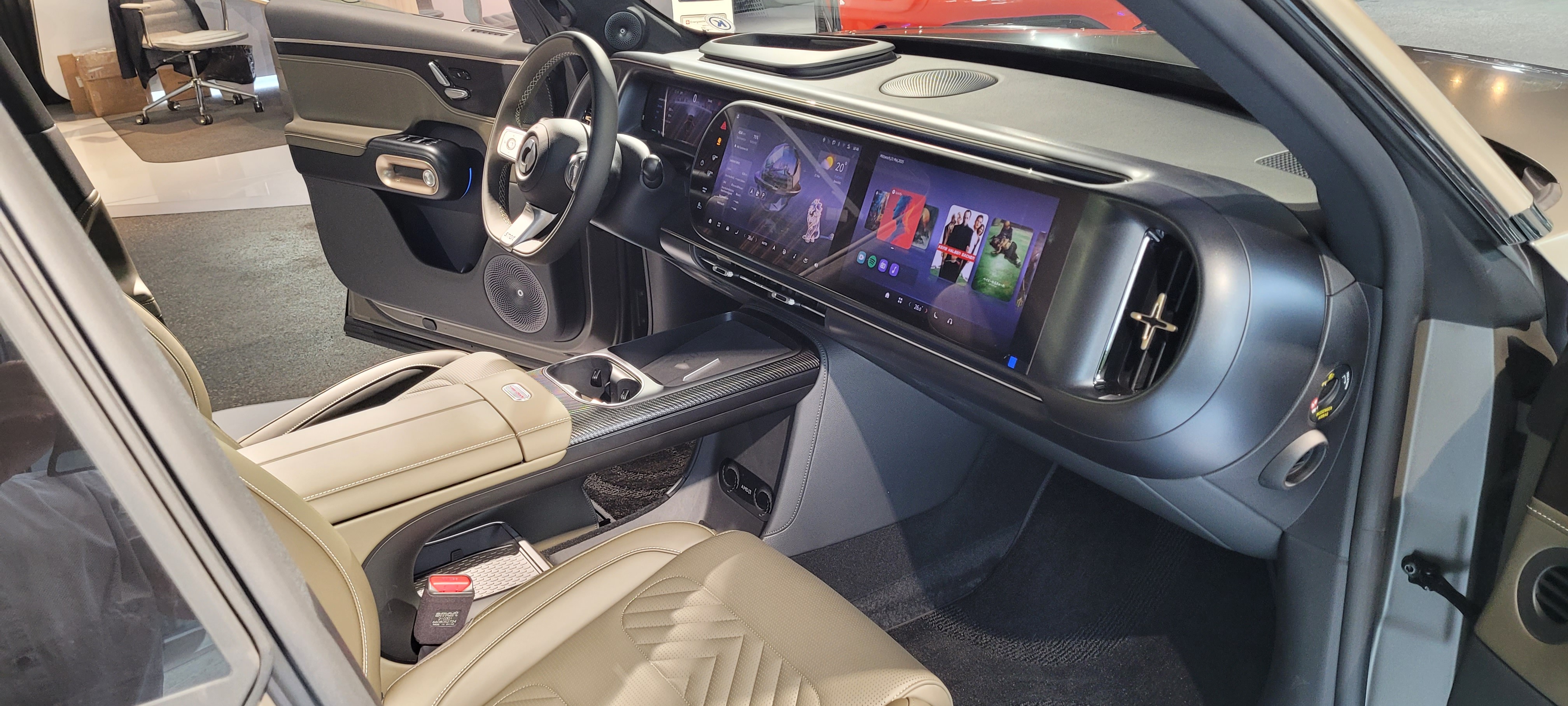 1 Schl&uuml;sselanh&auml;nger10,25 Zoll HD-Kombiinstrument12 V-Anschluss im Vorderbereich12-V-Steckdose im Kofferraum2 kabellose Telefonladeger&auml;teAirbag: Airbag Fahrer und BeifahrerAirbag: Sidebags f&uuml;r Fahrer und BeifahrerAirbag: Windowairbag vorne und hintenAirbag: Zentralairbag zwischen Fahrer und BeifahrerAktive K&uuml;hlergrillklappen (AGS)AmbientebeleuchtungAnh&auml;ngerkupplung elektrischAnti-Diebstahl-AlarmAntiblockiersystem (ABS)Armlehne im Fond mit 2 CupholdernAssist: 360-KameraAssist: AUTOHOLDAssist: Adaptiver Tempomat (ACC) mit Stop &amp; Go-FunktionAssist: Anh&auml;nger-Stabilit&auml;ts-Assistent (TSA)Assist: Ausweichman&ouml;verassistent (EMA)Assist: Automatischer Parkassistent (APA)Assist: Autonome NotbremsungAssist: Bergabfahrsteuerung (HDC)Assist: BerganfahrhilfeAssist: Bremskraftverteilung elektronischAssist: Einparkhilfe vorne/hinten - 12Assist: Elektronische Traktionskontrolle (TCS/ASR)Assist: Fahrer&uuml;berwachungssystem (DMS)Assist: Frontkollisionsschutz (FCM)Assist: Heckkollisionsschutz (RCM)Assist: Intelligenter Geschwindigkeitsassistent (ISA)Assist: Kurvenbremssteuerung (CBC)Assist: Notspurhalteassistent Plus (ELKA Plus)Assist: Parknotbremse (PEB)Assist: Querverkehrswarnung hinten (RCTA)Assist: Querverkehrswarnung vorne (FCTA)Assist: Smart Pilot AssistAssist: Spurhaltesystem (LDP)Assist: Spurverlassenswarnung (LDW)Assist: Spurwechselassistent (LCA)Assist: Stauassistent (TJA)Assist: Totwinkelerfassung (BSD)Assist: TraktionskontrolleAssist: T&uuml;r&ouml;ffnungswarnung (DOW)Assist: Verkehrszeichenerkennung (TSR)Assist: &Uuml;berschlagschutzsystem (ARP)Aussenspiegel elektrisch verstellbar, beheizbar mit Memory-Funktion und automatischen EintauchenAussenspiegel, automatisch abblendendBcallBremsenergie-R&uuml;ckgewinnungBrillenablage in der DachkonsoleCupholder vorneDachrelingDekor: Armaturenbrett, mit Kunstleder &uuml;berzogenDekor: Beleuchtete Edelstahl-TrittblecheDigitaler Schl&uuml;sselEditionsabzeichenElektrische Fensterheber vorneElektrische Servolenkung (EPAS)Elektrisches Halo-DachrolloElektronisches Stabilit&auml;ts-ProgrammFahrwerk: Scheibenbremsen vorne und hinten, bel&uuml;ftetFront- und R&uuml;ckglas akustischFrunk - vorderer Kofferraum mit LichtGarantie: 2 Jahre ohne Kilometerbe-Garantie: Garantie f&uuml;r HV-Batterie 8 Jahre, 200.000 kmGarantie: Garantie f&uuml;r einzigartige Komponenten von Elektrofahrzeugen (E-Motor, Motorsteuerger&auml;t)Getriebe: 1-Gang GetriebeHead-up-Display mit erweiterte Realit&auml;tHeckfenster und Seitenfenster - abgedunkelte ScheibenInnenbeleuchtung mit Logo-ProjektionInnenspiegel - automatisch abblendenderIntelligentes Management der BatterietemperaturKlima: 2-Zonen-KlimaautomatikKlima: Luftfilter +Klima: Luftqualit&auml;tssystem (AQS)Klima: L&uuml;ftungsschlitzen in MittelkonsoleKlima: PM2.5-SensorKomfortmodus mit nur einer TasteLED-Leseleuchte im Flugzeugstil f&uuml;r die R&uuml;cksitzeLackierung: Dach-LackierungLackierung: Matt-LackierungLaderaumabdeckung einziehbarLenkrad: Lenkrad beheiztLenkrad: Lenkradmaterial LederLenkrad: Lenkradverstellung - vierfach, manuellLeselampenLicht: Automatisches FernlichtLicht: CyberSparksLED mit automatischem FernlichtassistentenLicht: Follow-me-home-StirnlampenLicht: Positionslichter in voller L&auml;ngeLicht: R&uuml;ckleuchten - LEDMedia: 4 USB-Schnellladeanschl&uuml;sseMedia: Audiosystem mit 9 LautsprechernMedia: Beifahrer-Bildschirm OLED mit 13 ZollMedia: BluetoothMedia: Digitalradio (DAB)Media: Zentraler Bildschirm OLED mit 13 ZollMedia:Apple Carplay und Android AutoMotorhaubenentriegelung elektrischNFC-Schl&uuml;sselkarteNotrufsystem (eCall)Paket: Premium-Konnektivit&auml;tspaket (1 Jahr inklusive)Media: Karten-Updates per MobilfunkMedia: Live-VerkehrsvisualisierungMedia: Mehr Apps im Auto (Video-Streaming, Musik-Streaming und Spiele)Media: Online-NavigationMedia: Ortung gestohlener FahrzeugeMedia: Unbegrenztes 5G-DatenvolumenPaket: Standard-Konnektivit&auml;tspaket (8 Jahre inklusive)E-Call und B-CallMedia: App SpotifyMedia: Basis-5G-DatenpaketMedia: Fahrzeug-Updates drahtloseMedia: Hello smart Mobile AppMedia: Karte und Navigation mit Zugriff auf &ouml;ffentliche LadepunkteMedia: Sprachassistent Hello smartPanoramadachParkbremse elektrischPolster: Duo-LedersitzeRegensensorR&auml;der: 20" Helix - 255/45 R20R&auml;der: Reifendruckkontrollsystem (TPMS)R&auml;der: ReifenreparatursetR&auml;der: SommerreifenSchl&uuml;sselloser ZugangSicherheitsgurte h&ouml;henverstellbar f&uuml;r Fahrer und BeifahrerSitze: 6-fach elektrische Sitzverstellung f&uuml;r Fahrer und Beifahrer mit Lordosenst&uuml;tzeSitze: Beifahrer Easy Entry/Exit SitzeinstellungSitze: Beifahrersitz mit Memory-FunktionSitze: DurchladeSitze: Easy Entry / Exit SitzverstellungSitze: Fahrersitz mit Memory-FunktionSitze: ISOFIX am BeifahrersitzSitze: ISOFIX hintenSitze: R&uuml;cksitzbank im m Verh&auml;ltnis 40:60 geteilt und umklappbarSitze: R&uuml;cksitzlehne elektrisch verstellbarSitze: Vordersitze heizbarT&uuml;ren: Heckklappe sensorgesteuertT&uuml;ren: Rahmenlose T&uuml;renT&uuml;ren: T&uuml;r-EntriegelungstasteT&uuml;ren: T&uuml;rgriffe verdecktT&uuml;ren: T&uuml;rgriffe verdeckt und beleuchtetVehicle to load (V2L) Kapazit&auml;tVerbandskastenWarndreieckWarnwesteWegfahrsperre elektronischW&auml;rmepumpeZentralverriegelung mit Fernbedienungs-Pedal