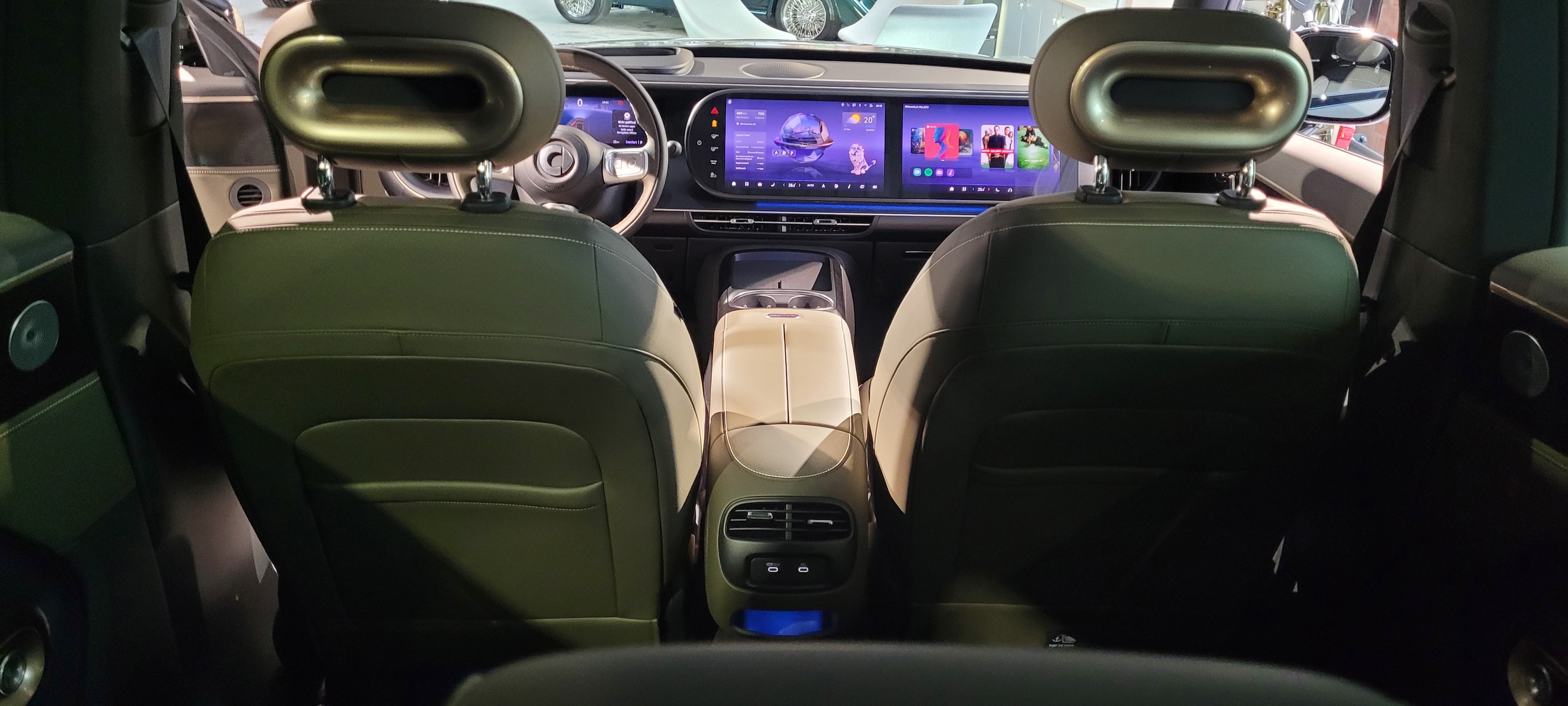 1 Schl&uuml;sselanh&auml;nger10,25 Zoll HD-Kombiinstrument12 V-Anschluss im Vorderbereich12-V-Steckdose im Kofferraum2 kabellose Telefonladeger&auml;teAirbag: Airbag Fahrer und BeifahrerAirbag: Sidebags f&uuml;r Fahrer und BeifahrerAirbag: Windowairbag vorne und hintenAirbag: Zentralairbag zwischen Fahrer und BeifahrerAktive K&uuml;hlergrillklappen (AGS)AmbientebeleuchtungAnh&auml;ngerkupplung elektrischAnti-Diebstahl-AlarmAntiblockiersystem (ABS)Armlehne im Fond mit 2 CupholdernAssist: 360-KameraAssist: AUTOHOLDAssist: Adaptiver Tempomat (ACC) mit Stop &amp; Go-FunktionAssist: Anh&auml;nger-Stabilit&auml;ts-Assistent (TSA)Assist: Ausweichman&ouml;verassistent (EMA)Assist: Automatischer Parkassistent (APA)Assist: Autonome NotbremsungAssist: Bergabfahrsteuerung (HDC)Assist: BerganfahrhilfeAssist: Bremskraftverteilung elektronischAssist: Einparkhilfe vorne/hinten - 12Assist: Elektronische Traktionskontrolle (TCS/ASR)Assist: Fahrer&uuml;berwachungssystem (DMS)Assist: Frontkollisionsschutz (FCM)Assist: Heckkollisionsschutz (RCM)Assist: Intelligenter Geschwindigkeitsassistent (ISA)Assist: Kurvenbremssteuerung (CBC)Assist: Notspurhalteassistent Plus (ELKA Plus)Assist: Parknotbremse (PEB)Assist: Querverkehrswarnung hinten (RCTA)Assist: Querverkehrswarnung vorne (FCTA)Assist: Smart Pilot AssistAssist: Spurhaltesystem (LDP)Assist: Spurverlassenswarnung (LDW)Assist: Spurwechselassistent (LCA)Assist: Stauassistent (TJA)Assist: Totwinkelerfassung (BSD)Assist: TraktionskontrolleAssist: T&uuml;r&ouml;ffnungswarnung (DOW)Assist: Verkehrszeichenerkennung (TSR)Assist: &Uuml;berschlagschutzsystem (ARP)Aussenspiegel elektrisch verstellbar, beheizbar mit Memory-Funktion und automatischen EintauchenAussenspiegel, automatisch abblendendBcallBremsenergie-R&uuml;ckgewinnungBrillenablage in der DachkonsoleCupholder vorneDachrelingDekor: Armaturenbrett, mit Kunstleder &uuml;berzogenDekor: Beleuchtete Edelstahl-TrittblecheDigitaler Schl&uuml;sselEditionsabzeichenElektrische Fensterheber vorneElektrische Servolenkung (EPAS)Elektrisches Halo-DachrolloElektronisches Stabilit&auml;ts-ProgrammFahrwerk: Scheibenbremsen vorne und hinten, bel&uuml;ftetFront- und R&uuml;ckglas akustischFrunk - vorderer Kofferraum mit LichtGarantie: 2 Jahre ohne Kilometerbe-Garantie: Garantie f&uuml;r HV-Batterie 8 Jahre, 200.000 kmGarantie: Garantie f&uuml;r einzigartige Komponenten von Elektrofahrzeugen (E-Motor, Motorsteuerger&auml;t)Getriebe: 1-Gang GetriebeHead-up-Display mit erweiterte Realit&auml;tHeckfenster und Seitenfenster - abgedunkelte ScheibenInnenbeleuchtung mit Logo-ProjektionInnenspiegel - automatisch abblendenderIntelligentes Management der BatterietemperaturKlima: 2-Zonen-KlimaautomatikKlima: Luftfilter +Klima: Luftqualit&auml;tssystem (AQS)Klima: L&uuml;ftungsschlitzen in MittelkonsoleKlima: PM2.5-SensorKomfortmodus mit nur einer TasteLED-Leseleuchte im Flugzeugstil f&uuml;r die R&uuml;cksitzeLackierung: Dach-LackierungLackierung: Matt-LackierungLaderaumabdeckung einziehbarLenkrad: Lenkrad beheiztLenkrad: Lenkradmaterial LederLenkrad: Lenkradverstellung - vierfach, manuellLeselampenLicht: Automatisches FernlichtLicht: CyberSparksLED mit automatischem FernlichtassistentenLicht: Follow-me-home-StirnlampenLicht: Positionslichter in voller L&auml;ngeLicht: R&uuml;ckleuchten - LEDMedia: 4 USB-Schnellladeanschl&uuml;sseMedia: Audiosystem mit 9 LautsprechernMedia: Beifahrer-Bildschirm OLED mit 13 ZollMedia: BluetoothMedia: Digitalradio (DAB)Media: Zentraler Bildschirm OLED mit 13 ZollMedia:Apple Carplay und Android AutoMotorhaubenentriegelung elektrischNFC-Schl&uuml;sselkarteNotrufsystem (eCall)Paket: Premium-Konnektivit&auml;tspaket (1 Jahr inklusive)Media: Karten-Updates per MobilfunkMedia: Live-VerkehrsvisualisierungMedia: Mehr Apps im Auto (Video-Streaming, Musik-Streaming und Spiele)Media: Online-NavigationMedia: Ortung gestohlener FahrzeugeMedia: Unbegrenztes 5G-DatenvolumenPaket: Standard-Konnektivit&auml;tspaket (8 Jahre inklusive)E-Call und B-CallMedia: App SpotifyMedia: Basis-5G-DatenpaketMedia: Fahrzeug-Updates drahtloseMedia: Hello smart Mobile AppMedia: Karte und Navigation mit Zugriff auf &ouml;ffentliche LadepunkteMedia: Sprachassistent Hello smartPanoramadachParkbremse elektrischPolster: Duo-LedersitzeRegensensorR&auml;der: 20" Helix - 255/45 R20R&auml;der: Reifendruckkontrollsystem (TPMS)R&auml;der: ReifenreparatursetR&auml;der: SommerreifenSchl&uuml;sselloser ZugangSicherheitsgurte h&ouml;henverstellbar f&uuml;r Fahrer und BeifahrerSitze: 6-fach elektrische Sitzverstellung f&uuml;r Fahrer und Beifahrer mit Lordosenst&uuml;tzeSitze: Beifahrer Easy Entry/Exit SitzeinstellungSitze: Beifahrersitz mit Memory-FunktionSitze: DurchladeSitze: Easy Entry / Exit SitzverstellungSitze: Fahrersitz mit Memory-FunktionSitze: ISOFIX am BeifahrersitzSitze: ISOFIX hintenSitze: R&uuml;cksitzbank im m Verh&auml;ltnis 40:60 geteilt und umklappbarSitze: R&uuml;cksitzlehne elektrisch verstellbarSitze: Vordersitze heizbarT&uuml;ren: Heckklappe sensorgesteuertT&uuml;ren: Rahmenlose T&uuml;renT&uuml;ren: T&uuml;r-EntriegelungstasteT&uuml;ren: T&uuml;rgriffe verdecktT&uuml;ren: T&uuml;rgriffe verdeckt und beleuchtetVehicle to load (V2L) Kapazit&auml;tVerbandskastenWarndreieckWarnwesteWegfahrsperre elektronischW&auml;rmepumpeZentralverriegelung mit Fernbedienungs-Pedal