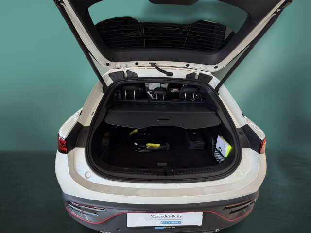 Interne Fahrzeugnr.:: 0923851Exterieur:  Antriebsart: Heckantrieb,   Außenspiegel elektr. verstell- und heizbar, mit Memory,   Außenspiegel mit Abblendautomatik,   Außenspiegel mit Umfeldleuchte und Projektionsfunktion,   Blinkleuchten mit Lauflicht vorn und hinten,   Dachreling / Dachträgervorrüstung,   Dach Wagenfarbe,   Einstiegsleisten (Edelstahl) beleuchtet,   Elektromotor 200 kW (cont. 75 kW),   Getriebe für Elektrofahrzeug,   Heckleuchten LED,   Intelligentes Batteriemanagementsystem mit Temperaturregelung,   Karosserie 5-türig,   Komfort-Fahrwerk,   Kühlergrill, Aktive Luftklappen,   Matrix-LED-Scheinwerfer,   Metallic-Lackierung,   Radstand Standard,   Seitenscheiben hinten und Heckscheibe dunkel getönt (Privacy Glass),   Türgriffe außen ausfahrbar / versenkbar, elektrisch,   Türgriffe außen mit LED-BeleuchtungInterieur:  2-Zonen Klimaautomatik,   Ambiente-Beleuchtung Plus,   Brillenfach,   elektronisches Gaspedal,   Frontstaufach / Frunk (Kofferraum, vorn),   Gepäckraumabdeckung / Rollo,   Getränkehalter in Mittelkonsole,   Innenausstattung: Interieur Nebula White,   Innenspiegel mit Abblendautomatik,   Instrumententafel Leder-Optik,   Kopf-Airbag-System (Windowbag),   Mittelarmlehne hinten mit Getränkehalter,   Mittelkonsole mit Kühlfunktion,   Rücksitzbank geteilt/klappbar (60:40),   Rücksitzlehnen neigungsverstellbar,   Sitzbezug / Polsterung: Duo-Leder,   Sitze vorn elektr. verstellbar (6-fach) mit Lendenwirbelstütze,   Sitzheizung,   Steckdose (12V-Anschluß) im Koffer-/Laderaum,   Wärmepumpe für Heizungs-/KlimaanlageMultimedia:  Anzeigeinstrumente Full LCD HD (9,2" Farbdisplay),   Bluetooth-Schnittstelle,   Head-Up Display,   Induktionsladeschale für Smartphone,   Infotainment-Center 12,8 Zoll Display (Touchscreen),   Lautsprecher,   Premium-Sound-System (Beats),   Radioempfang digital (DAB),   Smartphone Schnittstelle (Apple CarPlay &amp; Android Auto),   Steckdose (12V-Anschluß),   USB-Anschlüsse, je 2 vorn und hintenKomfort und Umwelt:  Adaptive Geschwindigkeitsregelanlage (ACC) mit Stop&amp;Go-Funktion,   Aktiver Spurhalteassistent,   Anhänger-Stabilisierungs-Programm (TSA),   Ausweich-Assistent (EMA),   Auto-Hold-Funktion,   Automatische Begleitfunktion der Beleuchtung (Follow me home),   Bremsenergierückgewinnung (Rekuperationssystem),   Einparkhilfe vorn und hinten, 12 Parksensoren,   Fahrassistenz-System: Aufmerksamkeits-Assistent,   Fahrassistenz-System: Autonomer Notbrems-Assistent,   Fahrassistenz-System: Berg-Anfahr-Assistent,   Fahrassistenz-System: Bergabfahrkontrolle (HDC),   Fahrassistenz-System: Frontkollisionswarnung (FCM),   Fahrassistenz-System: Intelligente Geschwindigkeitsanpassung (ISA),   Fahrassistenz-System: Kollisionswarnsystem hinten (RCM),   Fahrassistenz-System: Notfall-Spurhalteassistent (Emergency Lane Keeping, ELK),   Fahrassistenz-System: Pannenmanagement (bCall),   Fahrassistenz-System: Park-Notbremse (PEB),   Fahrassistenz-System: Parkassistenzsystem (Park Assist),   Fahrassistenz-System: Pilot Assist,   Fahrassistenz-System: Querverkehrs-Assistent Heck (RCTA),   Fahrassistenz-System: Querverkehrs-Assistent vorn (FCTA),   Fahrassistenz-System: Spurhalteassistent,   Fahrassistenz-System: Spurverlassenswarnung (LDW),   Fahrassistenz-System: Spurwechselassistent (LCA),   Fahrassistenz-System: Totwinkel-Assistent (BSD),   Fahrassistenz-System: Verkehrszeichenerkennung (TSR),   Heckklappe/-Deckel elektr. betätigt (öffnen + schliessen, sensorgesteuert),   Isofix-Aufnahmen für Kindersitz,   Isofix-Aufnahmen für Kindersitz an Rücksitz,   Kamerasystem 360 Grad,   Keyless-Entry,   Lenkrad (Leder, perforiert) mit Multifunktion,   Lenkrad (Sport) mit Multifunktion,   Lenksäule (Lenkrad) verstellbar,   Memoryfunktion für Sitz vorn links,   Mittelarmlehne hinten klappbar mit Durchlademöglichkeit,   Panorama-Glasdach,   Regensensor,   ServolenkungSicherheit:  Airbag Fahrer-/Beifahrerseite,   Anti-Blockier-System (ABS),   Elektron. Stabilitäts- und Traktionskontrolle,   Kurvenbremskontrolle (Corner-Brake-Control CBC),   Notrufsystem eCall,   Parkbremse elektrisch,   Reifendruck-Kontrollsystem,   Seitenairbag,   Seitenairbag vorn mitte (Center-Airbag),   Sicherheitsgurte vorn höhenverstellbar,   Türöffnungswarnung (DOW),   Überschlag-Schutzsystem,   WegfahrsperreWeiteres:  Einstiegshilfe Easy-Entry,   Fahrassistenz-System: Adaptiver Fernlichtassistent,   Luftqualitäts-Überwachungssystem (Air-Quality-System, AQS),   Elektromotor 200 kW,   HV-Batterie 66 kWh brutto / 62 kWh netto.