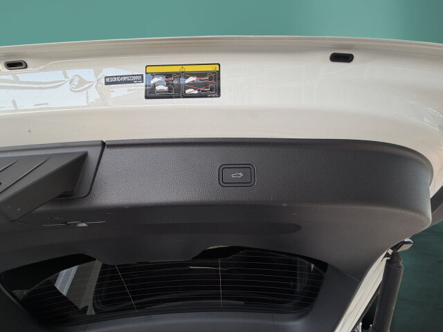 Interne Fahrzeugnr.:: 0923851Exterieur:  Antriebsart: Heckantrieb,   Außenspiegel elektr. verstell- und heizbar, mit Memory,   Außenspiegel mit Abblendautomatik,   Außenspiegel mit Umfeldleuchte und Projektionsfunktion,   Blinkleuchten mit Lauflicht vorn und hinten,   Dachreling / Dachträgervorrüstung,   Dach Wagenfarbe,   Einstiegsleisten (Edelstahl) beleuchtet,   Elektromotor 200 kW (cont. 75 kW),   Getriebe für Elektrofahrzeug,   Heckleuchten LED,   Intelligentes Batteriemanagementsystem mit Temperaturregelung,   Karosserie 5-türig,   Komfort-Fahrwerk,   Kühlergrill, Aktive Luftklappen,   Matrix-LED-Scheinwerfer,   Metallic-Lackierung,   Radstand Standard,   Seitenscheiben hinten und Heckscheibe dunkel getönt (Privacy Glass),   Türgriffe außen ausfahrbar / versenkbar, elektrisch,   Türgriffe außen mit LED-BeleuchtungInterieur:  2-Zonen Klimaautomatik,   Ambiente-Beleuchtung Plus,   Brillenfach,   elektronisches Gaspedal,   Frontstaufach / Frunk (Kofferraum, vorn),   Gepäckraumabdeckung / Rollo,   Getränkehalter in Mittelkonsole,   Innenausstattung: Interieur Nebula White,   Innenspiegel mit Abblendautomatik,   Instrumententafel Leder-Optik,   Kopf-Airbag-System (Windowbag),   Mittelarmlehne hinten mit Getränkehalter,   Mittelkonsole mit Kühlfunktion,   Rücksitzbank geteilt/klappbar (60:40),   Rücksitzlehnen neigungsverstellbar,   Sitzbezug / Polsterung: Duo-Leder,   Sitze vorn elektr. verstellbar (6-fach) mit Lendenwirbelstütze,   Sitzheizung,   Steckdose (12V-Anschluß) im Koffer-/Laderaum,   Wärmepumpe für Heizungs-/KlimaanlageMultimedia:  Anzeigeinstrumente Full LCD HD (9,2" Farbdisplay),   Bluetooth-Schnittstelle,   Head-Up Display,   Induktionsladeschale für Smartphone,   Infotainment-Center 12,8 Zoll Display (Touchscreen),   Lautsprecher,   Premium-Sound-System (Beats),   Radioempfang digital (DAB),   Smartphone Schnittstelle (Apple CarPlay &amp; Android Auto),   Steckdose (12V-Anschluß),   USB-Anschlüsse, je 2 vorn und hintenKomfort und Umwelt:  Adaptive Geschwindigkeitsregelanlage (ACC) mit Stop&amp;Go-Funktion,   Aktiver Spurhalteassistent,   Anhänger-Stabilisierungs-Programm (TSA),   Ausweich-Assistent (EMA),   Auto-Hold-Funktion,   Automatische Begleitfunktion der Beleuchtung (Follow me home),   Bremsenergierückgewinnung (Rekuperationssystem),   Einparkhilfe vorn und hinten, 12 Parksensoren,   Fahrassistenz-System: Aufmerksamkeits-Assistent,   Fahrassistenz-System: Autonomer Notbrems-Assistent,   Fahrassistenz-System: Berg-Anfahr-Assistent,   Fahrassistenz-System: Bergabfahrkontrolle (HDC),   Fahrassistenz-System: Frontkollisionswarnung (FCM),   Fahrassistenz-System: Intelligente Geschwindigkeitsanpassung (ISA),   Fahrassistenz-System: Kollisionswarnsystem hinten (RCM),   Fahrassistenz-System: Notfall-Spurhalteassistent (Emergency Lane Keeping, ELK),   Fahrassistenz-System: Pannenmanagement (bCall),   Fahrassistenz-System: Park-Notbremse (PEB),   Fahrassistenz-System: Parkassistenzsystem (Park Assist),   Fahrassistenz-System: Pilot Assist,   Fahrassistenz-System: Querverkehrs-Assistent Heck (RCTA),   Fahrassistenz-System: Querverkehrs-Assistent vorn (FCTA),   Fahrassistenz-System: Spurhalteassistent,   Fahrassistenz-System: Spurverlassenswarnung (LDW),   Fahrassistenz-System: Spurwechselassistent (LCA),   Fahrassistenz-System: Totwinkel-Assistent (BSD),   Fahrassistenz-System: Verkehrszeichenerkennung (TSR),   Heckklappe/-Deckel elektr. betätigt (öffnen + schliessen, sensorgesteuert),   Isofix-Aufnahmen für Kindersitz,   Isofix-Aufnahmen für Kindersitz an Rücksitz,   Kamerasystem 360 Grad,   Keyless-Entry,   Lenkrad (Leder, perforiert) mit Multifunktion,   Lenkrad (Sport) mit Multifunktion,   Lenksäule (Lenkrad) verstellbar,   Memoryfunktion für Sitz vorn links,   Mittelarmlehne hinten klappbar mit Durchlademöglichkeit,   Panorama-Glasdach,   Regensensor,   ServolenkungSicherheit:  Airbag Fahrer-/Beifahrerseite,   Anti-Blockier-System (ABS),   Elektron. Stabilitäts- und Traktionskontrolle,   Kurvenbremskontrolle (Corner-Brake-Control CBC),   Notrufsystem eCall,   Parkbremse elektrisch,   Reifendruck-Kontrollsystem,   Seitenairbag,   Seitenairbag vorn mitte (Center-Airbag),   Sicherheitsgurte vorn höhenverstellbar,   Türöffnungswarnung (DOW),   Überschlag-Schutzsystem,   WegfahrsperreWeiteres:  Einstiegshilfe Easy-Entry,   Fahrassistenz-System: Adaptiver Fernlichtassistent,   Luftqualitäts-Überwachungssystem (Air-Quality-System, AQS),   Elektromotor 200 kW,   HV-Batterie 66 kWh brutto / 62 kWh netto.