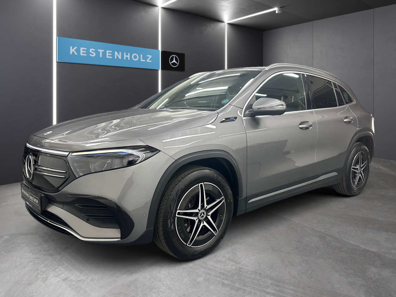 Getriebe: AutomatikgetriebeDetailangaben f&uuml;r XEV Fahrzeug: Batterietechnologie: Lithium-Ionen,  Nutzbare Batteriekapazit&auml;t: 66,0kWh,  Batteriezustand: 97%,  Ladezeit (in Minuten): 375 (10% bis 100%),  Schnellladezeit (in Minuten): 32 (10% bis 80%)Ausstattungslinie: AMG Line Exterieur,  AMG Line InterieurAusstattungspakete: Ausstattungspaket: Advanced-Paket, Remote und Charging Services Premium, Laderaum-Paket,  AMG Sportpaket,  Komfort Paket: Sitzkomfort-Paket,  Licht- und Sichtpaket,  Businesspaket,  SpiegelpaketAssistenzsysteme: Fernlichtassistent,  Aktiver Park-Assistent inkl. PARKTRONIC,  R&uuml;ckfahrkamera,  DISTRONIC,  Berganfahrhilfe,  Spracheingabesystem,  M&uuml;digkeitserkennung,  Aktiver Lenk-Assistent,  Fahrerassistenzpaket,  COLLISION PREVENTION ASSIST,  Verkehrszeichenerkennung m. Geschwindigkeitslimit-AssistentLicht und Sicht: LED-Scheinwerfer,  Tagfahrlicht,  Regensensor,  Automatisch abblendende Innen- und Au&szlig;enspiegel,  W&auml;rmeschutzverglasung,  Ambientebeleuchtung mehrfarbig,  LichtsensorAudio &amp; Kommunikation: MBUX,  Navigationssystem,  Radio,  Multi-Funktions-Display,  Digitaler Radioempfang DAB,  zentrale Bedieneinheit: Touchpad,  AUX &amp; USB Anschluss,  Mercedes connect me: Konnektivit&auml;ts-Paket Navigation,  Handyvorbereitung Bluetooth,  Android Auto u. Apple CarPlay,  WLAN HotspotKomfort: Digitales Kombiinstrument,  Klimaautomatik,  Lordosenst&uuml;tze Fahrer/Beifahrer,  Sitzheizung Fahrer/Beifahrer,  Sportsitze,  Armauflage hinten,  Servolenkung,  Lenks&auml;ule verstellbar,  Start-Stopp System,  Zentralver. mit Fernbedienung,  Fensterheber elektrisch,  EASY-PACK Heckklappe,  DYNAMIC SELECT,  Getr&auml;nkehalter vornInterieur: Sitze Kunstleder Ledernachbildung ARTICO / Mikrofaser MICROCUT schwarz,  Innenfarbe schwarz,  Multifunktions-Sport-/Lederlenkrad,  Bordcomputer,  R&uuml;cksitze klappbar,  Dekoreinlagen: Zierelement hinterleuchtet, Zierelemente Spiraloptik hinterleuchtet,  Lenkrad-SchaltwippenExterieur: Touchscreen Bedienung,  AMG Leichtmetallfelgen 18 Zoll,  Au&szlig;enspiegel elekt. anklappbar,  Dachreling,  Reifenpannenset,  Notrufsystem,  Ladekabel Mode 3 (Typ 2/2),  Wechsel-/Gleichstromladesystem (AC/DC Laden),  StauassistentSicherheit: i-Size Kindersitzbefestigung,  Fu&szlig;g&auml;ngerschutzsystem,  Fahrer- /Beifahrerairbag,  Seitenairbag vorn und hinten,  Knieairbag Fahrer,  Traktionskontrolle,  Elektr. Stabilit&auml;tsprogramm ESP,  Reifendruckkontrolle,  Wegfahrsperre,  Au&szlig;entemperatur Anzeige,  Antiblockiersystem ABS,  Bremsverschlei&szlig;anzeige,  Notbremsassistent,  Akustischer UmfeldschutzWeitere Ausstattung: K34 Streckenbasierte GeschwindigkeitsanpassungSonstige Ma&szlig;e und Gewichte: Nutzlast: 430 kg,  zul&auml;ssiges Gesamtgewicht: 2.470 kg,  Radstand: 2.729 mmIrrt&uuml;mer und &Auml;nderungen vorbehalten