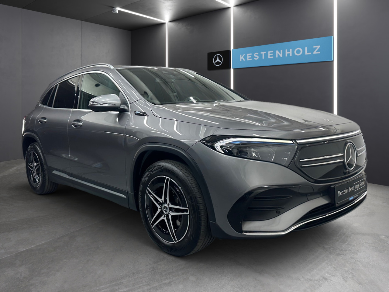 Getriebe: AutomatikgetriebeDetailangaben f&uuml;r XEV Fahrzeug: Batterietechnologie: Lithium-Ionen,  Nutzbare Batteriekapazit&auml;t: 66,0kWh,  Batteriezustand: 97%,  Ladezeit (in Minuten): 375 (10% bis 100%),  Schnellladezeit (in Minuten): 32 (10% bis 80%)Ausstattungslinie: AMG Line Exterieur,  AMG Line InterieurAusstattungspakete: Ausstattungspaket: Advanced-Paket, Remote und Charging Services Premium, Laderaum-Paket,  AMG Sportpaket,  Komfort Paket: Sitzkomfort-Paket,  Licht- und Sichtpaket,  Businesspaket,  SpiegelpaketAssistenzsysteme: Fernlichtassistent,  Aktiver Park-Assistent inkl. PARKTRONIC,  R&uuml;ckfahrkamera,  DISTRONIC,  Berganfahrhilfe,  Spracheingabesystem,  M&uuml;digkeitserkennung,  Aktiver Lenk-Assistent,  Fahrerassistenzpaket,  COLLISION PREVENTION ASSIST,  Verkehrszeichenerkennung m. Geschwindigkeitslimit-AssistentLicht und Sicht: LED-Scheinwerfer,  Tagfahrlicht,  Regensensor,  Automatisch abblendende Innen- und Au&szlig;enspiegel,  W&auml;rmeschutzverglasung,  Ambientebeleuchtung mehrfarbig,  LichtsensorAudio &amp; Kommunikation: MBUX,  Navigationssystem,  Radio,  Multi-Funktions-Display,  Digitaler Radioempfang DAB,  zentrale Bedieneinheit: Touchpad,  AUX &amp; USB Anschluss,  Mercedes connect me: Konnektivit&auml;ts-Paket Navigation,  Handyvorbereitung Bluetooth,  Android Auto u. Apple CarPlay,  WLAN HotspotKomfort: Digitales Kombiinstrument,  Klimaautomatik,  Lordosenst&uuml;tze Fahrer/Beifahrer,  Sitzheizung Fahrer/Beifahrer,  Sportsitze,  Armauflage hinten,  Servolenkung,  Lenks&auml;ule verstellbar,  Start-Stopp System,  Zentralver. mit Fernbedienung,  Fensterheber elektrisch,  EASY-PACK Heckklappe,  DYNAMIC SELECT,  Getr&auml;nkehalter vornInterieur: Sitze Kunstleder Ledernachbildung ARTICO / Mikrofaser MICROCUT schwarz,  Innenfarbe schwarz,  Multifunktions-Sport-/Lederlenkrad,  Bordcomputer,  R&uuml;cksitze klappbar,  Dekoreinlagen: Zierelement hinterleuchtet, Zierelemente Spiraloptik hinterleuchtet,  Lenkrad-SchaltwippenExterieur: Touchscreen Bedienung,  AMG Leichtmetallfelgen 18 Zoll,  Au&szlig;enspiegel elekt. anklappbar,  Dachreling,  Reifenpannenset,  Notrufsystem,  Ladekabel Mode 3 (Typ 2/2),  Wechsel-/Gleichstromladesystem (AC/DC Laden),  StauassistentSicherheit: i-Size Kindersitzbefestigung,  Fu&szlig;g&auml;ngerschutzsystem,  Fahrer- /Beifahrerairbag,  Seitenairbag vorn und hinten,  Knieairbag Fahrer,  Traktionskontrolle,  Elektr. Stabilit&auml;tsprogramm ESP,  Reifendruckkontrolle,  Wegfahrsperre,  Au&szlig;entemperatur Anzeige,  Antiblockiersystem ABS,  Bremsverschlei&szlig;anzeige,  Notbremsassistent,  Akustischer UmfeldschutzWeitere Ausstattung: K34 Streckenbasierte GeschwindigkeitsanpassungSonstige Ma&szlig;e und Gewichte: Nutzlast: 430 kg,  zul&auml;ssiges Gesamtgewicht: 2.470 kg,  Radstand: 2.729 mmIrrt&uuml;mer und &Auml;nderungen vorbehalten