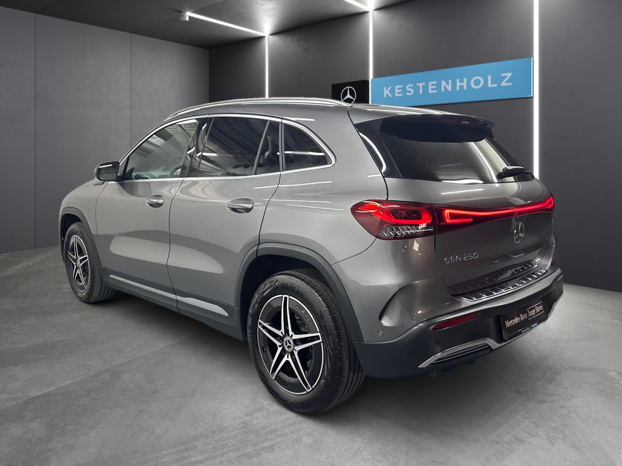 Getriebe: AutomatikgetriebeDetailangaben f&uuml;r XEV Fahrzeug: Batterietechnologie: Lithium-Ionen,  Nutzbare Batteriekapazit&auml;t: 66,0kWh,  Batteriezustand: 97%,  Ladezeit (in Minuten): 375 (10% bis 100%),  Schnellladezeit (in Minuten): 32 (10% bis 80%)Ausstattungslinie: AMG Line Exterieur,  AMG Line InterieurAusstattungspakete: Ausstattungspaket: Advanced-Paket, Remote und Charging Services Premium, Laderaum-Paket,  AMG Sportpaket,  Komfort Paket: Sitzkomfort-Paket,  Licht- und Sichtpaket,  Businesspaket,  SpiegelpaketAssistenzsysteme: Fernlichtassistent,  Aktiver Park-Assistent inkl. PARKTRONIC,  R&uuml;ckfahrkamera,  DISTRONIC,  Berganfahrhilfe,  Spracheingabesystem,  M&uuml;digkeitserkennung,  Aktiver Lenk-Assistent,  Fahrerassistenzpaket,  COLLISION PREVENTION ASSIST,  Verkehrszeichenerkennung m. Geschwindigkeitslimit-AssistentLicht und Sicht: LED-Scheinwerfer,  Tagfahrlicht,  Regensensor,  Automatisch abblendende Innen- und Au&szlig;enspiegel,  W&auml;rmeschutzverglasung,  Ambientebeleuchtung mehrfarbig,  LichtsensorAudio &amp; Kommunikation: MBUX,  Navigationssystem,  Radio,  Multi-Funktions-Display,  Digitaler Radioempfang DAB,  zentrale Bedieneinheit: Touchpad,  AUX &amp; USB Anschluss,  Mercedes connect me: Konnektivit&auml;ts-Paket Navigation,  Handyvorbereitung Bluetooth,  Android Auto u. Apple CarPlay,  WLAN HotspotKomfort: Digitales Kombiinstrument,  Klimaautomatik,  Lordosenst&uuml;tze Fahrer/Beifahrer,  Sitzheizung Fahrer/Beifahrer,  Sportsitze,  Armauflage hinten,  Servolenkung,  Lenks&auml;ule verstellbar,  Start-Stopp System,  Zentralver. mit Fernbedienung,  Fensterheber elektrisch,  EASY-PACK Heckklappe,  DYNAMIC SELECT,  Getr&auml;nkehalter vornInterieur: Sitze Kunstleder Ledernachbildung ARTICO / Mikrofaser MICROCUT schwarz,  Innenfarbe schwarz,  Multifunktions-Sport-/Lederlenkrad,  Bordcomputer,  R&uuml;cksitze klappbar,  Dekoreinlagen: Zierelement hinterleuchtet, Zierelemente Spiraloptik hinterleuchtet,  Lenkrad-SchaltwippenExterieur: Touchscreen Bedienung,  AMG Leichtmetallfelgen 18 Zoll,  Au&szlig;enspiegel elekt. anklappbar,  Dachreling,  Reifenpannenset,  Notrufsystem,  Ladekabel Mode 3 (Typ 2/2),  Wechsel-/Gleichstromladesystem (AC/DC Laden),  StauassistentSicherheit: i-Size Kindersitzbefestigung,  Fu&szlig;g&auml;ngerschutzsystem,  Fahrer- /Beifahrerairbag,  Seitenairbag vorn und hinten,  Knieairbag Fahrer,  Traktionskontrolle,  Elektr. Stabilit&auml;tsprogramm ESP,  Reifendruckkontrolle,  Wegfahrsperre,  Au&szlig;entemperatur Anzeige,  Antiblockiersystem ABS,  Bremsverschlei&szlig;anzeige,  Notbremsassistent,  Akustischer UmfeldschutzWeitere Ausstattung: K34 Streckenbasierte GeschwindigkeitsanpassungSonstige Ma&szlig;e und Gewichte: Nutzlast: 430 kg,  zul&auml;ssiges Gesamtgewicht: 2.470 kg,  Radstand: 2.729 mmIrrt&uuml;mer und &Auml;nderungen vorbehalten