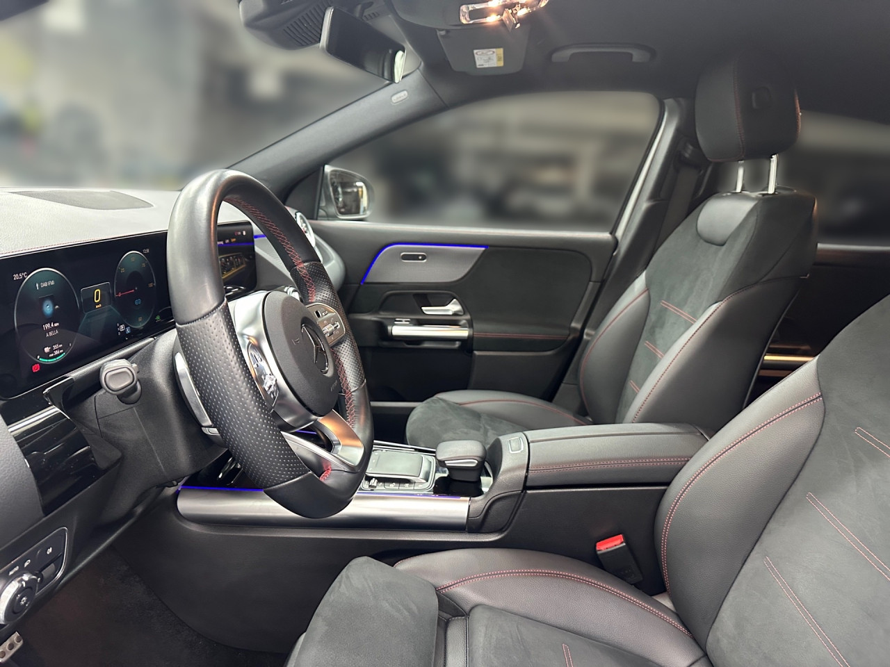 Getriebe: AutomatikgetriebeDetailangaben f&uuml;r XEV Fahrzeug: Batterietechnologie: Lithium-Ionen,  Nutzbare Batteriekapazit&auml;t: 66,0kWh,  Batteriezustand: 97%,  Ladezeit (in Minuten): 375 (10% bis 100%),  Schnellladezeit (in Minuten): 32 (10% bis 80%)Ausstattungslinie: AMG Line Exterieur,  AMG Line InterieurAusstattungspakete: Ausstattungspaket: Advanced-Paket, Remote und Charging Services Premium, Laderaum-Paket,  AMG Sportpaket,  Komfort Paket: Sitzkomfort-Paket,  Licht- und Sichtpaket,  Businesspaket,  SpiegelpaketAssistenzsysteme: Fernlichtassistent,  Aktiver Park-Assistent inkl. PARKTRONIC,  R&uuml;ckfahrkamera,  DISTRONIC,  Berganfahrhilfe,  Spracheingabesystem,  M&uuml;digkeitserkennung,  Aktiver Lenk-Assistent,  Fahrerassistenzpaket,  COLLISION PREVENTION ASSIST,  Verkehrszeichenerkennung m. Geschwindigkeitslimit-AssistentLicht und Sicht: LED-Scheinwerfer,  Tagfahrlicht,  Regensensor,  Automatisch abblendende Innen- und Au&szlig;enspiegel,  W&auml;rmeschutzverglasung,  Ambientebeleuchtung mehrfarbig,  LichtsensorAudio &amp; Kommunikation: MBUX,  Navigationssystem,  Radio,  Multi-Funktions-Display,  Digitaler Radioempfang DAB,  zentrale Bedieneinheit: Touchpad,  AUX &amp; USB Anschluss,  Mercedes connect me: Konnektivit&auml;ts-Paket Navigation,  Handyvorbereitung Bluetooth,  Android Auto u. Apple CarPlay,  WLAN HotspotKomfort: Digitales Kombiinstrument,  Klimaautomatik,  Lordosenst&uuml;tze Fahrer/Beifahrer,  Sitzheizung Fahrer/Beifahrer,  Sportsitze,  Armauflage hinten,  Servolenkung,  Lenks&auml;ule verstellbar,  Start-Stopp System,  Zentralver. mit Fernbedienung,  Fensterheber elektrisch,  EASY-PACK Heckklappe,  DYNAMIC SELECT,  Getr&auml;nkehalter vornInterieur: Sitze Kunstleder Ledernachbildung ARTICO / Mikrofaser MICROCUT schwarz,  Innenfarbe schwarz,  Multifunktions-Sport-/Lederlenkrad,  Bordcomputer,  R&uuml;cksitze klappbar,  Dekoreinlagen: Zierelement hinterleuchtet, Zierelemente Spiraloptik hinterleuchtet,  Lenkrad-SchaltwippenExterieur: Touchscreen Bedienung,  AMG Leichtmetallfelgen 18 Zoll,  Au&szlig;enspiegel elekt. anklappbar,  Dachreling,  Reifenpannenset,  Notrufsystem,  Ladekabel Mode 3 (Typ 2/2),  Wechsel-/Gleichstromladesystem (AC/DC Laden),  StauassistentSicherheit: i-Size Kindersitzbefestigung,  Fu&szlig;g&auml;ngerschutzsystem,  Fahrer- /Beifahrerairbag,  Seitenairbag vorn und hinten,  Knieairbag Fahrer,  Traktionskontrolle,  Elektr. Stabilit&auml;tsprogramm ESP,  Reifendruckkontrolle,  Wegfahrsperre,  Au&szlig;entemperatur Anzeige,  Antiblockiersystem ABS,  Bremsverschlei&szlig;anzeige,  Notbremsassistent,  Akustischer UmfeldschutzWeitere Ausstattung: K34 Streckenbasierte GeschwindigkeitsanpassungSonstige Ma&szlig;e und Gewichte: Nutzlast: 430 kg,  zul&auml;ssiges Gesamtgewicht: 2.470 kg,  Radstand: 2.729 mmIrrt&uuml;mer und &Auml;nderungen vorbehalten