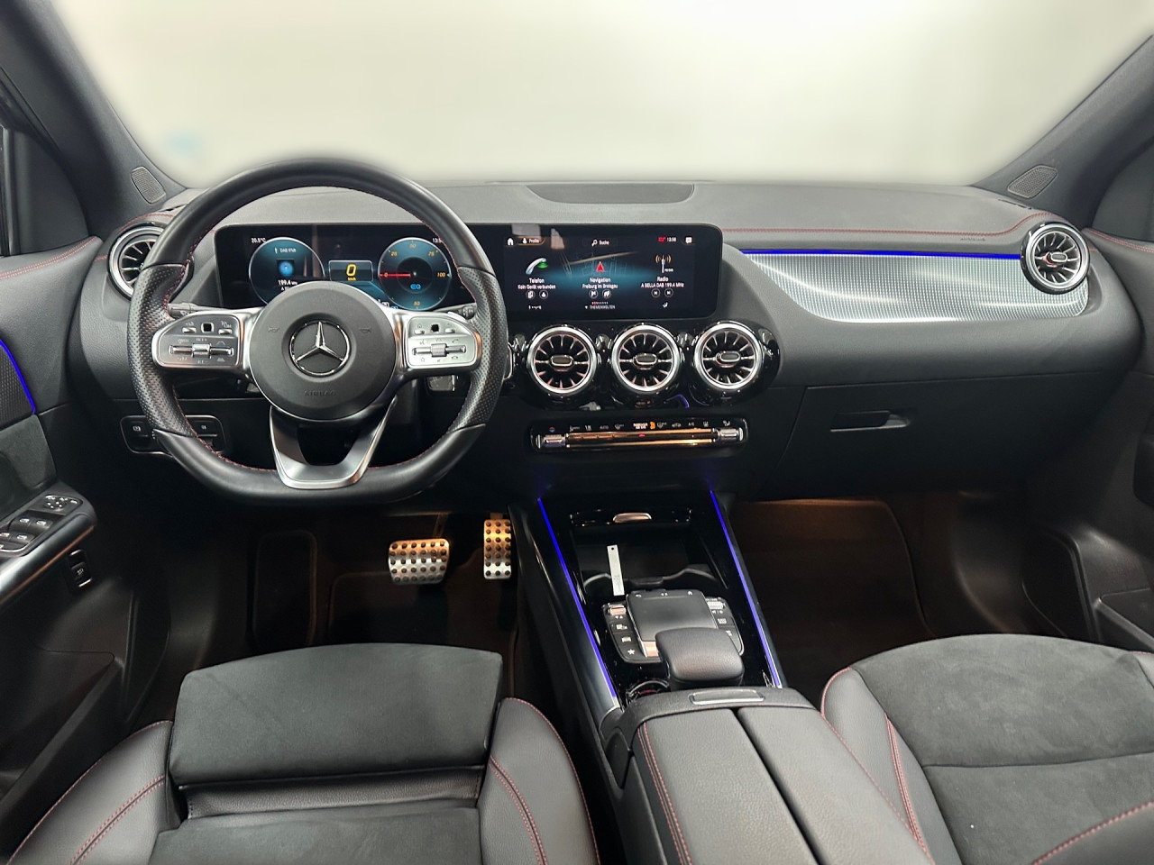 Getriebe: AutomatikgetriebeDetailangaben f&uuml;r XEV Fahrzeug: Batterietechnologie: Lithium-Ionen,  Nutzbare Batteriekapazit&auml;t: 66,0kWh,  Batteriezustand: 97%,  Ladezeit (in Minuten): 375 (10% bis 100%),  Schnellladezeit (in Minuten): 32 (10% bis 80%)Ausstattungslinie: AMG Line Exterieur,  AMG Line InterieurAusstattungspakete: Ausstattungspaket: Advanced-Paket, Remote und Charging Services Premium, Laderaum-Paket,  AMG Sportpaket,  Komfort Paket: Sitzkomfort-Paket,  Licht- und Sichtpaket,  Businesspaket,  SpiegelpaketAssistenzsysteme: Fernlichtassistent,  Aktiver Park-Assistent inkl. PARKTRONIC,  R&uuml;ckfahrkamera,  DISTRONIC,  Berganfahrhilfe,  Spracheingabesystem,  M&uuml;digkeitserkennung,  Aktiver Lenk-Assistent,  Fahrerassistenzpaket,  COLLISION PREVENTION ASSIST,  Verkehrszeichenerkennung m. Geschwindigkeitslimit-AssistentLicht und Sicht: LED-Scheinwerfer,  Tagfahrlicht,  Regensensor,  Automatisch abblendende Innen- und Au&szlig;enspiegel,  W&auml;rmeschutzverglasung,  Ambientebeleuchtung mehrfarbig,  LichtsensorAudio &amp; Kommunikation: MBUX,  Navigationssystem,  Radio,  Multi-Funktions-Display,  Digitaler Radioempfang DAB,  zentrale Bedieneinheit: Touchpad,  AUX &amp; USB Anschluss,  Mercedes connect me: Konnektivit&auml;ts-Paket Navigation,  Handyvorbereitung Bluetooth,  Android Auto u. Apple CarPlay,  WLAN HotspotKomfort: Digitales Kombiinstrument,  Klimaautomatik,  Lordosenst&uuml;tze Fahrer/Beifahrer,  Sitzheizung Fahrer/Beifahrer,  Sportsitze,  Armauflage hinten,  Servolenkung,  Lenks&auml;ule verstellbar,  Start-Stopp System,  Zentralver. mit Fernbedienung,  Fensterheber elektrisch,  EASY-PACK Heckklappe,  DYNAMIC SELECT,  Getr&auml;nkehalter vornInterieur: Sitze Kunstleder Ledernachbildung ARTICO / Mikrofaser MICROCUT schwarz,  Innenfarbe schwarz,  Multifunktions-Sport-/Lederlenkrad,  Bordcomputer,  R&uuml;cksitze klappbar,  Dekoreinlagen: Zierelement hinterleuchtet, Zierelemente Spiraloptik hinterleuchtet,  Lenkrad-SchaltwippenExterieur: Touchscreen Bedienung,  AMG Leichtmetallfelgen 18 Zoll,  Au&szlig;enspiegel elekt. anklappbar,  Dachreling,  Reifenpannenset,  Notrufsystem,  Ladekabel Mode 3 (Typ 2/2),  Wechsel-/Gleichstromladesystem (AC/DC Laden),  StauassistentSicherheit: i-Size Kindersitzbefestigung,  Fu&szlig;g&auml;ngerschutzsystem,  Fahrer- /Beifahrerairbag,  Seitenairbag vorn und hinten,  Knieairbag Fahrer,  Traktionskontrolle,  Elektr. Stabilit&auml;tsprogramm ESP,  Reifendruckkontrolle,  Wegfahrsperre,  Au&szlig;entemperatur Anzeige,  Antiblockiersystem ABS,  Bremsverschlei&szlig;anzeige,  Notbremsassistent,  Akustischer UmfeldschutzWeitere Ausstattung: K34 Streckenbasierte GeschwindigkeitsanpassungSonstige Ma&szlig;e und Gewichte: Nutzlast: 430 kg,  zul&auml;ssiges Gesamtgewicht: 2.470 kg,  Radstand: 2.729 mmIrrt&uuml;mer und &Auml;nderungen vorbehalten