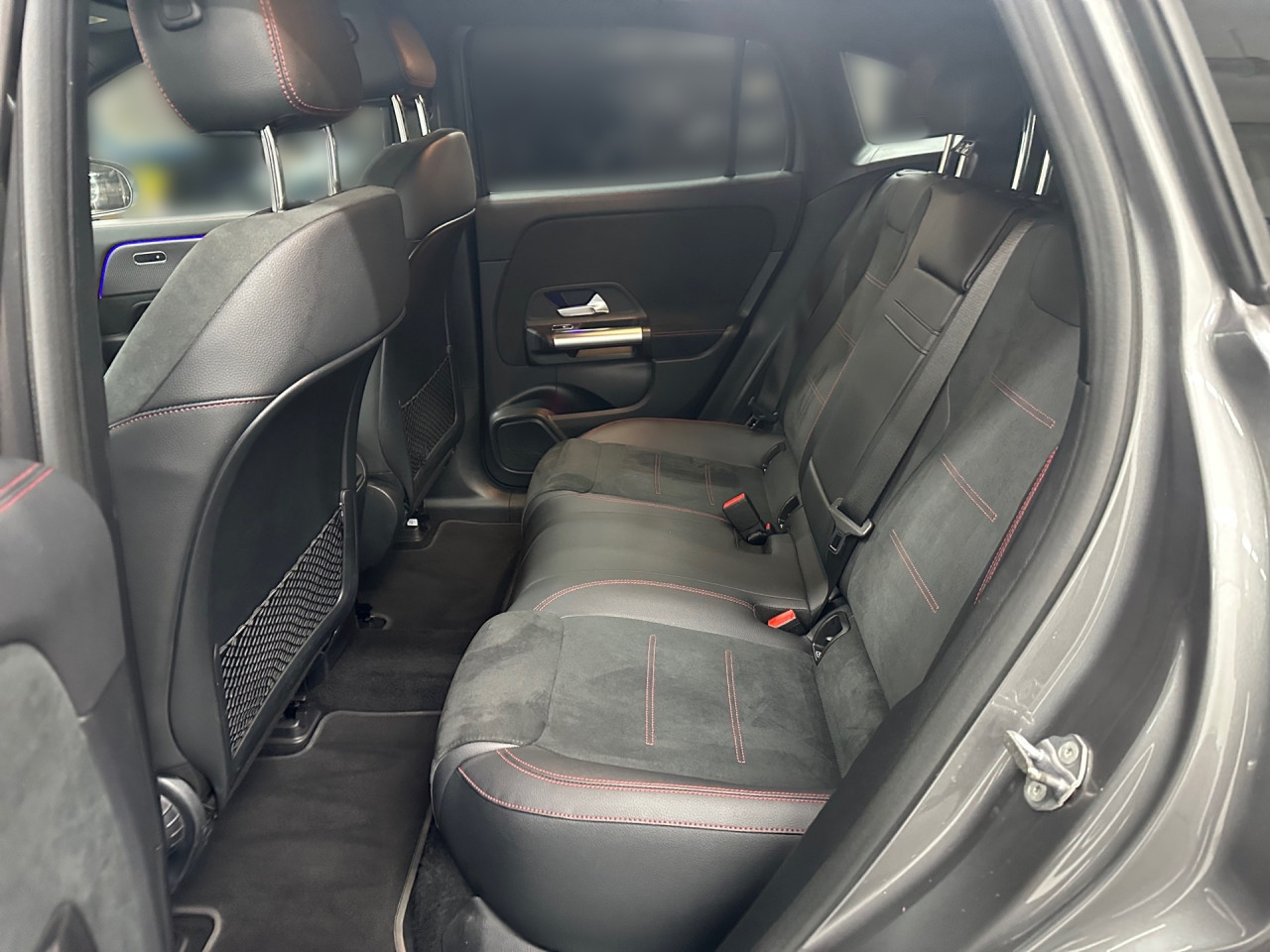 Getriebe: AutomatikgetriebeDetailangaben f&uuml;r XEV Fahrzeug: Batterietechnologie: Lithium-Ionen,  Nutzbare Batteriekapazit&auml;t: 66,0kWh,  Batteriezustand: 97%,  Ladezeit (in Minuten): 375 (10% bis 100%),  Schnellladezeit (in Minuten): 32 (10% bis 80%)Ausstattungslinie: AMG Line Exterieur,  AMG Line InterieurAusstattungspakete: Ausstattungspaket: Advanced-Paket, Remote und Charging Services Premium, Laderaum-Paket,  AMG Sportpaket,  Komfort Paket: Sitzkomfort-Paket,  Licht- und Sichtpaket,  Businesspaket,  SpiegelpaketAssistenzsysteme: Fernlichtassistent,  Aktiver Park-Assistent inkl. PARKTRONIC,  R&uuml;ckfahrkamera,  DISTRONIC,  Berganfahrhilfe,  Spracheingabesystem,  M&uuml;digkeitserkennung,  Aktiver Lenk-Assistent,  Fahrerassistenzpaket,  COLLISION PREVENTION ASSIST,  Verkehrszeichenerkennung m. Geschwindigkeitslimit-AssistentLicht und Sicht: LED-Scheinwerfer,  Tagfahrlicht,  Regensensor,  Automatisch abblendende Innen- und Au&szlig;enspiegel,  W&auml;rmeschutzverglasung,  Ambientebeleuchtung mehrfarbig,  LichtsensorAudio &amp; Kommunikation: MBUX,  Navigationssystem,  Radio,  Multi-Funktions-Display,  Digitaler Radioempfang DAB,  zentrale Bedieneinheit: Touchpad,  AUX &amp; USB Anschluss,  Mercedes connect me: Konnektivit&auml;ts-Paket Navigation,  Handyvorbereitung Bluetooth,  Android Auto u. Apple CarPlay,  WLAN HotspotKomfort: Digitales Kombiinstrument,  Klimaautomatik,  Lordosenst&uuml;tze Fahrer/Beifahrer,  Sitzheizung Fahrer/Beifahrer,  Sportsitze,  Armauflage hinten,  Servolenkung,  Lenks&auml;ule verstellbar,  Start-Stopp System,  Zentralver. mit Fernbedienung,  Fensterheber elektrisch,  EASY-PACK Heckklappe,  DYNAMIC SELECT,  Getr&auml;nkehalter vornInterieur: Sitze Kunstleder Ledernachbildung ARTICO / Mikrofaser MICROCUT schwarz,  Innenfarbe schwarz,  Multifunktions-Sport-/Lederlenkrad,  Bordcomputer,  R&uuml;cksitze klappbar,  Dekoreinlagen: Zierelement hinterleuchtet, Zierelemente Spiraloptik hinterleuchtet,  Lenkrad-SchaltwippenExterieur: Touchscreen Bedienung,  AMG Leichtmetallfelgen 18 Zoll,  Au&szlig;enspiegel elekt. anklappbar,  Dachreling,  Reifenpannenset,  Notrufsystem,  Ladekabel Mode 3 (Typ 2/2),  Wechsel-/Gleichstromladesystem (AC/DC Laden),  StauassistentSicherheit: i-Size Kindersitzbefestigung,  Fu&szlig;g&auml;ngerschutzsystem,  Fahrer- /Beifahrerairbag,  Seitenairbag vorn und hinten,  Knieairbag Fahrer,  Traktionskontrolle,  Elektr. Stabilit&auml;tsprogramm ESP,  Reifendruckkontrolle,  Wegfahrsperre,  Au&szlig;entemperatur Anzeige,  Antiblockiersystem ABS,  Bremsverschlei&szlig;anzeige,  Notbremsassistent,  Akustischer UmfeldschutzWeitere Ausstattung: K34 Streckenbasierte GeschwindigkeitsanpassungSonstige Ma&szlig;e und Gewichte: Nutzlast: 430 kg,  zul&auml;ssiges Gesamtgewicht: 2.470 kg,  Radstand: 2.729 mmIrrt&uuml;mer und &Auml;nderungen vorbehalten