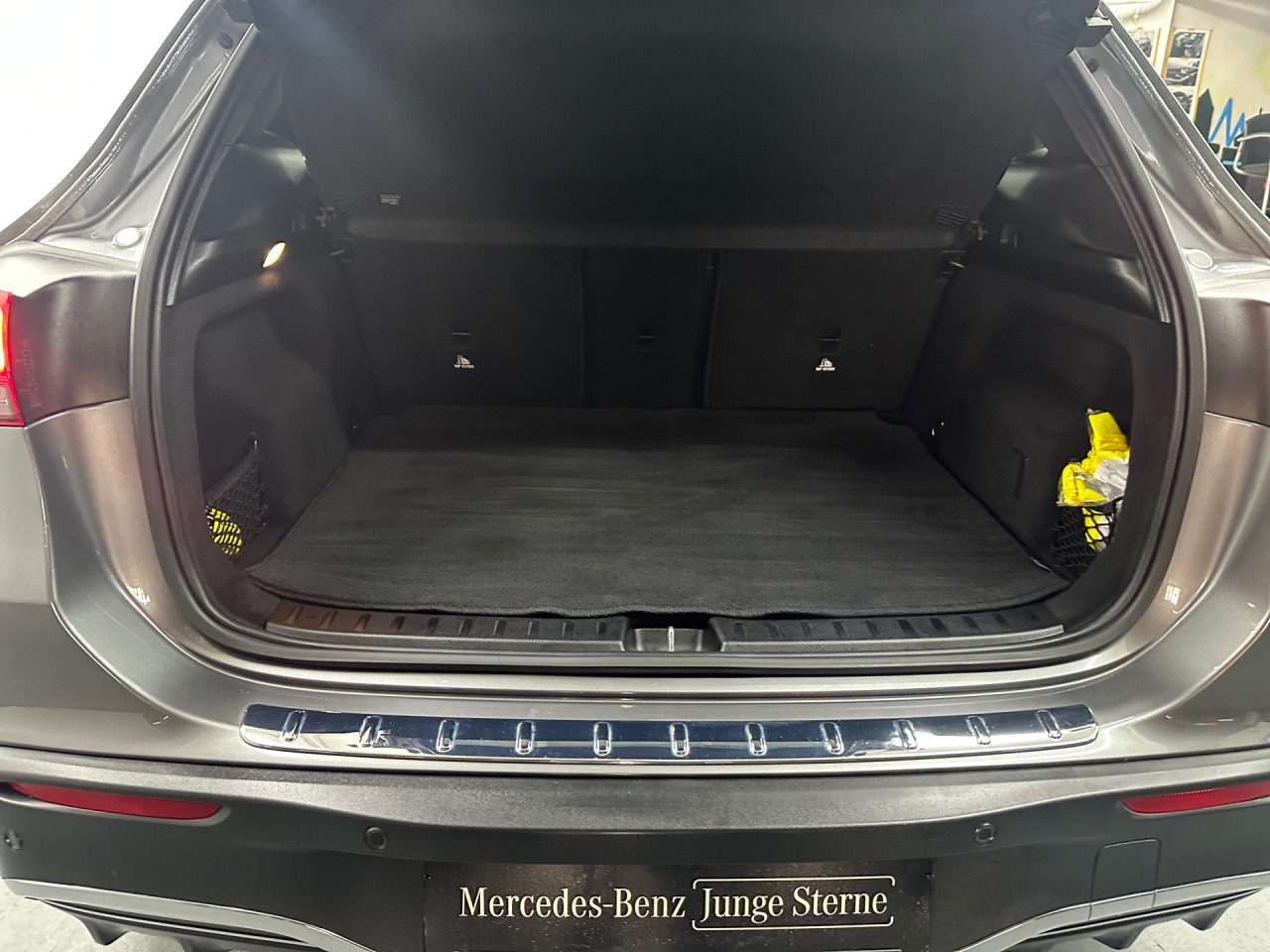Getriebe: AutomatikgetriebeDetailangaben f&uuml;r XEV Fahrzeug: Batterietechnologie: Lithium-Ionen,  Nutzbare Batteriekapazit&auml;t: 66,0kWh,  Batteriezustand: 97%,  Ladezeit (in Minuten): 375 (10% bis 100%),  Schnellladezeit (in Minuten): 32 (10% bis 80%)Ausstattungslinie: AMG Line Exterieur,  AMG Line InterieurAusstattungspakete: Ausstattungspaket: Advanced-Paket, Remote und Charging Services Premium, Laderaum-Paket,  AMG Sportpaket,  Komfort Paket: Sitzkomfort-Paket,  Licht- und Sichtpaket,  Businesspaket,  SpiegelpaketAssistenzsysteme: Fernlichtassistent,  Aktiver Park-Assistent inkl. PARKTRONIC,  R&uuml;ckfahrkamera,  DISTRONIC,  Berganfahrhilfe,  Spracheingabesystem,  M&uuml;digkeitserkennung,  Aktiver Lenk-Assistent,  Fahrerassistenzpaket,  COLLISION PREVENTION ASSIST,  Verkehrszeichenerkennung m. Geschwindigkeitslimit-AssistentLicht und Sicht: LED-Scheinwerfer,  Tagfahrlicht,  Regensensor,  Automatisch abblendende Innen- und Au&szlig;enspiegel,  W&auml;rmeschutzverglasung,  Ambientebeleuchtung mehrfarbig,  LichtsensorAudio &amp; Kommunikation: MBUX,  Navigationssystem,  Radio,  Multi-Funktions-Display,  Digitaler Radioempfang DAB,  zentrale Bedieneinheit: Touchpad,  AUX &amp; USB Anschluss,  Mercedes connect me: Konnektivit&auml;ts-Paket Navigation,  Handyvorbereitung Bluetooth,  Android Auto u. Apple CarPlay,  WLAN HotspotKomfort: Digitales Kombiinstrument,  Klimaautomatik,  Lordosenst&uuml;tze Fahrer/Beifahrer,  Sitzheizung Fahrer/Beifahrer,  Sportsitze,  Armauflage hinten,  Servolenkung,  Lenks&auml;ule verstellbar,  Start-Stopp System,  Zentralver. mit Fernbedienung,  Fensterheber elektrisch,  EASY-PACK Heckklappe,  DYNAMIC SELECT,  Getr&auml;nkehalter vornInterieur: Sitze Kunstleder Ledernachbildung ARTICO / Mikrofaser MICROCUT schwarz,  Innenfarbe schwarz,  Multifunktions-Sport-/Lederlenkrad,  Bordcomputer,  R&uuml;cksitze klappbar,  Dekoreinlagen: Zierelement hinterleuchtet, Zierelemente Spiraloptik hinterleuchtet,  Lenkrad-SchaltwippenExterieur: Touchscreen Bedienung,  AMG Leichtmetallfelgen 18 Zoll,  Au&szlig;enspiegel elekt. anklappbar,  Dachreling,  Reifenpannenset,  Notrufsystem,  Ladekabel Mode 3 (Typ 2/2),  Wechsel-/Gleichstromladesystem (AC/DC Laden),  StauassistentSicherheit: i-Size Kindersitzbefestigung,  Fu&szlig;g&auml;ngerschutzsystem,  Fahrer- /Beifahrerairbag,  Seitenairbag vorn und hinten,  Knieairbag Fahrer,  Traktionskontrolle,  Elektr. Stabilit&auml;tsprogramm ESP,  Reifendruckkontrolle,  Wegfahrsperre,  Au&szlig;entemperatur Anzeige,  Antiblockiersystem ABS,  Bremsverschlei&szlig;anzeige,  Notbremsassistent,  Akustischer UmfeldschutzWeitere Ausstattung: K34 Streckenbasierte GeschwindigkeitsanpassungSonstige Ma&szlig;e und Gewichte: Nutzlast: 430 kg,  zul&auml;ssiges Gesamtgewicht: 2.470 kg,  Radstand: 2.729 mmIrrt&uuml;mer und &Auml;nderungen vorbehalten