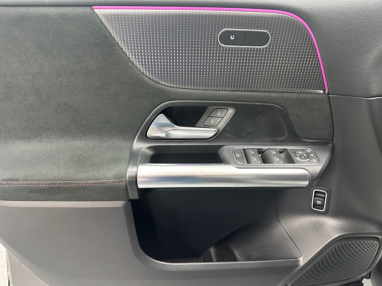 Getriebe: AutomatikgetriebeDetailangaben f&uuml;r XEV Fahrzeug: Batterietechnologie: Lithium-Ionen,  Nutzbare Batteriekapazit&auml;t: 66,0kWh,  Batteriezustand: 97%,  Ladezeit (in Minuten): 375 (10% bis 100%),  Schnellladezeit (in Minuten): 32 (10% bis 80%)Ausstattungslinie: AMG Line Exterieur,  AMG Line InterieurAusstattungspakete: Ausstattungspaket: Advanced-Paket, Remote und Charging Services Premium, Laderaum-Paket,  AMG Sportpaket,  Komfort Paket: Sitzkomfort-Paket,  Licht- und Sichtpaket,  Businesspaket,  SpiegelpaketAssistenzsysteme: Fernlichtassistent,  Aktiver Park-Assistent inkl. PARKTRONIC,  R&uuml;ckfahrkamera,  DISTRONIC,  Berganfahrhilfe,  Spracheingabesystem,  M&uuml;digkeitserkennung,  Aktiver Lenk-Assistent,  Fahrerassistenzpaket,  COLLISION PREVENTION ASSIST,  Verkehrszeichenerkennung m. Geschwindigkeitslimit-AssistentLicht und Sicht: LED-Scheinwerfer,  Tagfahrlicht,  Regensensor,  Automatisch abblendende Innen- und Au&szlig;enspiegel,  W&auml;rmeschutzverglasung,  Ambientebeleuchtung mehrfarbig,  LichtsensorAudio &amp; Kommunikation: MBUX,  Navigationssystem,  Radio,  Multi-Funktions-Display,  Digitaler Radioempfang DAB,  zentrale Bedieneinheit: Touchpad,  AUX &amp; USB Anschluss,  Mercedes connect me: Konnektivit&auml;ts-Paket Navigation,  Handyvorbereitung Bluetooth,  Android Auto u. Apple CarPlay,  WLAN HotspotKomfort: Digitales Kombiinstrument,  Klimaautomatik,  Lordosenst&uuml;tze Fahrer/Beifahrer,  Sitzheizung Fahrer/Beifahrer,  Sportsitze,  Armauflage hinten,  Servolenkung,  Lenks&auml;ule verstellbar,  Start-Stopp System,  Zentralver. mit Fernbedienung,  Fensterheber elektrisch,  EASY-PACK Heckklappe,  DYNAMIC SELECT,  Getr&auml;nkehalter vornInterieur: Sitze Kunstleder Ledernachbildung ARTICO / Mikrofaser MICROCUT schwarz,  Innenfarbe schwarz,  Multifunktions-Sport-/Lederlenkrad,  Bordcomputer,  R&uuml;cksitze klappbar,  Dekoreinlagen: Zierelement hinterleuchtet, Zierelemente Spiraloptik hinterleuchtet,  Lenkrad-SchaltwippenExterieur: Touchscreen Bedienung,  AMG Leichtmetallfelgen 18 Zoll,  Au&szlig;enspiegel elekt. anklappbar,  Dachreling,  Reifenpannenset,  Notrufsystem,  Ladekabel Mode 3 (Typ 2/2),  Wechsel-/Gleichstromladesystem (AC/DC Laden),  StauassistentSicherheit: i-Size Kindersitzbefestigung,  Fu&szlig;g&auml;ngerschutzsystem,  Fahrer- /Beifahrerairbag,  Seitenairbag vorn und hinten,  Knieairbag Fahrer,  Traktionskontrolle,  Elektr. Stabilit&auml;tsprogramm ESP,  Reifendruckkontrolle,  Wegfahrsperre,  Au&szlig;entemperatur Anzeige,  Antiblockiersystem ABS,  Bremsverschlei&szlig;anzeige,  Notbremsassistent,  Akustischer UmfeldschutzWeitere Ausstattung: K34 Streckenbasierte GeschwindigkeitsanpassungSonstige Ma&szlig;e und Gewichte: Nutzlast: 430 kg,  zul&auml;ssiges Gesamtgewicht: 2.470 kg,  Radstand: 2.729 mmIrrt&uuml;mer und &Auml;nderungen vorbehalten