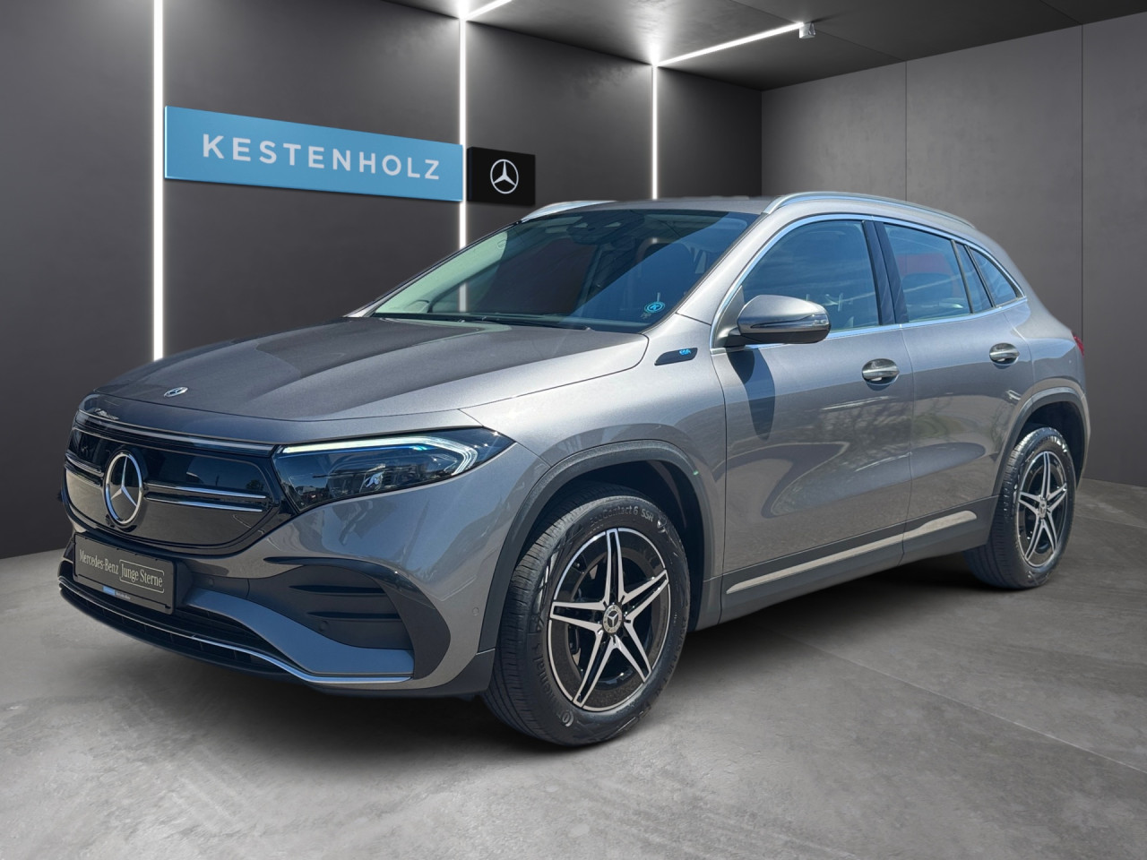 Getriebe: AutomatikgetriebeDetailangaben f&uuml;r XEV Fahrzeug: Batterietechnologie: Lithium-Ionen,  Nutzbare Batteriekapazit&auml;t: 66,0kWh,  Batteriezustand: 94%,  Ladezeit (in Minuten): 375 (10% bis 100%),  Schnellladezeit (in Minuten): 30 (10% bis 80%)Ausstattungslinie: AMG Line Exterieur,  AMG Line InterieurAusstattungspakete: Ausstattungspaket: Advanced-Paket, Laderaum-Paket, Remote und Charging Services Premium,  AMG Sportpaket,  Komfort Paket: Sitzkomfort-Paket,  Licht- und Sichtpaket,  Businesspaket,  SpiegelpaketAssistenzsysteme: Fernlichtassistent,  Aktiver Park-Assistent inkl. PARKTRONIC: Parkassistent mit Querfunktion,  R&uuml;ckfahrkamera,  DISTRONIC,  Berganfahrhilfe,  Spracheingabesystem,  M&uuml;digkeitserkennung,  Aktiver Lenk-Assistent,  Fahrerassistenzpaket,  COLLISION PREVENTION ASSIST,  Verkehrszeichenerkennung m. Geschwindigkeitslimit-AssistentLicht und Sicht: LED-Scheinwerfer,  Tagfahrlicht,  Regensensor,  Automatisch abblendende Innen- und Au&szlig;enspiegel,  Ambientebeleuchtung mehrfarbig,  LichtsensorAudio &amp; Kommunikation: MBUX,  Navigationssystem,  Radio,  Multi-Funktions-Display,  Digitaler Radioempfang DAB,  zentrale Bedieneinheit: Touchpad,  AUX &amp; USB Anschluss,  Mercedes connect me: Konnektivit&auml;ts-Paket Navigation,  Handyvorbereitung Bluetooth,  Android Auto u. Apple CarPlay,  WLAN HotspotKomfort: Digitales Kombiinstrument,  Klimaautomatik,  Fahrersitz elektrisch,  Memoryfunktion Fahrersitz,  Lordosenst&uuml;tze Fahrer/Beifahrer,  Sitzheizung Fahrer/Beifahrer,  Sportsitze,  Armauflage hinten,  Servolenkung,  Lenks&auml;ule verstellbar,  Start-Stopp System,  Zentralver. mit Fernbedienung,  Fensterheber elektrisch,  EASY-PACK Heckklappe,  DYNAMIC SELECT,  Getr&auml;nkehalter vornInterieur: Sitze Kunstleder Ledernachbildung ARTICO / Mikrofaser MICROCUT schwarz,  Innenfarbe schwarz,  Multifunktions-Sport-/Lederlenkrad,  Bordcomputer,  R&uuml;cksitze klappbar,  Dekoreinlagen: Zierelement hinterleuchtet, Zierelemente Spiraloptik hinterleuchtet,  Lenkrad-SchaltwippenExterieur: Anh&auml;ngerkupplung schwenkbar: Anh&auml;ngevorrichtung mit ESP Anh&auml;ngerstabilisierung,  Touchscreen Bedienung,  AMG Leichtmetallfelgen 18 Zoll,  Au&szlig;enspiegel elekt. anklappbar,  Dachreling,  Notrufsystem,  Ladekabel Mode 3 (Typ 2/2): 5m glatt,  Wechsel-/Gleichstromladesystem (AC/DC Laden),  StauassistentSicherheit: i-Size Kindersitzbefestigung,  Fu&szlig;g&auml;ngerschutzsystem,  Fahrer- /Beifahrerairbag,  Seitenairbag vorn und hinten,  Knieairbag Fahrer,  Traktionskontrolle,  Elektr. Stabilit&auml;tsprogramm ESP,  Reifendruckkontrolle,  Wegfahrsperre,  Au&szlig;entemperatur Anzeige,  Antiblockiersystem ABS,  Bremsverschlei&szlig;anzeige,  Notbremsassistent,  Akustischer UmfeldschutzWeitere Ausstattung: K34 Streckenbasierte GeschwindigkeitsanpassungSonstige Ma&szlig;e und Gewichte: Nutzlast: 430 kg,  zul&auml;ssiges Gesamtgewicht: 2.470 kg,  Radstand: 2.729 mmIrrt&uuml;mer und &Auml;nderungen vorbehalten