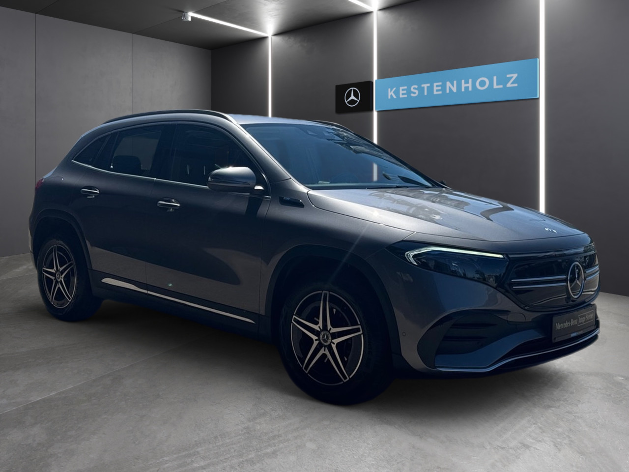 Getriebe: AutomatikgetriebeDetailangaben f&uuml;r XEV Fahrzeug: Batterietechnologie: Lithium-Ionen,  Nutzbare Batteriekapazit&auml;t: 66,0kWh,  Batteriezustand: 94%,  Ladezeit (in Minuten): 375 (10% bis 100%),  Schnellladezeit (in Minuten): 30 (10% bis 80%)Ausstattungslinie: AMG Line Exterieur,  AMG Line InterieurAusstattungspakete: Ausstattungspaket: Advanced-Paket, Laderaum-Paket, Remote und Charging Services Premium,  AMG Sportpaket,  Komfort Paket: Sitzkomfort-Paket,  Licht- und Sichtpaket,  Businesspaket,  SpiegelpaketAssistenzsysteme: Fernlichtassistent,  Aktiver Park-Assistent inkl. PARKTRONIC: Parkassistent mit Querfunktion,  R&uuml;ckfahrkamera,  DISTRONIC,  Berganfahrhilfe,  Spracheingabesystem,  M&uuml;digkeitserkennung,  Aktiver Lenk-Assistent,  Fahrerassistenzpaket,  COLLISION PREVENTION ASSIST,  Verkehrszeichenerkennung m. Geschwindigkeitslimit-AssistentLicht und Sicht: LED-Scheinwerfer,  Tagfahrlicht,  Regensensor,  Automatisch abblendende Innen- und Au&szlig;enspiegel,  Ambientebeleuchtung mehrfarbig,  LichtsensorAudio &amp; Kommunikation: MBUX,  Navigationssystem,  Radio,  Multi-Funktions-Display,  Digitaler Radioempfang DAB,  zentrale Bedieneinheit: Touchpad,  AUX &amp; USB Anschluss,  Mercedes connect me: Konnektivit&auml;ts-Paket Navigation,  Handyvorbereitung Bluetooth,  Android Auto u. Apple CarPlay,  WLAN HotspotKomfort: Digitales Kombiinstrument,  Klimaautomatik,  Fahrersitz elektrisch,  Memoryfunktion Fahrersitz,  Lordosenst&uuml;tze Fahrer/Beifahrer,  Sitzheizung Fahrer/Beifahrer,  Sportsitze,  Armauflage hinten,  Servolenkung,  Lenks&auml;ule verstellbar,  Start-Stopp System,  Zentralver. mit Fernbedienung,  Fensterheber elektrisch,  EASY-PACK Heckklappe,  DYNAMIC SELECT,  Getr&auml;nkehalter vornInterieur: Sitze Kunstleder Ledernachbildung ARTICO / Mikrofaser MICROCUT schwarz,  Innenfarbe schwarz,  Multifunktions-Sport-/Lederlenkrad,  Bordcomputer,  R&uuml;cksitze klappbar,  Dekoreinlagen: Zierelement hinterleuchtet, Zierelemente Spiraloptik hinterleuchtet,  Lenkrad-SchaltwippenExterieur: Anh&auml;ngerkupplung schwenkbar: Anh&auml;ngevorrichtung mit ESP Anh&auml;ngerstabilisierung,  Touchscreen Bedienung,  AMG Leichtmetallfelgen 18 Zoll,  Au&szlig;enspiegel elekt. anklappbar,  Dachreling,  Notrufsystem,  Ladekabel Mode 3 (Typ 2/2): 5m glatt,  Wechsel-/Gleichstromladesystem (AC/DC Laden),  StauassistentSicherheit: i-Size Kindersitzbefestigung,  Fu&szlig;g&auml;ngerschutzsystem,  Fahrer- /Beifahrerairbag,  Seitenairbag vorn und hinten,  Knieairbag Fahrer,  Traktionskontrolle,  Elektr. Stabilit&auml;tsprogramm ESP,  Reifendruckkontrolle,  Wegfahrsperre,  Au&szlig;entemperatur Anzeige,  Antiblockiersystem ABS,  Bremsverschlei&szlig;anzeige,  Notbremsassistent,  Akustischer UmfeldschutzWeitere Ausstattung: K34 Streckenbasierte GeschwindigkeitsanpassungSonstige Ma&szlig;e und Gewichte: Nutzlast: 430 kg,  zul&auml;ssiges Gesamtgewicht: 2.470 kg,  Radstand: 2.729 mmIrrt&uuml;mer und &Auml;nderungen vorbehalten