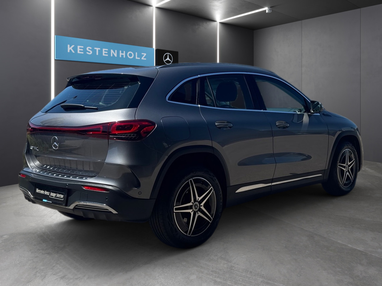 Getriebe: AutomatikgetriebeDetailangaben f&uuml;r XEV Fahrzeug: Batterietechnologie: Lithium-Ionen,  Nutzbare Batteriekapazit&auml;t: 66,0kWh,  Batteriezustand: 94%,  Ladezeit (in Minuten): 375 (10% bis 100%),  Schnellladezeit (in Minuten): 30 (10% bis 80%)Ausstattungslinie: AMG Line Exterieur,  AMG Line InterieurAusstattungspakete: Ausstattungspaket: Advanced-Paket, Laderaum-Paket, Remote und Charging Services Premium,  AMG Sportpaket,  Komfort Paket: Sitzkomfort-Paket,  Licht- und Sichtpaket,  Businesspaket,  SpiegelpaketAssistenzsysteme: Fernlichtassistent,  Aktiver Park-Assistent inkl. PARKTRONIC: Parkassistent mit Querfunktion,  R&uuml;ckfahrkamera,  DISTRONIC,  Berganfahrhilfe,  Spracheingabesystem,  M&uuml;digkeitserkennung,  Aktiver Lenk-Assistent,  Fahrerassistenzpaket,  COLLISION PREVENTION ASSIST,  Verkehrszeichenerkennung m. Geschwindigkeitslimit-AssistentLicht und Sicht: LED-Scheinwerfer,  Tagfahrlicht,  Regensensor,  Automatisch abblendende Innen- und Au&szlig;enspiegel,  Ambientebeleuchtung mehrfarbig,  LichtsensorAudio &amp; Kommunikation: MBUX,  Navigationssystem,  Radio,  Multi-Funktions-Display,  Digitaler Radioempfang DAB,  zentrale Bedieneinheit: Touchpad,  AUX &amp; USB Anschluss,  Mercedes connect me: Konnektivit&auml;ts-Paket Navigation,  Handyvorbereitung Bluetooth,  Android Auto u. Apple CarPlay,  WLAN HotspotKomfort: Digitales Kombiinstrument,  Klimaautomatik,  Fahrersitz elektrisch,  Memoryfunktion Fahrersitz,  Lordosenst&uuml;tze Fahrer/Beifahrer,  Sitzheizung Fahrer/Beifahrer,  Sportsitze,  Armauflage hinten,  Servolenkung,  Lenks&auml;ule verstellbar,  Start-Stopp System,  Zentralver. mit Fernbedienung,  Fensterheber elektrisch,  EASY-PACK Heckklappe,  DYNAMIC SELECT,  Getr&auml;nkehalter vornInterieur: Sitze Kunstleder Ledernachbildung ARTICO / Mikrofaser MICROCUT schwarz,  Innenfarbe schwarz,  Multifunktions-Sport-/Lederlenkrad,  Bordcomputer,  R&uuml;cksitze klappbar,  Dekoreinlagen: Zierelement hinterleuchtet, Zierelemente Spiraloptik hinterleuchtet,  Lenkrad-SchaltwippenExterieur: Anh&auml;ngerkupplung schwenkbar: Anh&auml;ngevorrichtung mit ESP Anh&auml;ngerstabilisierung,  Touchscreen Bedienung,  AMG Leichtmetallfelgen 18 Zoll,  Au&szlig;enspiegel elekt. anklappbar,  Dachreling,  Notrufsystem,  Ladekabel Mode 3 (Typ 2/2): 5m glatt,  Wechsel-/Gleichstromladesystem (AC/DC Laden),  StauassistentSicherheit: i-Size Kindersitzbefestigung,  Fu&szlig;g&auml;ngerschutzsystem,  Fahrer- /Beifahrerairbag,  Seitenairbag vorn und hinten,  Knieairbag Fahrer,  Traktionskontrolle,  Elektr. Stabilit&auml;tsprogramm ESP,  Reifendruckkontrolle,  Wegfahrsperre,  Au&szlig;entemperatur Anzeige,  Antiblockiersystem ABS,  Bremsverschlei&szlig;anzeige,  Notbremsassistent,  Akustischer UmfeldschutzWeitere Ausstattung: K34 Streckenbasierte GeschwindigkeitsanpassungSonstige Ma&szlig;e und Gewichte: Nutzlast: 430 kg,  zul&auml;ssiges Gesamtgewicht: 2.470 kg,  Radstand: 2.729 mmIrrt&uuml;mer und &Auml;nderungen vorbehalten