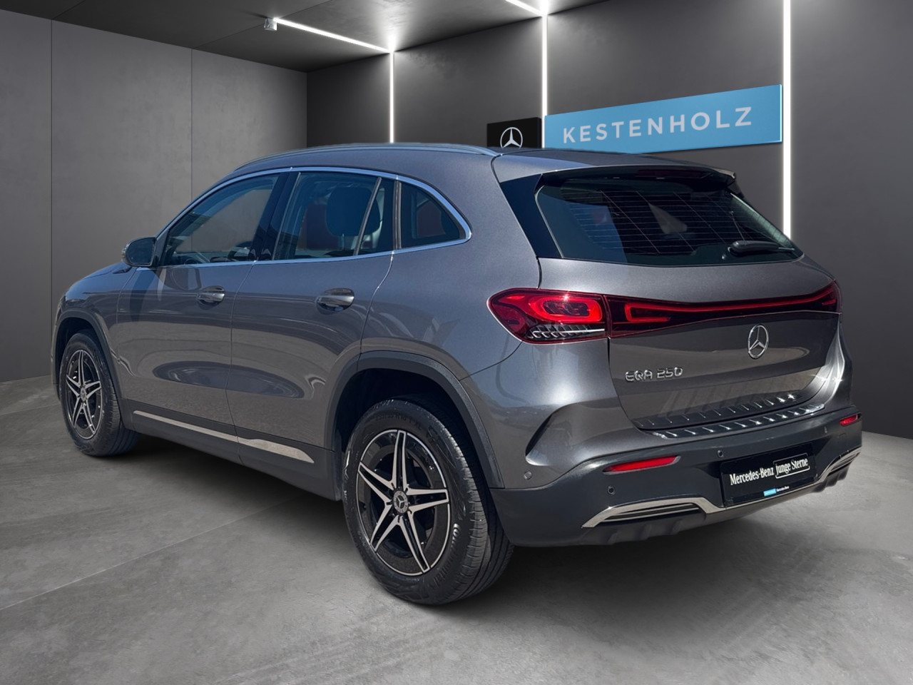 Getriebe: AutomatikgetriebeDetailangaben f&uuml;r XEV Fahrzeug: Batterietechnologie: Lithium-Ionen,  Nutzbare Batteriekapazit&auml;t: 66,0kWh,  Batteriezustand: 94%,  Ladezeit (in Minuten): 375 (10% bis 100%),  Schnellladezeit (in Minuten): 30 (10% bis 80%)Ausstattungslinie: AMG Line Exterieur,  AMG Line InterieurAusstattungspakete: Ausstattungspaket: Advanced-Paket, Laderaum-Paket, Remote und Charging Services Premium,  AMG Sportpaket,  Komfort Paket: Sitzkomfort-Paket,  Licht- und Sichtpaket,  Businesspaket,  SpiegelpaketAssistenzsysteme: Fernlichtassistent,  Aktiver Park-Assistent inkl. PARKTRONIC: Parkassistent mit Querfunktion,  R&uuml;ckfahrkamera,  DISTRONIC,  Berganfahrhilfe,  Spracheingabesystem,  M&uuml;digkeitserkennung,  Aktiver Lenk-Assistent,  Fahrerassistenzpaket,  COLLISION PREVENTION ASSIST,  Verkehrszeichenerkennung m. Geschwindigkeitslimit-AssistentLicht und Sicht: LED-Scheinwerfer,  Tagfahrlicht,  Regensensor,  Automatisch abblendende Innen- und Au&szlig;enspiegel,  Ambientebeleuchtung mehrfarbig,  LichtsensorAudio &amp; Kommunikation: MBUX,  Navigationssystem,  Radio,  Multi-Funktions-Display,  Digitaler Radioempfang DAB,  zentrale Bedieneinheit: Touchpad,  AUX &amp; USB Anschluss,  Mercedes connect me: Konnektivit&auml;ts-Paket Navigation,  Handyvorbereitung Bluetooth,  Android Auto u. Apple CarPlay,  WLAN HotspotKomfort: Digitales Kombiinstrument,  Klimaautomatik,  Fahrersitz elektrisch,  Memoryfunktion Fahrersitz,  Lordosenst&uuml;tze Fahrer/Beifahrer,  Sitzheizung Fahrer/Beifahrer,  Sportsitze,  Armauflage hinten,  Servolenkung,  Lenks&auml;ule verstellbar,  Start-Stopp System,  Zentralver. mit Fernbedienung,  Fensterheber elektrisch,  EASY-PACK Heckklappe,  DYNAMIC SELECT,  Getr&auml;nkehalter vornInterieur: Sitze Kunstleder Ledernachbildung ARTICO / Mikrofaser MICROCUT schwarz,  Innenfarbe schwarz,  Multifunktions-Sport-/Lederlenkrad,  Bordcomputer,  R&uuml;cksitze klappbar,  Dekoreinlagen: Zierelement hinterleuchtet, Zierelemente Spiraloptik hinterleuchtet,  Lenkrad-SchaltwippenExterieur: Anh&auml;ngerkupplung schwenkbar: Anh&auml;ngevorrichtung mit ESP Anh&auml;ngerstabilisierung,  Touchscreen Bedienung,  AMG Leichtmetallfelgen 18 Zoll,  Au&szlig;enspiegel elekt. anklappbar,  Dachreling,  Notrufsystem,  Ladekabel Mode 3 (Typ 2/2): 5m glatt,  Wechsel-/Gleichstromladesystem (AC/DC Laden),  StauassistentSicherheit: i-Size Kindersitzbefestigung,  Fu&szlig;g&auml;ngerschutzsystem,  Fahrer- /Beifahrerairbag,  Seitenairbag vorn und hinten,  Knieairbag Fahrer,  Traktionskontrolle,  Elektr. Stabilit&auml;tsprogramm ESP,  Reifendruckkontrolle,  Wegfahrsperre,  Au&szlig;entemperatur Anzeige,  Antiblockiersystem ABS,  Bremsverschlei&szlig;anzeige,  Notbremsassistent,  Akustischer UmfeldschutzWeitere Ausstattung: K34 Streckenbasierte GeschwindigkeitsanpassungSonstige Ma&szlig;e und Gewichte: Nutzlast: 430 kg,  zul&auml;ssiges Gesamtgewicht: 2.470 kg,  Radstand: 2.729 mmIrrt&uuml;mer und &Auml;nderungen vorbehalten
