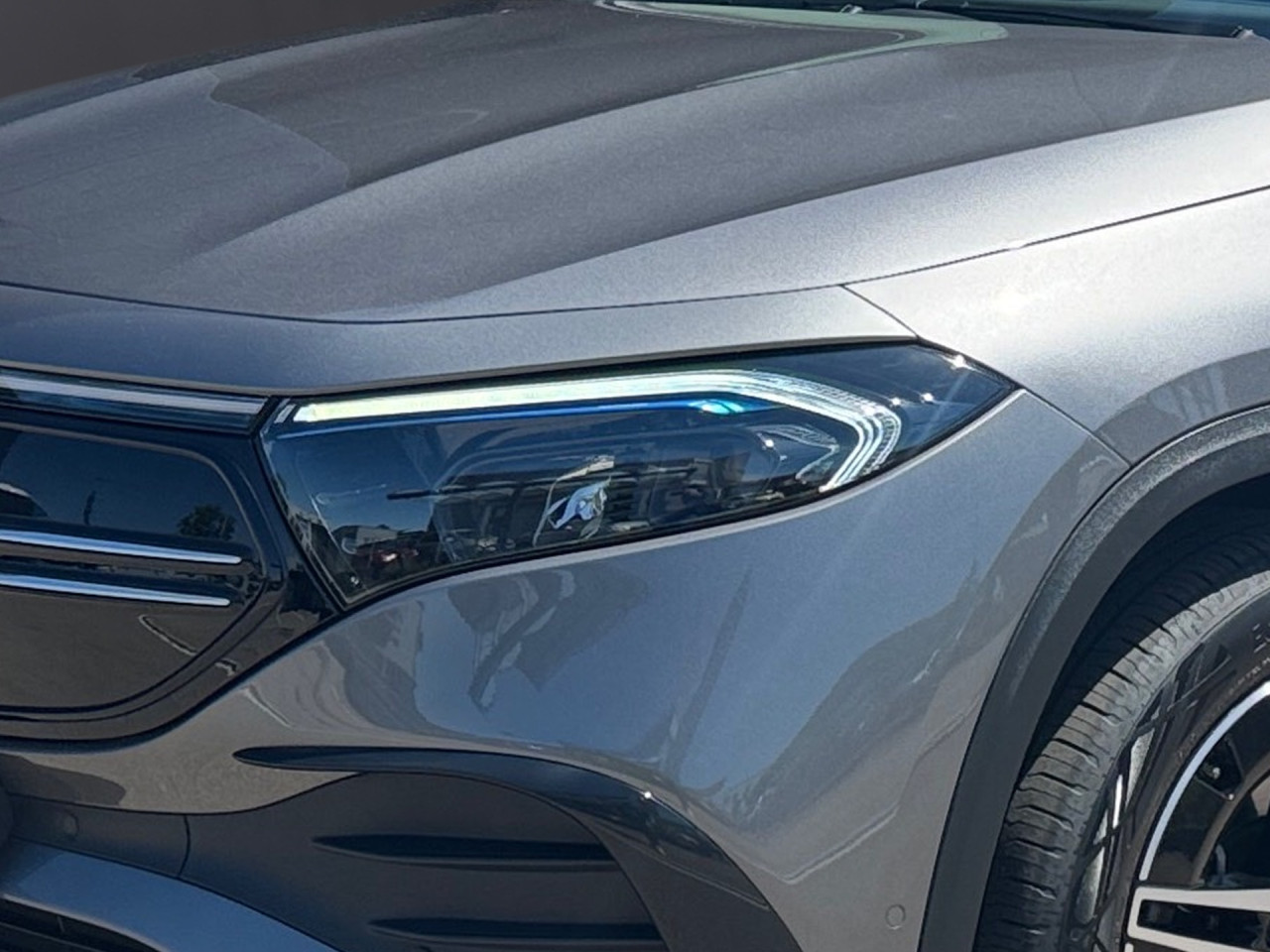 Getriebe: AutomatikgetriebeDetailangaben f&uuml;r XEV Fahrzeug: Batterietechnologie: Lithium-Ionen,  Nutzbare Batteriekapazit&auml;t: 66,0kWh,  Batteriezustand: 94%,  Ladezeit (in Minuten): 375 (10% bis 100%),  Schnellladezeit (in Minuten): 30 (10% bis 80%)Ausstattungslinie: AMG Line Exterieur,  AMG Line InterieurAusstattungspakete: Ausstattungspaket: Advanced-Paket, Laderaum-Paket, Remote und Charging Services Premium,  AMG Sportpaket,  Komfort Paket: Sitzkomfort-Paket,  Licht- und Sichtpaket,  Businesspaket,  SpiegelpaketAssistenzsysteme: Fernlichtassistent,  Aktiver Park-Assistent inkl. PARKTRONIC: Parkassistent mit Querfunktion,  R&uuml;ckfahrkamera,  DISTRONIC,  Berganfahrhilfe,  Spracheingabesystem,  M&uuml;digkeitserkennung,  Aktiver Lenk-Assistent,  Fahrerassistenzpaket,  COLLISION PREVENTION ASSIST,  Verkehrszeichenerkennung m. Geschwindigkeitslimit-AssistentLicht und Sicht: LED-Scheinwerfer,  Tagfahrlicht,  Regensensor,  Automatisch abblendende Innen- und Au&szlig;enspiegel,  Ambientebeleuchtung mehrfarbig,  LichtsensorAudio &amp; Kommunikation: MBUX,  Navigationssystem,  Radio,  Multi-Funktions-Display,  Digitaler Radioempfang DAB,  zentrale Bedieneinheit: Touchpad,  AUX &amp; USB Anschluss,  Mercedes connect me: Konnektivit&auml;ts-Paket Navigation,  Handyvorbereitung Bluetooth,  Android Auto u. Apple CarPlay,  WLAN HotspotKomfort: Digitales Kombiinstrument,  Klimaautomatik,  Fahrersitz elektrisch,  Memoryfunktion Fahrersitz,  Lordosenst&uuml;tze Fahrer/Beifahrer,  Sitzheizung Fahrer/Beifahrer,  Sportsitze,  Armauflage hinten,  Servolenkung,  Lenks&auml;ule verstellbar,  Start-Stopp System,  Zentralver. mit Fernbedienung,  Fensterheber elektrisch,  EASY-PACK Heckklappe,  DYNAMIC SELECT,  Getr&auml;nkehalter vornInterieur: Sitze Kunstleder Ledernachbildung ARTICO / Mikrofaser MICROCUT schwarz,  Innenfarbe schwarz,  Multifunktions-Sport-/Lederlenkrad,  Bordcomputer,  R&uuml;cksitze klappbar,  Dekoreinlagen: Zierelement hinterleuchtet, Zierelemente Spiraloptik hinterleuchtet,  Lenkrad-SchaltwippenExterieur: Anh&auml;ngerkupplung schwenkbar: Anh&auml;ngevorrichtung mit ESP Anh&auml;ngerstabilisierung,  Touchscreen Bedienung,  AMG Leichtmetallfelgen 18 Zoll,  Au&szlig;enspiegel elekt. anklappbar,  Dachreling,  Notrufsystem,  Ladekabel Mode 3 (Typ 2/2): 5m glatt,  Wechsel-/Gleichstromladesystem (AC/DC Laden),  StauassistentSicherheit: i-Size Kindersitzbefestigung,  Fu&szlig;g&auml;ngerschutzsystem,  Fahrer- /Beifahrerairbag,  Seitenairbag vorn und hinten,  Knieairbag Fahrer,  Traktionskontrolle,  Elektr. Stabilit&auml;tsprogramm ESP,  Reifendruckkontrolle,  Wegfahrsperre,  Au&szlig;entemperatur Anzeige,  Antiblockiersystem ABS,  Bremsverschlei&szlig;anzeige,  Notbremsassistent,  Akustischer UmfeldschutzWeitere Ausstattung: K34 Streckenbasierte GeschwindigkeitsanpassungSonstige Ma&szlig;e und Gewichte: Nutzlast: 430 kg,  zul&auml;ssiges Gesamtgewicht: 2.470 kg,  Radstand: 2.729 mmIrrt&uuml;mer und &Auml;nderungen vorbehalten