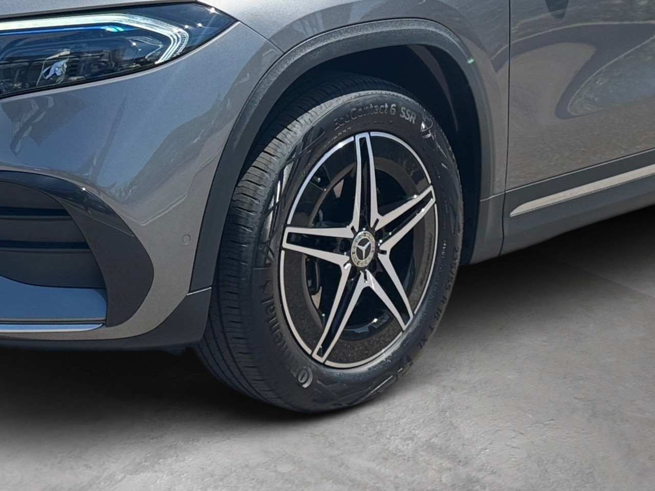 Getriebe: AutomatikgetriebeDetailangaben f&uuml;r XEV Fahrzeug: Batterietechnologie: Lithium-Ionen,  Nutzbare Batteriekapazit&auml;t: 66,0kWh,  Batteriezustand: 94%,  Ladezeit (in Minuten): 375 (10% bis 100%),  Schnellladezeit (in Minuten): 30 (10% bis 80%)Ausstattungslinie: AMG Line Exterieur,  AMG Line InterieurAusstattungspakete: Ausstattungspaket: Advanced-Paket, Laderaum-Paket, Remote und Charging Services Premium,  AMG Sportpaket,  Komfort Paket: Sitzkomfort-Paket,  Licht- und Sichtpaket,  Businesspaket,  SpiegelpaketAssistenzsysteme: Fernlichtassistent,  Aktiver Park-Assistent inkl. PARKTRONIC: Parkassistent mit Querfunktion,  R&uuml;ckfahrkamera,  DISTRONIC,  Berganfahrhilfe,  Spracheingabesystem,  M&uuml;digkeitserkennung,  Aktiver Lenk-Assistent,  Fahrerassistenzpaket,  COLLISION PREVENTION ASSIST,  Verkehrszeichenerkennung m. Geschwindigkeitslimit-AssistentLicht und Sicht: LED-Scheinwerfer,  Tagfahrlicht,  Regensensor,  Automatisch abblendende Innen- und Au&szlig;enspiegel,  Ambientebeleuchtung mehrfarbig,  LichtsensorAudio &amp; Kommunikation: MBUX,  Navigationssystem,  Radio,  Multi-Funktions-Display,  Digitaler Radioempfang DAB,  zentrale Bedieneinheit: Touchpad,  AUX &amp; USB Anschluss,  Mercedes connect me: Konnektivit&auml;ts-Paket Navigation,  Handyvorbereitung Bluetooth,  Android Auto u. Apple CarPlay,  WLAN HotspotKomfort: Digitales Kombiinstrument,  Klimaautomatik,  Fahrersitz elektrisch,  Memoryfunktion Fahrersitz,  Lordosenst&uuml;tze Fahrer/Beifahrer,  Sitzheizung Fahrer/Beifahrer,  Sportsitze,  Armauflage hinten,  Servolenkung,  Lenks&auml;ule verstellbar,  Start-Stopp System,  Zentralver. mit Fernbedienung,  Fensterheber elektrisch,  EASY-PACK Heckklappe,  DYNAMIC SELECT,  Getr&auml;nkehalter vornInterieur: Sitze Kunstleder Ledernachbildung ARTICO / Mikrofaser MICROCUT schwarz,  Innenfarbe schwarz,  Multifunktions-Sport-/Lederlenkrad,  Bordcomputer,  R&uuml;cksitze klappbar,  Dekoreinlagen: Zierelement hinterleuchtet, Zierelemente Spiraloptik hinterleuchtet,  Lenkrad-SchaltwippenExterieur: Anh&auml;ngerkupplung schwenkbar: Anh&auml;ngevorrichtung mit ESP Anh&auml;ngerstabilisierung,  Touchscreen Bedienung,  AMG Leichtmetallfelgen 18 Zoll,  Au&szlig;enspiegel elekt. anklappbar,  Dachreling,  Notrufsystem,  Ladekabel Mode 3 (Typ 2/2): 5m glatt,  Wechsel-/Gleichstromladesystem (AC/DC Laden),  StauassistentSicherheit: i-Size Kindersitzbefestigung,  Fu&szlig;g&auml;ngerschutzsystem,  Fahrer- /Beifahrerairbag,  Seitenairbag vorn und hinten,  Knieairbag Fahrer,  Traktionskontrolle,  Elektr. Stabilit&auml;tsprogramm ESP,  Reifendruckkontrolle,  Wegfahrsperre,  Au&szlig;entemperatur Anzeige,  Antiblockiersystem ABS,  Bremsverschlei&szlig;anzeige,  Notbremsassistent,  Akustischer UmfeldschutzWeitere Ausstattung: K34 Streckenbasierte GeschwindigkeitsanpassungSonstige Ma&szlig;e und Gewichte: Nutzlast: 430 kg,  zul&auml;ssiges Gesamtgewicht: 2.470 kg,  Radstand: 2.729 mmIrrt&uuml;mer und &Auml;nderungen vorbehalten
