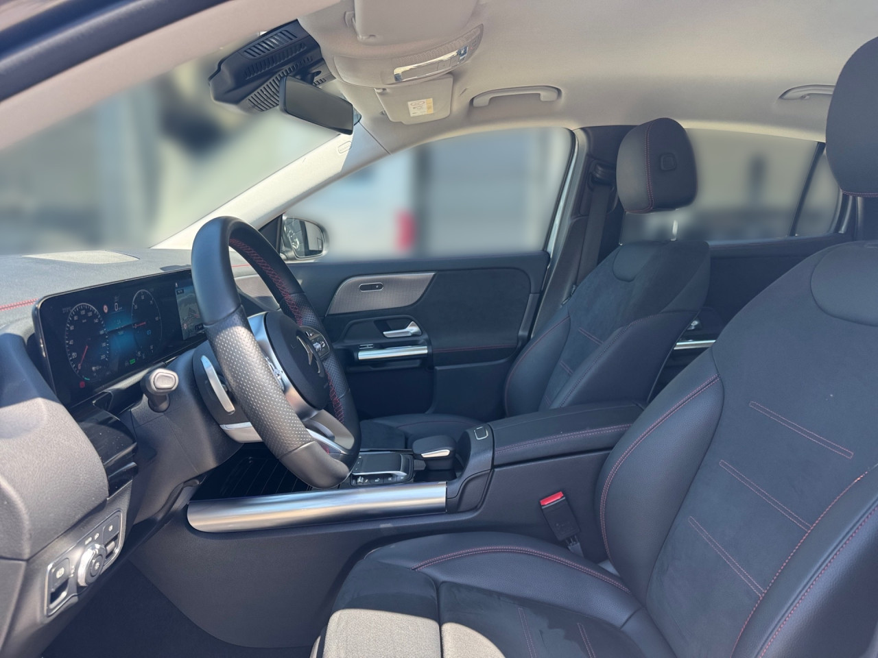 Getriebe: AutomatikgetriebeDetailangaben f&uuml;r XEV Fahrzeug: Batterietechnologie: Lithium-Ionen,  Nutzbare Batteriekapazit&auml;t: 66,0kWh,  Batteriezustand: 94%,  Ladezeit (in Minuten): 375 (10% bis 100%),  Schnellladezeit (in Minuten): 30 (10% bis 80%)Ausstattungslinie: AMG Line Exterieur,  AMG Line InterieurAusstattungspakete: Ausstattungspaket: Advanced-Paket, Laderaum-Paket, Remote und Charging Services Premium,  AMG Sportpaket,  Komfort Paket: Sitzkomfort-Paket,  Licht- und Sichtpaket,  Businesspaket,  SpiegelpaketAssistenzsysteme: Fernlichtassistent,  Aktiver Park-Assistent inkl. PARKTRONIC: Parkassistent mit Querfunktion,  R&uuml;ckfahrkamera,  DISTRONIC,  Berganfahrhilfe,  Spracheingabesystem,  M&uuml;digkeitserkennung,  Aktiver Lenk-Assistent,  Fahrerassistenzpaket,  COLLISION PREVENTION ASSIST,  Verkehrszeichenerkennung m. Geschwindigkeitslimit-AssistentLicht und Sicht: LED-Scheinwerfer,  Tagfahrlicht,  Regensensor,  Automatisch abblendende Innen- und Au&szlig;enspiegel,  Ambientebeleuchtung mehrfarbig,  LichtsensorAudio &amp; Kommunikation: MBUX,  Navigationssystem,  Radio,  Multi-Funktions-Display,  Digitaler Radioempfang DAB,  zentrale Bedieneinheit: Touchpad,  AUX &amp; USB Anschluss,  Mercedes connect me: Konnektivit&auml;ts-Paket Navigation,  Handyvorbereitung Bluetooth,  Android Auto u. Apple CarPlay,  WLAN HotspotKomfort: Digitales Kombiinstrument,  Klimaautomatik,  Fahrersitz elektrisch,  Memoryfunktion Fahrersitz,  Lordosenst&uuml;tze Fahrer/Beifahrer,  Sitzheizung Fahrer/Beifahrer,  Sportsitze,  Armauflage hinten,  Servolenkung,  Lenks&auml;ule verstellbar,  Start-Stopp System,  Zentralver. mit Fernbedienung,  Fensterheber elektrisch,  EASY-PACK Heckklappe,  DYNAMIC SELECT,  Getr&auml;nkehalter vornInterieur: Sitze Kunstleder Ledernachbildung ARTICO / Mikrofaser MICROCUT schwarz,  Innenfarbe schwarz,  Multifunktions-Sport-/Lederlenkrad,  Bordcomputer,  R&uuml;cksitze klappbar,  Dekoreinlagen: Zierelement hinterleuchtet, Zierelemente Spiraloptik hinterleuchtet,  Lenkrad-SchaltwippenExterieur: Anh&auml;ngerkupplung schwenkbar: Anh&auml;ngevorrichtung mit ESP Anh&auml;ngerstabilisierung,  Touchscreen Bedienung,  AMG Leichtmetallfelgen 18 Zoll,  Au&szlig;enspiegel elekt. anklappbar,  Dachreling,  Notrufsystem,  Ladekabel Mode 3 (Typ 2/2): 5m glatt,  Wechsel-/Gleichstromladesystem (AC/DC Laden),  StauassistentSicherheit: i-Size Kindersitzbefestigung,  Fu&szlig;g&auml;ngerschutzsystem,  Fahrer- /Beifahrerairbag,  Seitenairbag vorn und hinten,  Knieairbag Fahrer,  Traktionskontrolle,  Elektr. Stabilit&auml;tsprogramm ESP,  Reifendruckkontrolle,  Wegfahrsperre,  Au&szlig;entemperatur Anzeige,  Antiblockiersystem ABS,  Bremsverschlei&szlig;anzeige,  Notbremsassistent,  Akustischer UmfeldschutzWeitere Ausstattung: K34 Streckenbasierte GeschwindigkeitsanpassungSonstige Ma&szlig;e und Gewichte: Nutzlast: 430 kg,  zul&auml;ssiges Gesamtgewicht: 2.470 kg,  Radstand: 2.729 mmIrrt&uuml;mer und &Auml;nderungen vorbehalten