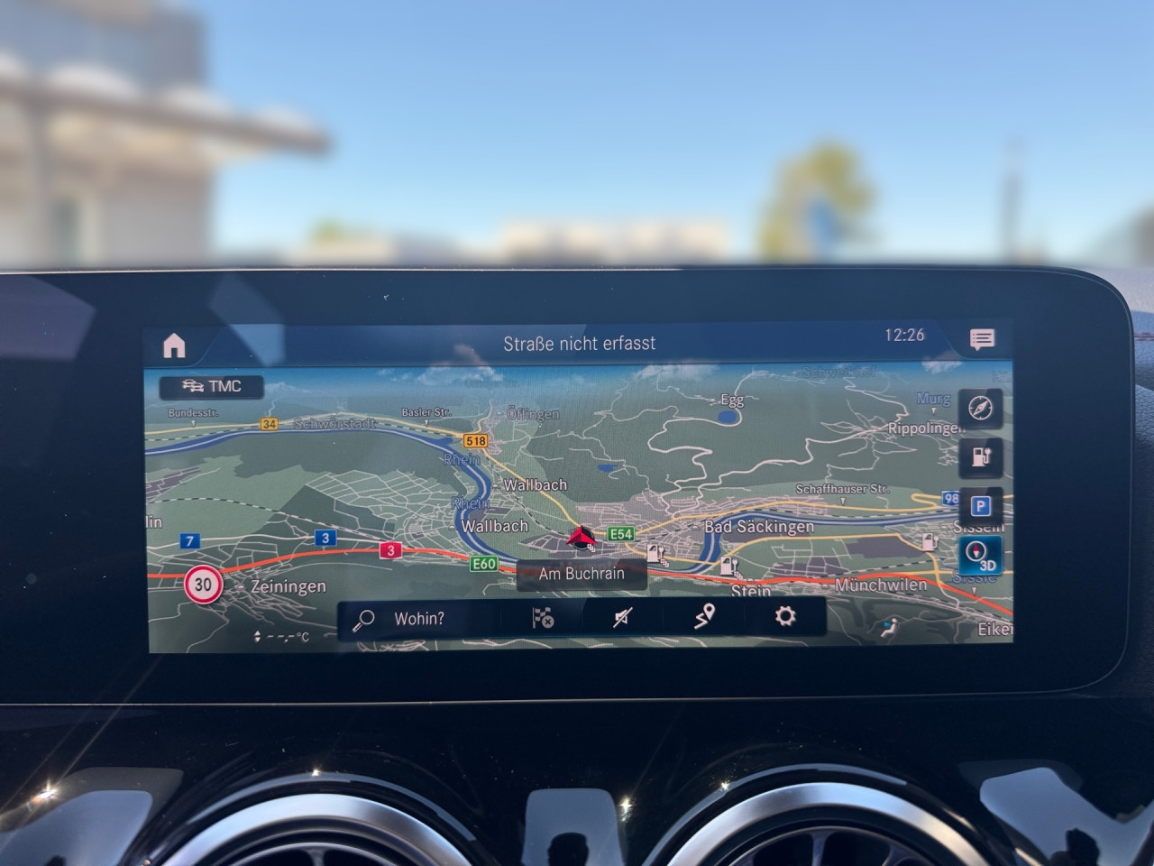 Getriebe: AutomatikgetriebeDetailangaben f&uuml;r XEV Fahrzeug: Batterietechnologie: Lithium-Ionen,  Nutzbare Batteriekapazit&auml;t: 66,0kWh,  Batteriezustand: 94%,  Ladezeit (in Minuten): 375 (10% bis 100%),  Schnellladezeit (in Minuten): 30 (10% bis 80%)Ausstattungslinie: AMG Line Exterieur,  AMG Line InterieurAusstattungspakete: Ausstattungspaket: Advanced-Paket, Laderaum-Paket, Remote und Charging Services Premium,  AMG Sportpaket,  Komfort Paket: Sitzkomfort-Paket,  Licht- und Sichtpaket,  Businesspaket,  SpiegelpaketAssistenzsysteme: Fernlichtassistent,  Aktiver Park-Assistent inkl. PARKTRONIC: Parkassistent mit Querfunktion,  R&uuml;ckfahrkamera,  DISTRONIC,  Berganfahrhilfe,  Spracheingabesystem,  M&uuml;digkeitserkennung,  Aktiver Lenk-Assistent,  Fahrerassistenzpaket,  COLLISION PREVENTION ASSIST,  Verkehrszeichenerkennung m. Geschwindigkeitslimit-AssistentLicht und Sicht: LED-Scheinwerfer,  Tagfahrlicht,  Regensensor,  Automatisch abblendende Innen- und Au&szlig;enspiegel,  Ambientebeleuchtung mehrfarbig,  LichtsensorAudio &amp; Kommunikation: MBUX,  Navigationssystem,  Radio,  Multi-Funktions-Display,  Digitaler Radioempfang DAB,  zentrale Bedieneinheit: Touchpad,  AUX &amp; USB Anschluss,  Mercedes connect me: Konnektivit&auml;ts-Paket Navigation,  Handyvorbereitung Bluetooth,  Android Auto u. Apple CarPlay,  WLAN HotspotKomfort: Digitales Kombiinstrument,  Klimaautomatik,  Fahrersitz elektrisch,  Memoryfunktion Fahrersitz,  Lordosenst&uuml;tze Fahrer/Beifahrer,  Sitzheizung Fahrer/Beifahrer,  Sportsitze,  Armauflage hinten,  Servolenkung,  Lenks&auml;ule verstellbar,  Start-Stopp System,  Zentralver. mit Fernbedienung,  Fensterheber elektrisch,  EASY-PACK Heckklappe,  DYNAMIC SELECT,  Getr&auml;nkehalter vornInterieur: Sitze Kunstleder Ledernachbildung ARTICO / Mikrofaser MICROCUT schwarz,  Innenfarbe schwarz,  Multifunktions-Sport-/Lederlenkrad,  Bordcomputer,  R&uuml;cksitze klappbar,  Dekoreinlagen: Zierelement hinterleuchtet, Zierelemente Spiraloptik hinterleuchtet,  Lenkrad-SchaltwippenExterieur: Anh&auml;ngerkupplung schwenkbar: Anh&auml;ngevorrichtung mit ESP Anh&auml;ngerstabilisierung,  Touchscreen Bedienung,  AMG Leichtmetallfelgen 18 Zoll,  Au&szlig;enspiegel elekt. anklappbar,  Dachreling,  Notrufsystem,  Ladekabel Mode 3 (Typ 2/2): 5m glatt,  Wechsel-/Gleichstromladesystem (AC/DC Laden),  StauassistentSicherheit: i-Size Kindersitzbefestigung,  Fu&szlig;g&auml;ngerschutzsystem,  Fahrer- /Beifahrerairbag,  Seitenairbag vorn und hinten,  Knieairbag Fahrer,  Traktionskontrolle,  Elektr. Stabilit&auml;tsprogramm ESP,  Reifendruckkontrolle,  Wegfahrsperre,  Au&szlig;entemperatur Anzeige,  Antiblockiersystem ABS,  Bremsverschlei&szlig;anzeige,  Notbremsassistent,  Akustischer UmfeldschutzWeitere Ausstattung: K34 Streckenbasierte GeschwindigkeitsanpassungSonstige Ma&szlig;e und Gewichte: Nutzlast: 430 kg,  zul&auml;ssiges Gesamtgewicht: 2.470 kg,  Radstand: 2.729 mmIrrt&uuml;mer und &Auml;nderungen vorbehalten
