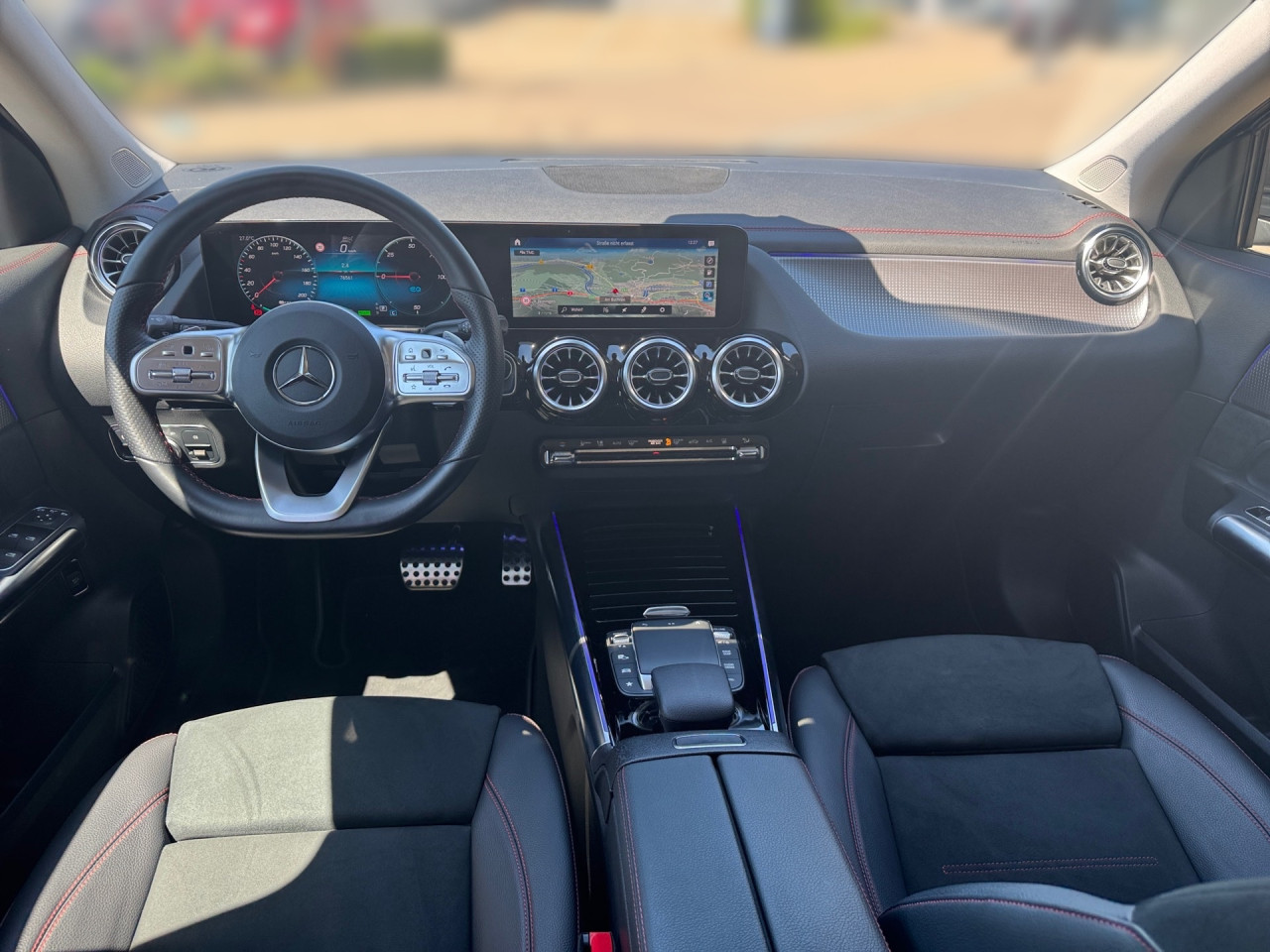 Getriebe: AutomatikgetriebeDetailangaben f&uuml;r XEV Fahrzeug: Batterietechnologie: Lithium-Ionen,  Nutzbare Batteriekapazit&auml;t: 66,0kWh,  Batteriezustand: 94%,  Ladezeit (in Minuten): 375 (10% bis 100%),  Schnellladezeit (in Minuten): 30 (10% bis 80%)Ausstattungslinie: AMG Line Exterieur,  AMG Line InterieurAusstattungspakete: Ausstattungspaket: Advanced-Paket, Laderaum-Paket, Remote und Charging Services Premium,  AMG Sportpaket,  Komfort Paket: Sitzkomfort-Paket,  Licht- und Sichtpaket,  Businesspaket,  SpiegelpaketAssistenzsysteme: Fernlichtassistent,  Aktiver Park-Assistent inkl. PARKTRONIC: Parkassistent mit Querfunktion,  R&uuml;ckfahrkamera,  DISTRONIC,  Berganfahrhilfe,  Spracheingabesystem,  M&uuml;digkeitserkennung,  Aktiver Lenk-Assistent,  Fahrerassistenzpaket,  COLLISION PREVENTION ASSIST,  Verkehrszeichenerkennung m. Geschwindigkeitslimit-AssistentLicht und Sicht: LED-Scheinwerfer,  Tagfahrlicht,  Regensensor,  Automatisch abblendende Innen- und Au&szlig;enspiegel,  Ambientebeleuchtung mehrfarbig,  LichtsensorAudio &amp; Kommunikation: MBUX,  Navigationssystem,  Radio,  Multi-Funktions-Display,  Digitaler Radioempfang DAB,  zentrale Bedieneinheit: Touchpad,  AUX &amp; USB Anschluss,  Mercedes connect me: Konnektivit&auml;ts-Paket Navigation,  Handyvorbereitung Bluetooth,  Android Auto u. Apple CarPlay,  WLAN HotspotKomfort: Digitales Kombiinstrument,  Klimaautomatik,  Fahrersitz elektrisch,  Memoryfunktion Fahrersitz,  Lordosenst&uuml;tze Fahrer/Beifahrer,  Sitzheizung Fahrer/Beifahrer,  Sportsitze,  Armauflage hinten,  Servolenkung,  Lenks&auml;ule verstellbar,  Start-Stopp System,  Zentralver. mit Fernbedienung,  Fensterheber elektrisch,  EASY-PACK Heckklappe,  DYNAMIC SELECT,  Getr&auml;nkehalter vornInterieur: Sitze Kunstleder Ledernachbildung ARTICO / Mikrofaser MICROCUT schwarz,  Innenfarbe schwarz,  Multifunktions-Sport-/Lederlenkrad,  Bordcomputer,  R&uuml;cksitze klappbar,  Dekoreinlagen: Zierelement hinterleuchtet, Zierelemente Spiraloptik hinterleuchtet,  Lenkrad-SchaltwippenExterieur: Anh&auml;ngerkupplung schwenkbar: Anh&auml;ngevorrichtung mit ESP Anh&auml;ngerstabilisierung,  Touchscreen Bedienung,  AMG Leichtmetallfelgen 18 Zoll,  Au&szlig;enspiegel elekt. anklappbar,  Dachreling,  Notrufsystem,  Ladekabel Mode 3 (Typ 2/2): 5m glatt,  Wechsel-/Gleichstromladesystem (AC/DC Laden),  StauassistentSicherheit: i-Size Kindersitzbefestigung,  Fu&szlig;g&auml;ngerschutzsystem,  Fahrer- /Beifahrerairbag,  Seitenairbag vorn und hinten,  Knieairbag Fahrer,  Traktionskontrolle,  Elektr. Stabilit&auml;tsprogramm ESP,  Reifendruckkontrolle,  Wegfahrsperre,  Au&szlig;entemperatur Anzeige,  Antiblockiersystem ABS,  Bremsverschlei&szlig;anzeige,  Notbremsassistent,  Akustischer UmfeldschutzWeitere Ausstattung: K34 Streckenbasierte GeschwindigkeitsanpassungSonstige Ma&szlig;e und Gewichte: Nutzlast: 430 kg,  zul&auml;ssiges Gesamtgewicht: 2.470 kg,  Radstand: 2.729 mmIrrt&uuml;mer und &Auml;nderungen vorbehalten