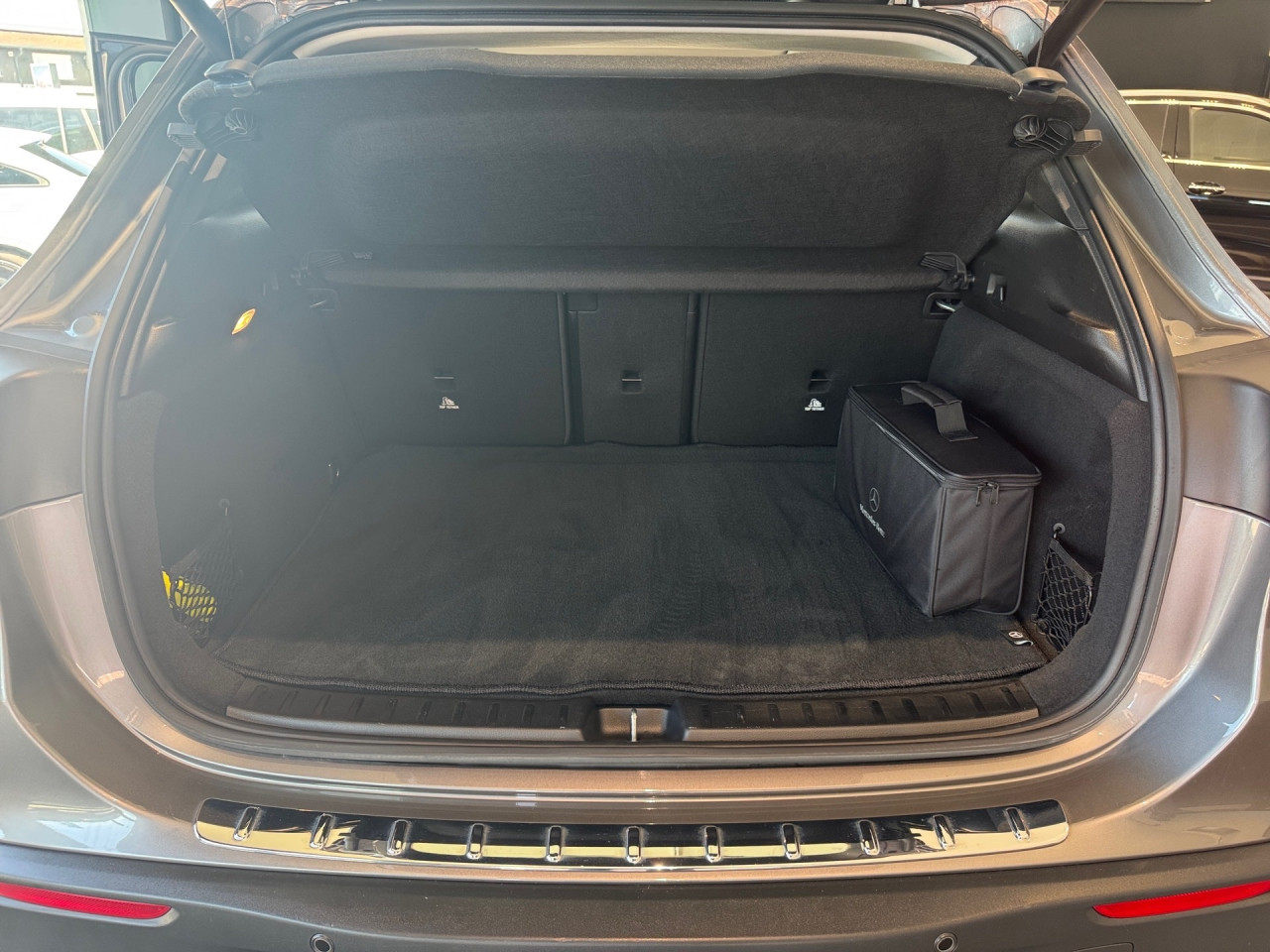 Getriebe: AutomatikgetriebeDetailangaben f&uuml;r XEV Fahrzeug: Batterietechnologie: Lithium-Ionen,  Nutzbare Batteriekapazit&auml;t: 66,0kWh,  Batteriezustand: 94%,  Ladezeit (in Minuten): 375 (10% bis 100%),  Schnellladezeit (in Minuten): 30 (10% bis 80%)Ausstattungslinie: AMG Line Exterieur,  AMG Line InterieurAusstattungspakete: Ausstattungspaket: Advanced-Paket, Laderaum-Paket, Remote und Charging Services Premium,  AMG Sportpaket,  Komfort Paket: Sitzkomfort-Paket,  Licht- und Sichtpaket,  Businesspaket,  SpiegelpaketAssistenzsysteme: Fernlichtassistent,  Aktiver Park-Assistent inkl. PARKTRONIC: Parkassistent mit Querfunktion,  R&uuml;ckfahrkamera,  DISTRONIC,  Berganfahrhilfe,  Spracheingabesystem,  M&uuml;digkeitserkennung,  Aktiver Lenk-Assistent,  Fahrerassistenzpaket,  COLLISION PREVENTION ASSIST,  Verkehrszeichenerkennung m. Geschwindigkeitslimit-AssistentLicht und Sicht: LED-Scheinwerfer,  Tagfahrlicht,  Regensensor,  Automatisch abblendende Innen- und Au&szlig;enspiegel,  Ambientebeleuchtung mehrfarbig,  LichtsensorAudio &amp; Kommunikation: MBUX,  Navigationssystem,  Radio,  Multi-Funktions-Display,  Digitaler Radioempfang DAB,  zentrale Bedieneinheit: Touchpad,  AUX &amp; USB Anschluss,  Mercedes connect me: Konnektivit&auml;ts-Paket Navigation,  Handyvorbereitung Bluetooth,  Android Auto u. Apple CarPlay,  WLAN HotspotKomfort: Digitales Kombiinstrument,  Klimaautomatik,  Fahrersitz elektrisch,  Memoryfunktion Fahrersitz,  Lordosenst&uuml;tze Fahrer/Beifahrer,  Sitzheizung Fahrer/Beifahrer,  Sportsitze,  Armauflage hinten,  Servolenkung,  Lenks&auml;ule verstellbar,  Start-Stopp System,  Zentralver. mit Fernbedienung,  Fensterheber elektrisch,  EASY-PACK Heckklappe,  DYNAMIC SELECT,  Getr&auml;nkehalter vornInterieur: Sitze Kunstleder Ledernachbildung ARTICO / Mikrofaser MICROCUT schwarz,  Innenfarbe schwarz,  Multifunktions-Sport-/Lederlenkrad,  Bordcomputer,  R&uuml;cksitze klappbar,  Dekoreinlagen: Zierelement hinterleuchtet, Zierelemente Spiraloptik hinterleuchtet,  Lenkrad-SchaltwippenExterieur: Anh&auml;ngerkupplung schwenkbar: Anh&auml;ngevorrichtung mit ESP Anh&auml;ngerstabilisierung,  Touchscreen Bedienung,  AMG Leichtmetallfelgen 18 Zoll,  Au&szlig;enspiegel elekt. anklappbar,  Dachreling,  Notrufsystem,  Ladekabel Mode 3 (Typ 2/2): 5m glatt,  Wechsel-/Gleichstromladesystem (AC/DC Laden),  StauassistentSicherheit: i-Size Kindersitzbefestigung,  Fu&szlig;g&auml;ngerschutzsystem,  Fahrer- /Beifahrerairbag,  Seitenairbag vorn und hinten,  Knieairbag Fahrer,  Traktionskontrolle,  Elektr. Stabilit&auml;tsprogramm ESP,  Reifendruckkontrolle,  Wegfahrsperre,  Au&szlig;entemperatur Anzeige,  Antiblockiersystem ABS,  Bremsverschlei&szlig;anzeige,  Notbremsassistent,  Akustischer UmfeldschutzWeitere Ausstattung: K34 Streckenbasierte GeschwindigkeitsanpassungSonstige Ma&szlig;e und Gewichte: Nutzlast: 430 kg,  zul&auml;ssiges Gesamtgewicht: 2.470 kg,  Radstand: 2.729 mmIrrt&uuml;mer und &Auml;nderungen vorbehalten