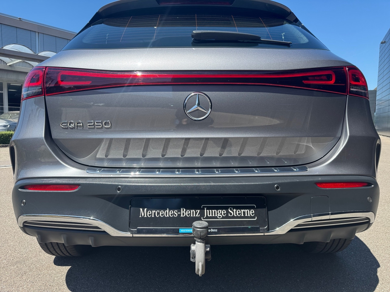 Getriebe: AutomatikgetriebeDetailangaben f&uuml;r XEV Fahrzeug: Batterietechnologie: Lithium-Ionen,  Nutzbare Batteriekapazit&auml;t: 66,0kWh,  Batteriezustand: 94%,  Ladezeit (in Minuten): 375 (10% bis 100%),  Schnellladezeit (in Minuten): 30 (10% bis 80%)Ausstattungslinie: AMG Line Exterieur,  AMG Line InterieurAusstattungspakete: Ausstattungspaket: Advanced-Paket, Laderaum-Paket, Remote und Charging Services Premium,  AMG Sportpaket,  Komfort Paket: Sitzkomfort-Paket,  Licht- und Sichtpaket,  Businesspaket,  SpiegelpaketAssistenzsysteme: Fernlichtassistent,  Aktiver Park-Assistent inkl. PARKTRONIC: Parkassistent mit Querfunktion,  R&uuml;ckfahrkamera,  DISTRONIC,  Berganfahrhilfe,  Spracheingabesystem,  M&uuml;digkeitserkennung,  Aktiver Lenk-Assistent,  Fahrerassistenzpaket,  COLLISION PREVENTION ASSIST,  Verkehrszeichenerkennung m. Geschwindigkeitslimit-AssistentLicht und Sicht: LED-Scheinwerfer,  Tagfahrlicht,  Regensensor,  Automatisch abblendende Innen- und Au&szlig;enspiegel,  Ambientebeleuchtung mehrfarbig,  LichtsensorAudio &amp; Kommunikation: MBUX,  Navigationssystem,  Radio,  Multi-Funktions-Display,  Digitaler Radioempfang DAB,  zentrale Bedieneinheit: Touchpad,  AUX &amp; USB Anschluss,  Mercedes connect me: Konnektivit&auml;ts-Paket Navigation,  Handyvorbereitung Bluetooth,  Android Auto u. Apple CarPlay,  WLAN HotspotKomfort: Digitales Kombiinstrument,  Klimaautomatik,  Fahrersitz elektrisch,  Memoryfunktion Fahrersitz,  Lordosenst&uuml;tze Fahrer/Beifahrer,  Sitzheizung Fahrer/Beifahrer,  Sportsitze,  Armauflage hinten,  Servolenkung,  Lenks&auml;ule verstellbar,  Start-Stopp System,  Zentralver. mit Fernbedienung,  Fensterheber elektrisch,  EASY-PACK Heckklappe,  DYNAMIC SELECT,  Getr&auml;nkehalter vornInterieur: Sitze Kunstleder Ledernachbildung ARTICO / Mikrofaser MICROCUT schwarz,  Innenfarbe schwarz,  Multifunktions-Sport-/Lederlenkrad,  Bordcomputer,  R&uuml;cksitze klappbar,  Dekoreinlagen: Zierelement hinterleuchtet, Zierelemente Spiraloptik hinterleuchtet,  Lenkrad-SchaltwippenExterieur: Anh&auml;ngerkupplung schwenkbar: Anh&auml;ngevorrichtung mit ESP Anh&auml;ngerstabilisierung,  Touchscreen Bedienung,  AMG Leichtmetallfelgen 18 Zoll,  Au&szlig;enspiegel elekt. anklappbar,  Dachreling,  Notrufsystem,  Ladekabel Mode 3 (Typ 2/2): 5m glatt,  Wechsel-/Gleichstromladesystem (AC/DC Laden),  StauassistentSicherheit: i-Size Kindersitzbefestigung,  Fu&szlig;g&auml;ngerschutzsystem,  Fahrer- /Beifahrerairbag,  Seitenairbag vorn und hinten,  Knieairbag Fahrer,  Traktionskontrolle,  Elektr. Stabilit&auml;tsprogramm ESP,  Reifendruckkontrolle,  Wegfahrsperre,  Au&szlig;entemperatur Anzeige,  Antiblockiersystem ABS,  Bremsverschlei&szlig;anzeige,  Notbremsassistent,  Akustischer UmfeldschutzWeitere Ausstattung: K34 Streckenbasierte GeschwindigkeitsanpassungSonstige Ma&szlig;e und Gewichte: Nutzlast: 430 kg,  zul&auml;ssiges Gesamtgewicht: 2.470 kg,  Radstand: 2.729 mmIrrt&uuml;mer und &Auml;nderungen vorbehalten