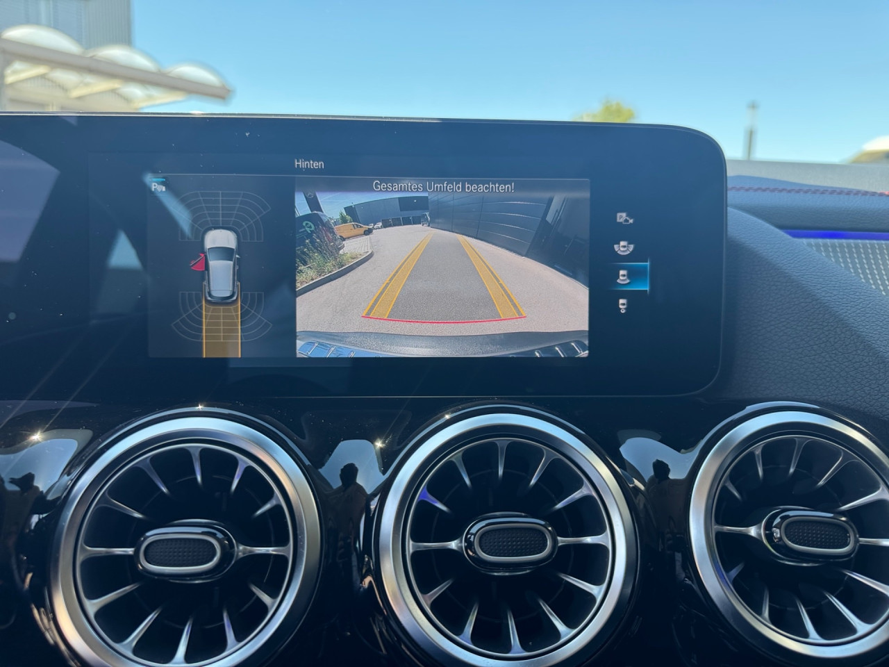 Getriebe: AutomatikgetriebeDetailangaben f&uuml;r XEV Fahrzeug: Batterietechnologie: Lithium-Ionen,  Nutzbare Batteriekapazit&auml;t: 66,0kWh,  Batteriezustand: 94%,  Ladezeit (in Minuten): 375 (10% bis 100%),  Schnellladezeit (in Minuten): 30 (10% bis 80%)Ausstattungslinie: AMG Line Exterieur,  AMG Line InterieurAusstattungspakete: Ausstattungspaket: Advanced-Paket, Laderaum-Paket, Remote und Charging Services Premium,  AMG Sportpaket,  Komfort Paket: Sitzkomfort-Paket,  Licht- und Sichtpaket,  Businesspaket,  SpiegelpaketAssistenzsysteme: Fernlichtassistent,  Aktiver Park-Assistent inkl. PARKTRONIC: Parkassistent mit Querfunktion,  R&uuml;ckfahrkamera,  DISTRONIC,  Berganfahrhilfe,  Spracheingabesystem,  M&uuml;digkeitserkennung,  Aktiver Lenk-Assistent,  Fahrerassistenzpaket,  COLLISION PREVENTION ASSIST,  Verkehrszeichenerkennung m. Geschwindigkeitslimit-AssistentLicht und Sicht: LED-Scheinwerfer,  Tagfahrlicht,  Regensensor,  Automatisch abblendende Innen- und Au&szlig;enspiegel,  Ambientebeleuchtung mehrfarbig,  LichtsensorAudio &amp; Kommunikation: MBUX,  Navigationssystem,  Radio,  Multi-Funktions-Display,  Digitaler Radioempfang DAB,  zentrale Bedieneinheit: Touchpad,  AUX &amp; USB Anschluss,  Mercedes connect me: Konnektivit&auml;ts-Paket Navigation,  Handyvorbereitung Bluetooth,  Android Auto u. Apple CarPlay,  WLAN HotspotKomfort: Digitales Kombiinstrument,  Klimaautomatik,  Fahrersitz elektrisch,  Memoryfunktion Fahrersitz,  Lordosenst&uuml;tze Fahrer/Beifahrer,  Sitzheizung Fahrer/Beifahrer,  Sportsitze,  Armauflage hinten,  Servolenkung,  Lenks&auml;ule verstellbar,  Start-Stopp System,  Zentralver. mit Fernbedienung,  Fensterheber elektrisch,  EASY-PACK Heckklappe,  DYNAMIC SELECT,  Getr&auml;nkehalter vornInterieur: Sitze Kunstleder Ledernachbildung ARTICO / Mikrofaser MICROCUT schwarz,  Innenfarbe schwarz,  Multifunktions-Sport-/Lederlenkrad,  Bordcomputer,  R&uuml;cksitze klappbar,  Dekoreinlagen: Zierelement hinterleuchtet, Zierelemente Spiraloptik hinterleuchtet,  Lenkrad-SchaltwippenExterieur: Anh&auml;ngerkupplung schwenkbar: Anh&auml;ngevorrichtung mit ESP Anh&auml;ngerstabilisierung,  Touchscreen Bedienung,  AMG Leichtmetallfelgen 18 Zoll,  Au&szlig;enspiegel elekt. anklappbar,  Dachreling,  Notrufsystem,  Ladekabel Mode 3 (Typ 2/2): 5m glatt,  Wechsel-/Gleichstromladesystem (AC/DC Laden),  StauassistentSicherheit: i-Size Kindersitzbefestigung,  Fu&szlig;g&auml;ngerschutzsystem,  Fahrer- /Beifahrerairbag,  Seitenairbag vorn und hinten,  Knieairbag Fahrer,  Traktionskontrolle,  Elektr. Stabilit&auml;tsprogramm ESP,  Reifendruckkontrolle,  Wegfahrsperre,  Au&szlig;entemperatur Anzeige,  Antiblockiersystem ABS,  Bremsverschlei&szlig;anzeige,  Notbremsassistent,  Akustischer UmfeldschutzWeitere Ausstattung: K34 Streckenbasierte GeschwindigkeitsanpassungSonstige Ma&szlig;e und Gewichte: Nutzlast: 430 kg,  zul&auml;ssiges Gesamtgewicht: 2.470 kg,  Radstand: 2.729 mmIrrt&uuml;mer und &Auml;nderungen vorbehalten