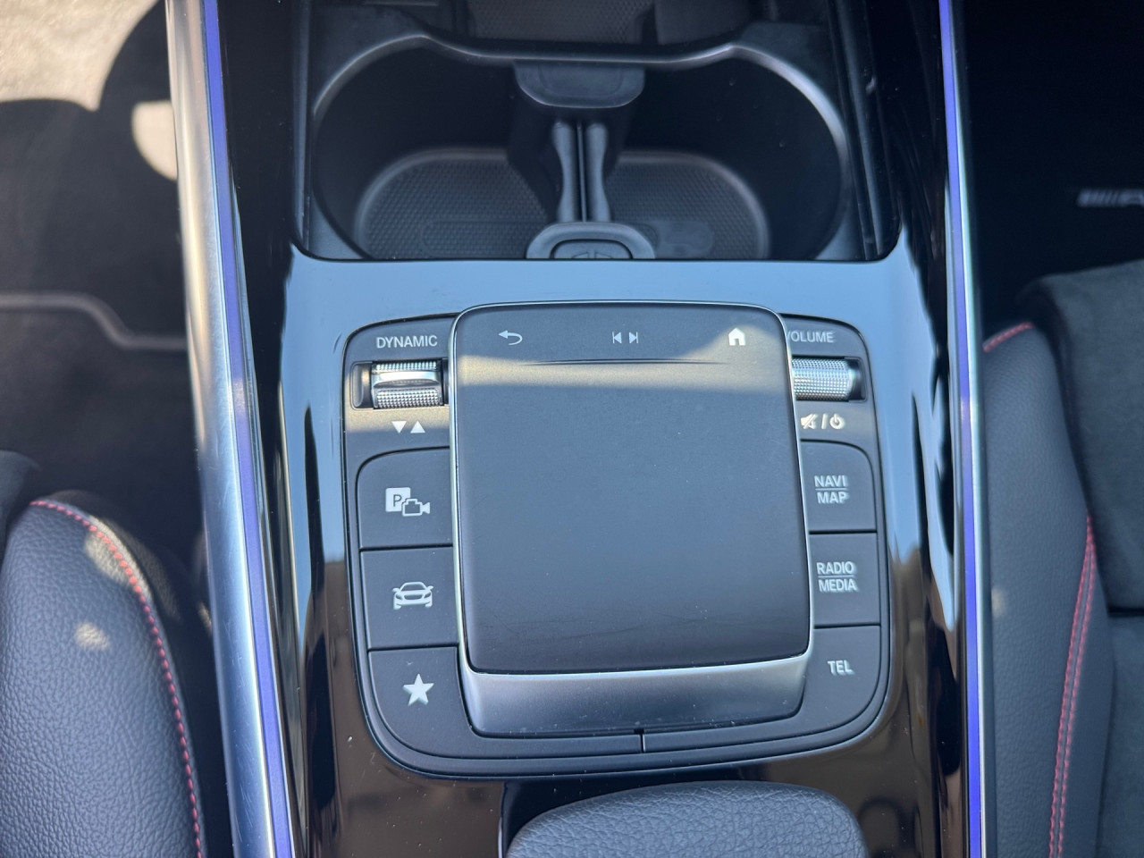 Getriebe: AutomatikgetriebeDetailangaben f&uuml;r XEV Fahrzeug: Batterietechnologie: Lithium-Ionen,  Nutzbare Batteriekapazit&auml;t: 66,0kWh,  Batteriezustand: 94%,  Ladezeit (in Minuten): 375 (10% bis 100%),  Schnellladezeit (in Minuten): 30 (10% bis 80%)Ausstattungslinie: AMG Line Exterieur,  AMG Line InterieurAusstattungspakete: Ausstattungspaket: Advanced-Paket, Laderaum-Paket, Remote und Charging Services Premium,  AMG Sportpaket,  Komfort Paket: Sitzkomfort-Paket,  Licht- und Sichtpaket,  Businesspaket,  SpiegelpaketAssistenzsysteme: Fernlichtassistent,  Aktiver Park-Assistent inkl. PARKTRONIC: Parkassistent mit Querfunktion,  R&uuml;ckfahrkamera,  DISTRONIC,  Berganfahrhilfe,  Spracheingabesystem,  M&uuml;digkeitserkennung,  Aktiver Lenk-Assistent,  Fahrerassistenzpaket,  COLLISION PREVENTION ASSIST,  Verkehrszeichenerkennung m. Geschwindigkeitslimit-AssistentLicht und Sicht: LED-Scheinwerfer,  Tagfahrlicht,  Regensensor,  Automatisch abblendende Innen- und Au&szlig;enspiegel,  Ambientebeleuchtung mehrfarbig,  LichtsensorAudio &amp; Kommunikation: MBUX,  Navigationssystem,  Radio,  Multi-Funktions-Display,  Digitaler Radioempfang DAB,  zentrale Bedieneinheit: Touchpad,  AUX &amp; USB Anschluss,  Mercedes connect me: Konnektivit&auml;ts-Paket Navigation,  Handyvorbereitung Bluetooth,  Android Auto u. Apple CarPlay,  WLAN HotspotKomfort: Digitales Kombiinstrument,  Klimaautomatik,  Fahrersitz elektrisch,  Memoryfunktion Fahrersitz,  Lordosenst&uuml;tze Fahrer/Beifahrer,  Sitzheizung Fahrer/Beifahrer,  Sportsitze,  Armauflage hinten,  Servolenkung,  Lenks&auml;ule verstellbar,  Start-Stopp System,  Zentralver. mit Fernbedienung,  Fensterheber elektrisch,  EASY-PACK Heckklappe,  DYNAMIC SELECT,  Getr&auml;nkehalter vornInterieur: Sitze Kunstleder Ledernachbildung ARTICO / Mikrofaser MICROCUT schwarz,  Innenfarbe schwarz,  Multifunktions-Sport-/Lederlenkrad,  Bordcomputer,  R&uuml;cksitze klappbar,  Dekoreinlagen: Zierelement hinterleuchtet, Zierelemente Spiraloptik hinterleuchtet,  Lenkrad-SchaltwippenExterieur: Anh&auml;ngerkupplung schwenkbar: Anh&auml;ngevorrichtung mit ESP Anh&auml;ngerstabilisierung,  Touchscreen Bedienung,  AMG Leichtmetallfelgen 18 Zoll,  Au&szlig;enspiegel elekt. anklappbar,  Dachreling,  Notrufsystem,  Ladekabel Mode 3 (Typ 2/2): 5m glatt,  Wechsel-/Gleichstromladesystem (AC/DC Laden),  StauassistentSicherheit: i-Size Kindersitzbefestigung,  Fu&szlig;g&auml;ngerschutzsystem,  Fahrer- /Beifahrerairbag,  Seitenairbag vorn und hinten,  Knieairbag Fahrer,  Traktionskontrolle,  Elektr. Stabilit&auml;tsprogramm ESP,  Reifendruckkontrolle,  Wegfahrsperre,  Au&szlig;entemperatur Anzeige,  Antiblockiersystem ABS,  Bremsverschlei&szlig;anzeige,  Notbremsassistent,  Akustischer UmfeldschutzWeitere Ausstattung: K34 Streckenbasierte GeschwindigkeitsanpassungSonstige Ma&szlig;e und Gewichte: Nutzlast: 430 kg,  zul&auml;ssiges Gesamtgewicht: 2.470 kg,  Radstand: 2.729 mmIrrt&uuml;mer und &Auml;nderungen vorbehalten