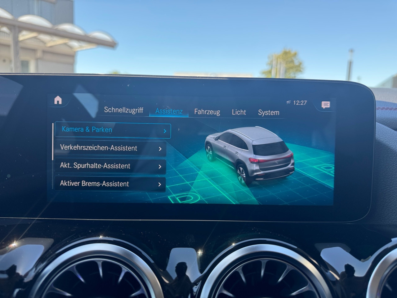 Getriebe: AutomatikgetriebeDetailangaben f&uuml;r XEV Fahrzeug: Batterietechnologie: Lithium-Ionen,  Nutzbare Batteriekapazit&auml;t: 66,0kWh,  Batteriezustand: 94%,  Ladezeit (in Minuten): 375 (10% bis 100%),  Schnellladezeit (in Minuten): 30 (10% bis 80%)Ausstattungslinie: AMG Line Exterieur,  AMG Line InterieurAusstattungspakete: Ausstattungspaket: Advanced-Paket, Laderaum-Paket, Remote und Charging Services Premium,  AMG Sportpaket,  Komfort Paket: Sitzkomfort-Paket,  Licht- und Sichtpaket,  Businesspaket,  SpiegelpaketAssistenzsysteme: Fernlichtassistent,  Aktiver Park-Assistent inkl. PARKTRONIC: Parkassistent mit Querfunktion,  R&uuml;ckfahrkamera,  DISTRONIC,  Berganfahrhilfe,  Spracheingabesystem,  M&uuml;digkeitserkennung,  Aktiver Lenk-Assistent,  Fahrerassistenzpaket,  COLLISION PREVENTION ASSIST,  Verkehrszeichenerkennung m. Geschwindigkeitslimit-AssistentLicht und Sicht: LED-Scheinwerfer,  Tagfahrlicht,  Regensensor,  Automatisch abblendende Innen- und Au&szlig;enspiegel,  Ambientebeleuchtung mehrfarbig,  LichtsensorAudio &amp; Kommunikation: MBUX,  Navigationssystem,  Radio,  Multi-Funktions-Display,  Digitaler Radioempfang DAB,  zentrale Bedieneinheit: Touchpad,  AUX &amp; USB Anschluss,  Mercedes connect me: Konnektivit&auml;ts-Paket Navigation,  Handyvorbereitung Bluetooth,  Android Auto u. Apple CarPlay,  WLAN HotspotKomfort: Digitales Kombiinstrument,  Klimaautomatik,  Fahrersitz elektrisch,  Memoryfunktion Fahrersitz,  Lordosenst&uuml;tze Fahrer/Beifahrer,  Sitzheizung Fahrer/Beifahrer,  Sportsitze,  Armauflage hinten,  Servolenkung,  Lenks&auml;ule verstellbar,  Start-Stopp System,  Zentralver. mit Fernbedienung,  Fensterheber elektrisch,  EASY-PACK Heckklappe,  DYNAMIC SELECT,  Getr&auml;nkehalter vornInterieur: Sitze Kunstleder Ledernachbildung ARTICO / Mikrofaser MICROCUT schwarz,  Innenfarbe schwarz,  Multifunktions-Sport-/Lederlenkrad,  Bordcomputer,  R&uuml;cksitze klappbar,  Dekoreinlagen: Zierelement hinterleuchtet, Zierelemente Spiraloptik hinterleuchtet,  Lenkrad-SchaltwippenExterieur: Anh&auml;ngerkupplung schwenkbar: Anh&auml;ngevorrichtung mit ESP Anh&auml;ngerstabilisierung,  Touchscreen Bedienung,  AMG Leichtmetallfelgen 18 Zoll,  Au&szlig;enspiegel elekt. anklappbar,  Dachreling,  Notrufsystem,  Ladekabel Mode 3 (Typ 2/2): 5m glatt,  Wechsel-/Gleichstromladesystem (AC/DC Laden),  StauassistentSicherheit: i-Size Kindersitzbefestigung,  Fu&szlig;g&auml;ngerschutzsystem,  Fahrer- /Beifahrerairbag,  Seitenairbag vorn und hinten,  Knieairbag Fahrer,  Traktionskontrolle,  Elektr. Stabilit&auml;tsprogramm ESP,  Reifendruckkontrolle,  Wegfahrsperre,  Au&szlig;entemperatur Anzeige,  Antiblockiersystem ABS,  Bremsverschlei&szlig;anzeige,  Notbremsassistent,  Akustischer UmfeldschutzWeitere Ausstattung: K34 Streckenbasierte GeschwindigkeitsanpassungSonstige Ma&szlig;e und Gewichte: Nutzlast: 430 kg,  zul&auml;ssiges Gesamtgewicht: 2.470 kg,  Radstand: 2.729 mmIrrt&uuml;mer und &Auml;nderungen vorbehalten