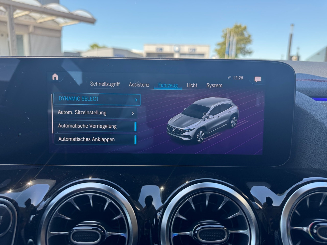 Getriebe: AutomatikgetriebeDetailangaben f&uuml;r XEV Fahrzeug: Batterietechnologie: Lithium-Ionen,  Nutzbare Batteriekapazit&auml;t: 66,0kWh,  Batteriezustand: 94%,  Ladezeit (in Minuten): 375 (10% bis 100%),  Schnellladezeit (in Minuten): 30 (10% bis 80%)Ausstattungslinie: AMG Line Exterieur,  AMG Line InterieurAusstattungspakete: Ausstattungspaket: Advanced-Paket, Laderaum-Paket, Remote und Charging Services Premium,  AMG Sportpaket,  Komfort Paket: Sitzkomfort-Paket,  Licht- und Sichtpaket,  Businesspaket,  SpiegelpaketAssistenzsysteme: Fernlichtassistent,  Aktiver Park-Assistent inkl. PARKTRONIC: Parkassistent mit Querfunktion,  R&uuml;ckfahrkamera,  DISTRONIC,  Berganfahrhilfe,  Spracheingabesystem,  M&uuml;digkeitserkennung,  Aktiver Lenk-Assistent,  Fahrerassistenzpaket,  COLLISION PREVENTION ASSIST,  Verkehrszeichenerkennung m. Geschwindigkeitslimit-AssistentLicht und Sicht: LED-Scheinwerfer,  Tagfahrlicht,  Regensensor,  Automatisch abblendende Innen- und Au&szlig;enspiegel,  Ambientebeleuchtung mehrfarbig,  LichtsensorAudio &amp; Kommunikation: MBUX,  Navigationssystem,  Radio,  Multi-Funktions-Display,  Digitaler Radioempfang DAB,  zentrale Bedieneinheit: Touchpad,  AUX &amp; USB Anschluss,  Mercedes connect me: Konnektivit&auml;ts-Paket Navigation,  Handyvorbereitung Bluetooth,  Android Auto u. Apple CarPlay,  WLAN HotspotKomfort: Digitales Kombiinstrument,  Klimaautomatik,  Fahrersitz elektrisch,  Memoryfunktion Fahrersitz,  Lordosenst&uuml;tze Fahrer/Beifahrer,  Sitzheizung Fahrer/Beifahrer,  Sportsitze,  Armauflage hinten,  Servolenkung,  Lenks&auml;ule verstellbar,  Start-Stopp System,  Zentralver. mit Fernbedienung,  Fensterheber elektrisch,  EASY-PACK Heckklappe,  DYNAMIC SELECT,  Getr&auml;nkehalter vornInterieur: Sitze Kunstleder Ledernachbildung ARTICO / Mikrofaser MICROCUT schwarz,  Innenfarbe schwarz,  Multifunktions-Sport-/Lederlenkrad,  Bordcomputer,  R&uuml;cksitze klappbar,  Dekoreinlagen: Zierelement hinterleuchtet, Zierelemente Spiraloptik hinterleuchtet,  Lenkrad-SchaltwippenExterieur: Anh&auml;ngerkupplung schwenkbar: Anh&auml;ngevorrichtung mit ESP Anh&auml;ngerstabilisierung,  Touchscreen Bedienung,  AMG Leichtmetallfelgen 18 Zoll,  Au&szlig;enspiegel elekt. anklappbar,  Dachreling,  Notrufsystem,  Ladekabel Mode 3 (Typ 2/2): 5m glatt,  Wechsel-/Gleichstromladesystem (AC/DC Laden),  StauassistentSicherheit: i-Size Kindersitzbefestigung,  Fu&szlig;g&auml;ngerschutzsystem,  Fahrer- /Beifahrerairbag,  Seitenairbag vorn und hinten,  Knieairbag Fahrer,  Traktionskontrolle,  Elektr. Stabilit&auml;tsprogramm ESP,  Reifendruckkontrolle,  Wegfahrsperre,  Au&szlig;entemperatur Anzeige,  Antiblockiersystem ABS,  Bremsverschlei&szlig;anzeige,  Notbremsassistent,  Akustischer UmfeldschutzWeitere Ausstattung: K34 Streckenbasierte GeschwindigkeitsanpassungSonstige Ma&szlig;e und Gewichte: Nutzlast: 430 kg,  zul&auml;ssiges Gesamtgewicht: 2.470 kg,  Radstand: 2.729 mmIrrt&uuml;mer und &Auml;nderungen vorbehalten