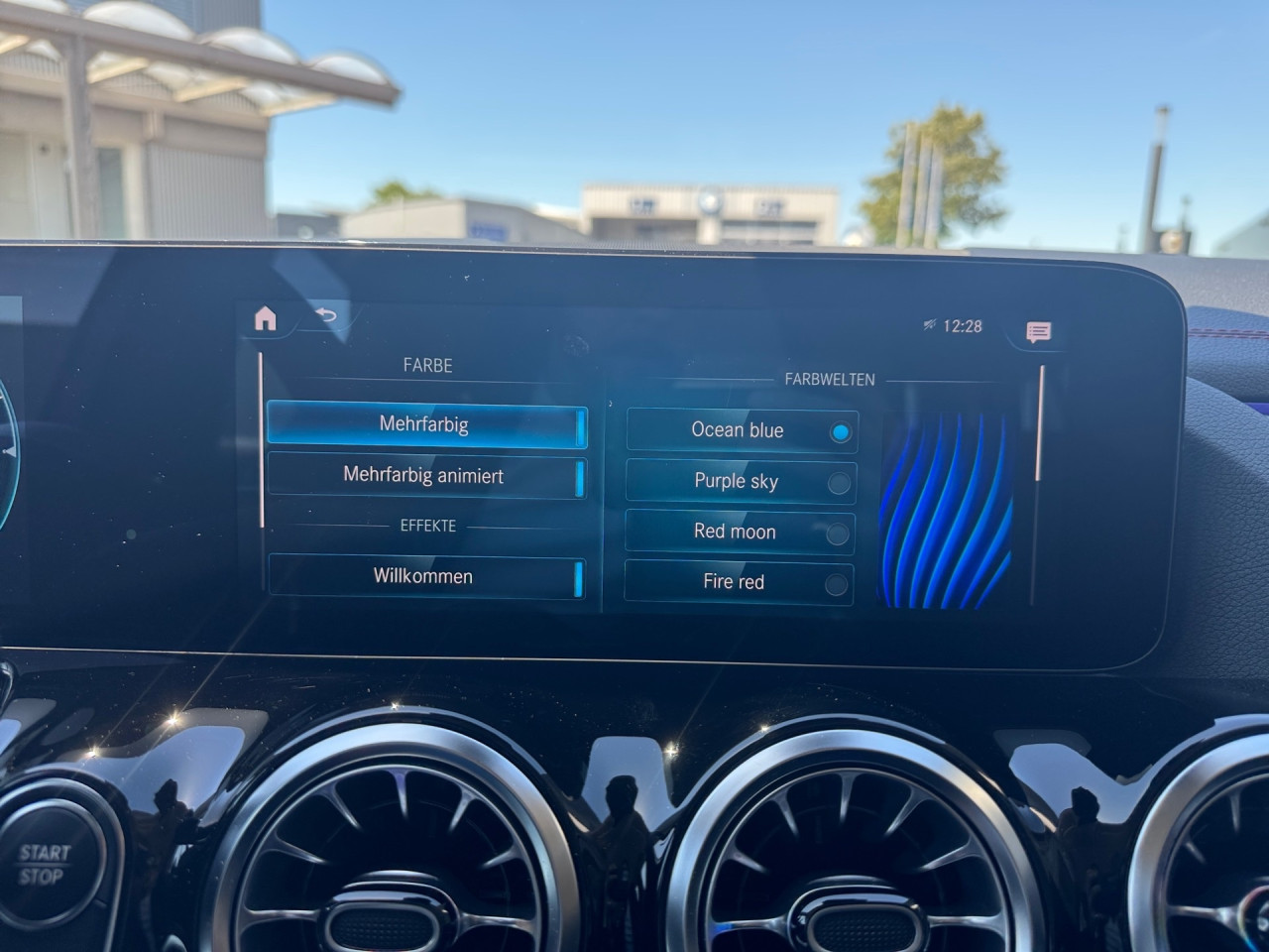 Getriebe: AutomatikgetriebeDetailangaben f&uuml;r XEV Fahrzeug: Batterietechnologie: Lithium-Ionen,  Nutzbare Batteriekapazit&auml;t: 66,0kWh,  Batteriezustand: 94%,  Ladezeit (in Minuten): 375 (10% bis 100%),  Schnellladezeit (in Minuten): 30 (10% bis 80%)Ausstattungslinie: AMG Line Exterieur,  AMG Line InterieurAusstattungspakete: Ausstattungspaket: Advanced-Paket, Laderaum-Paket, Remote und Charging Services Premium,  AMG Sportpaket,  Komfort Paket: Sitzkomfort-Paket,  Licht- und Sichtpaket,  Businesspaket,  SpiegelpaketAssistenzsysteme: Fernlichtassistent,  Aktiver Park-Assistent inkl. PARKTRONIC: Parkassistent mit Querfunktion,  R&uuml;ckfahrkamera,  DISTRONIC,  Berganfahrhilfe,  Spracheingabesystem,  M&uuml;digkeitserkennung,  Aktiver Lenk-Assistent,  Fahrerassistenzpaket,  COLLISION PREVENTION ASSIST,  Verkehrszeichenerkennung m. Geschwindigkeitslimit-AssistentLicht und Sicht: LED-Scheinwerfer,  Tagfahrlicht,  Regensensor,  Automatisch abblendende Innen- und Au&szlig;enspiegel,  Ambientebeleuchtung mehrfarbig,  LichtsensorAudio &amp; Kommunikation: MBUX,  Navigationssystem,  Radio,  Multi-Funktions-Display,  Digitaler Radioempfang DAB,  zentrale Bedieneinheit: Touchpad,  AUX &amp; USB Anschluss,  Mercedes connect me: Konnektivit&auml;ts-Paket Navigation,  Handyvorbereitung Bluetooth,  Android Auto u. Apple CarPlay,  WLAN HotspotKomfort: Digitales Kombiinstrument,  Klimaautomatik,  Fahrersitz elektrisch,  Memoryfunktion Fahrersitz,  Lordosenst&uuml;tze Fahrer/Beifahrer,  Sitzheizung Fahrer/Beifahrer,  Sportsitze,  Armauflage hinten,  Servolenkung,  Lenks&auml;ule verstellbar,  Start-Stopp System,  Zentralver. mit Fernbedienung,  Fensterheber elektrisch,  EASY-PACK Heckklappe,  DYNAMIC SELECT,  Getr&auml;nkehalter vornInterieur: Sitze Kunstleder Ledernachbildung ARTICO / Mikrofaser MICROCUT schwarz,  Innenfarbe schwarz,  Multifunktions-Sport-/Lederlenkrad,  Bordcomputer,  R&uuml;cksitze klappbar,  Dekoreinlagen: Zierelement hinterleuchtet, Zierelemente Spiraloptik hinterleuchtet,  Lenkrad-SchaltwippenExterieur: Anh&auml;ngerkupplung schwenkbar: Anh&auml;ngevorrichtung mit ESP Anh&auml;ngerstabilisierung,  Touchscreen Bedienung,  AMG Leichtmetallfelgen 18 Zoll,  Au&szlig;enspiegel elekt. anklappbar,  Dachreling,  Notrufsystem,  Ladekabel Mode 3 (Typ 2/2): 5m glatt,  Wechsel-/Gleichstromladesystem (AC/DC Laden),  StauassistentSicherheit: i-Size Kindersitzbefestigung,  Fu&szlig;g&auml;ngerschutzsystem,  Fahrer- /Beifahrerairbag,  Seitenairbag vorn und hinten,  Knieairbag Fahrer,  Traktionskontrolle,  Elektr. Stabilit&auml;tsprogramm ESP,  Reifendruckkontrolle,  Wegfahrsperre,  Au&szlig;entemperatur Anzeige,  Antiblockiersystem ABS,  Bremsverschlei&szlig;anzeige,  Notbremsassistent,  Akustischer UmfeldschutzWeitere Ausstattung: K34 Streckenbasierte GeschwindigkeitsanpassungSonstige Ma&szlig;e und Gewichte: Nutzlast: 430 kg,  zul&auml;ssiges Gesamtgewicht: 2.470 kg,  Radstand: 2.729 mmIrrt&uuml;mer und &Auml;nderungen vorbehalten