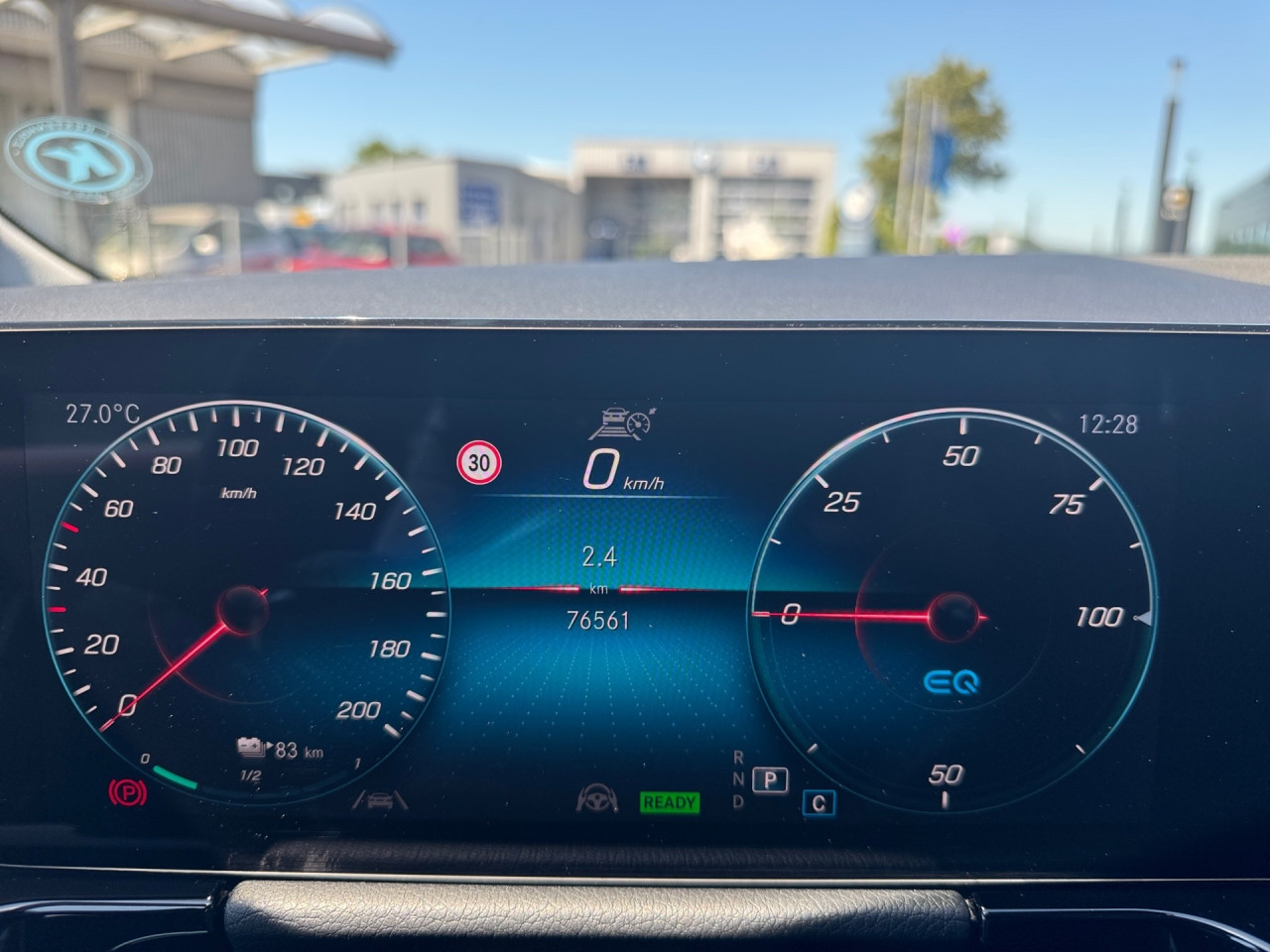 Getriebe: AutomatikgetriebeDetailangaben f&uuml;r XEV Fahrzeug: Batterietechnologie: Lithium-Ionen,  Nutzbare Batteriekapazit&auml;t: 66,0kWh,  Batteriezustand: 94%,  Ladezeit (in Minuten): 375 (10% bis 100%),  Schnellladezeit (in Minuten): 30 (10% bis 80%)Ausstattungslinie: AMG Line Exterieur,  AMG Line InterieurAusstattungspakete: Ausstattungspaket: Advanced-Paket, Laderaum-Paket, Remote und Charging Services Premium,  AMG Sportpaket,  Komfort Paket: Sitzkomfort-Paket,  Licht- und Sichtpaket,  Businesspaket,  SpiegelpaketAssistenzsysteme: Fernlichtassistent,  Aktiver Park-Assistent inkl. PARKTRONIC: Parkassistent mit Querfunktion,  R&uuml;ckfahrkamera,  DISTRONIC,  Berganfahrhilfe,  Spracheingabesystem,  M&uuml;digkeitserkennung,  Aktiver Lenk-Assistent,  Fahrerassistenzpaket,  COLLISION PREVENTION ASSIST,  Verkehrszeichenerkennung m. Geschwindigkeitslimit-AssistentLicht und Sicht: LED-Scheinwerfer,  Tagfahrlicht,  Regensensor,  Automatisch abblendende Innen- und Au&szlig;enspiegel,  Ambientebeleuchtung mehrfarbig,  LichtsensorAudio &amp; Kommunikation: MBUX,  Navigationssystem,  Radio,  Multi-Funktions-Display,  Digitaler Radioempfang DAB,  zentrale Bedieneinheit: Touchpad,  AUX &amp; USB Anschluss,  Mercedes connect me: Konnektivit&auml;ts-Paket Navigation,  Handyvorbereitung Bluetooth,  Android Auto u. Apple CarPlay,  WLAN HotspotKomfort: Digitales Kombiinstrument,  Klimaautomatik,  Fahrersitz elektrisch,  Memoryfunktion Fahrersitz,  Lordosenst&uuml;tze Fahrer/Beifahrer,  Sitzheizung Fahrer/Beifahrer,  Sportsitze,  Armauflage hinten,  Servolenkung,  Lenks&auml;ule verstellbar,  Start-Stopp System,  Zentralver. mit Fernbedienung,  Fensterheber elektrisch,  EASY-PACK Heckklappe,  DYNAMIC SELECT,  Getr&auml;nkehalter vornInterieur: Sitze Kunstleder Ledernachbildung ARTICO / Mikrofaser MICROCUT schwarz,  Innenfarbe schwarz,  Multifunktions-Sport-/Lederlenkrad,  Bordcomputer,  R&uuml;cksitze klappbar,  Dekoreinlagen: Zierelement hinterleuchtet, Zierelemente Spiraloptik hinterleuchtet,  Lenkrad-SchaltwippenExterieur: Anh&auml;ngerkupplung schwenkbar: Anh&auml;ngevorrichtung mit ESP Anh&auml;ngerstabilisierung,  Touchscreen Bedienung,  AMG Leichtmetallfelgen 18 Zoll,  Au&szlig;enspiegel elekt. anklappbar,  Dachreling,  Notrufsystem,  Ladekabel Mode 3 (Typ 2/2): 5m glatt,  Wechsel-/Gleichstromladesystem (AC/DC Laden),  StauassistentSicherheit: i-Size Kindersitzbefestigung,  Fu&szlig;g&auml;ngerschutzsystem,  Fahrer- /Beifahrerairbag,  Seitenairbag vorn und hinten,  Knieairbag Fahrer,  Traktionskontrolle,  Elektr. Stabilit&auml;tsprogramm ESP,  Reifendruckkontrolle,  Wegfahrsperre,  Au&szlig;entemperatur Anzeige,  Antiblockiersystem ABS,  Bremsverschlei&szlig;anzeige,  Notbremsassistent,  Akustischer UmfeldschutzWeitere Ausstattung: K34 Streckenbasierte GeschwindigkeitsanpassungSonstige Ma&szlig;e und Gewichte: Nutzlast: 430 kg,  zul&auml;ssiges Gesamtgewicht: 2.470 kg,  Radstand: 2.729 mmIrrt&uuml;mer und &Auml;nderungen vorbehalten