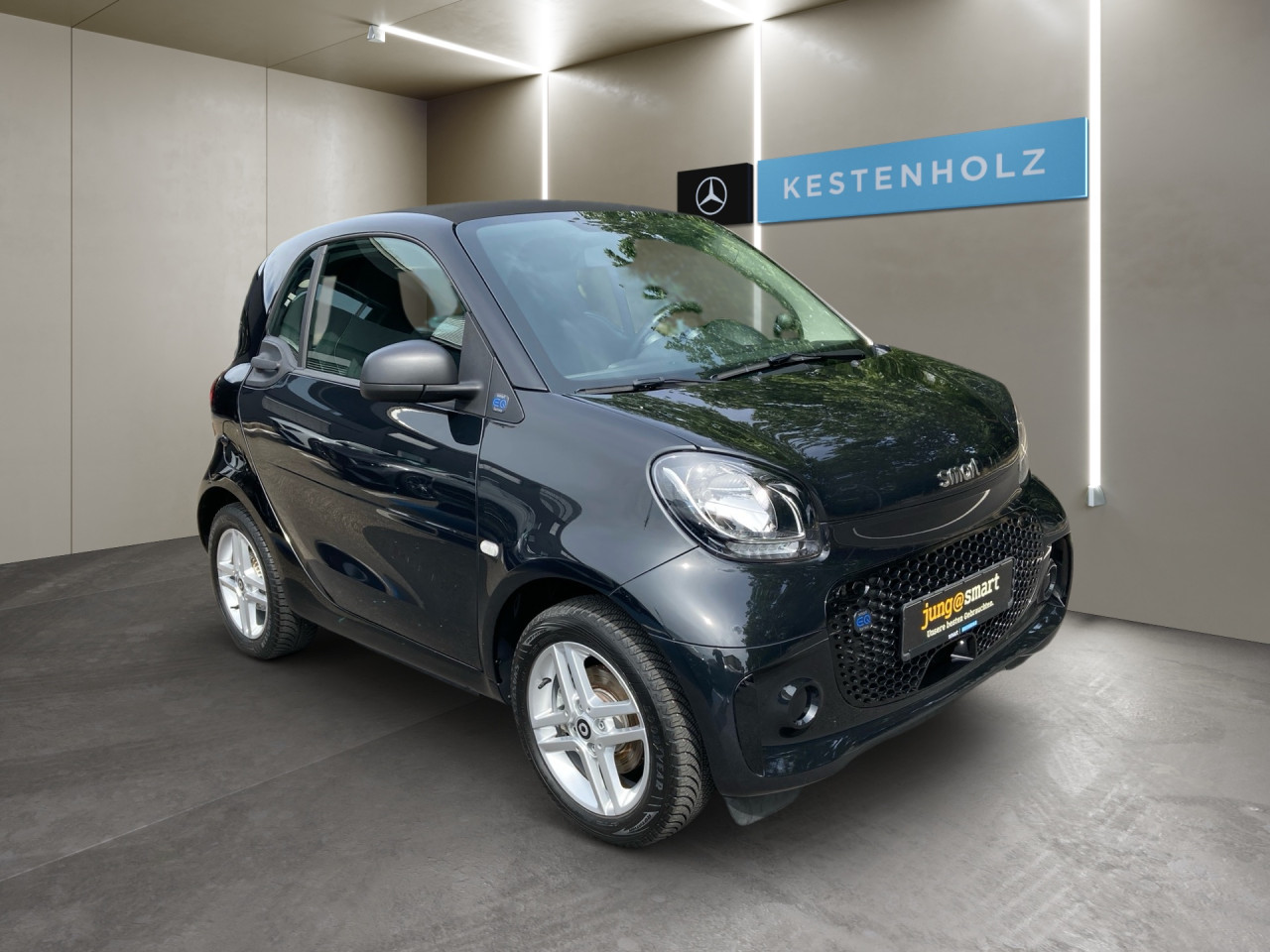 Getriebe: Automatikgetriebe, 1 GangDetailangaben f&uuml;r XEV Fahrzeug: Batterietechnologie: Lithium-Ionen,  Nutzbare Batteriekapazit&auml;t: 17,0kWhAusstattungspakete: WinterpaketAssistenzsysteme: Tempomat,  Berganfahrhilfe,  Bremsassistent,  Seitenwind AssistentLicht und Sicht: LED-Tagfahrlicht,  Colorverglasung,  LeuchtweitenregulierungAudio &amp; Kommunikation: Radio: smart Audio-System mit digitalem Radio,  Multi-Funktions-Display,  Digitaler Radioempfang DAB,  USB Anschluss,  Handyvorbereitung BluetoothKomfort: Klimaautomatik,  Fahrersitz h&ouml;henverstellbar,  Sitzheizung,  Servolenkung,  Lenks&auml;ule verstellbar,  Zentralver. mit Fernbedienung,  Fensterheber elektrisch 2-fachInterieur: Sitze passion,  Multifunktions-Lederlenkrad: Lenkrad im 3-Speichen-Design in Leder, Multifunktionslenkrad im 3-Speichen-Design in Leder,  Lenkradheizung,  Bordcomputer,  LaderaumabdeckungExterieur: Leichtmetallfelgen 15 Zoll: im 4-Doppelspeichen-Design, Aluminiumr&auml;der 15,  Au&szlig;enspiegel elekt.,  Reifenpannenset,  LadekabelSicherheit: i-Size Kindersitzbefestigung,  Fahrer- /Beifahrerairbag,  Kopfairbag vorn,  Seitenairbag vorn,  Knieairbag Fahrer,  Traktionskontrolle,  Elektr. Stabilit&auml;tsprogramm ESP,  Reifendruckverlust-Warnung,  Wegfahrsperre,  Au&szlig;entemperatur Anzeige: mit Frostwarnung,  Antiblockiersystem ABS,  Akustischer UmfeldschutzWeitere Ausstattung: Cool  Audio-Paket,  V60 Batterie wassergek&uuml;hlt,  Plus-Paket,  E01 ELEKTRO-DRIVE,  925 Null-Emission f&uuml;r Elektro Antrieb,  C65 Systemfrequenz Funkschl&uuml;ssel 433 MHZ,  L Linkslenker,  Ladekabel-Paket,  820 Deutschland-Ausf&uuml;hrung,  164 drive lock - autom. T&uuml;rverriegelung bei FahrtSonstige Ma&szlig;e und Gewichte: Nutzlast: 215 kg,  zul&auml;ssiges Gesamtgewicht: 1.310 kg,  Radstand: 1.873 mmIrrt&uuml;mer und &Auml;nderungen vorbehalten