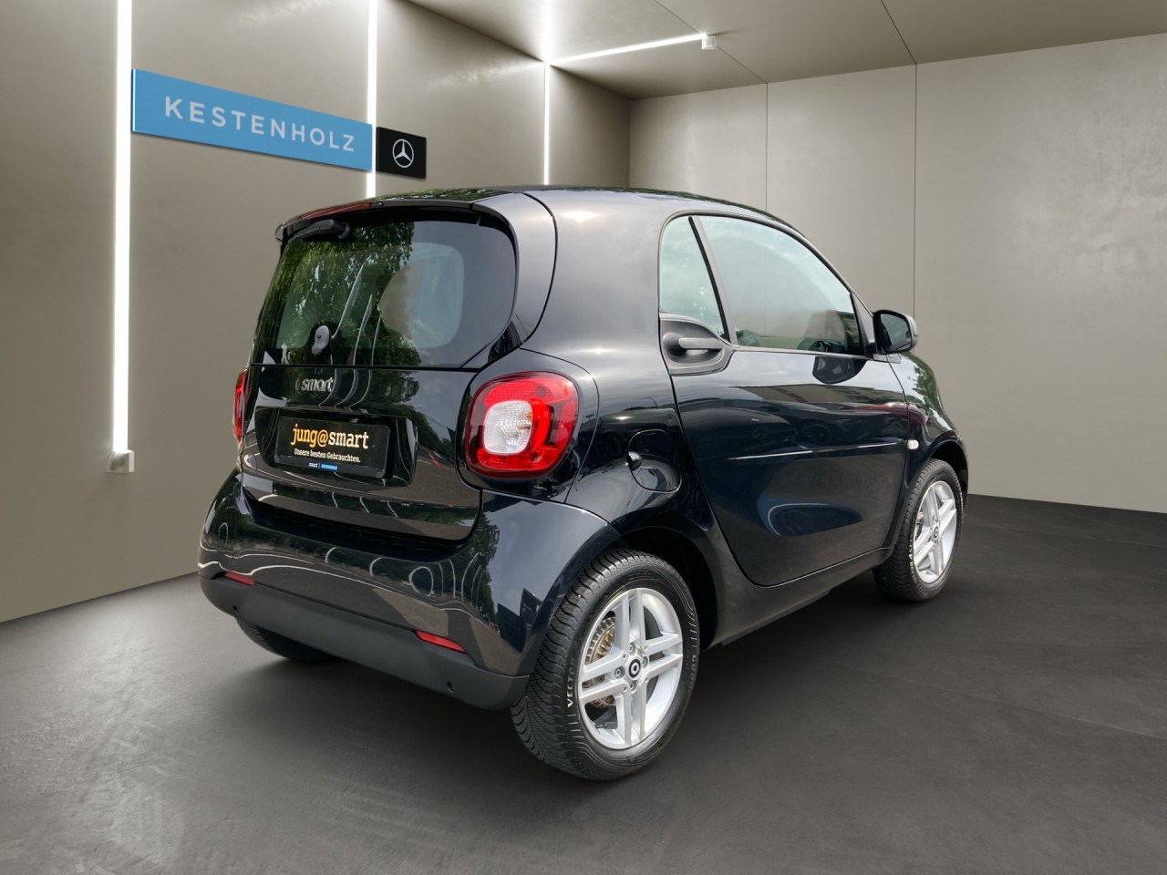 Getriebe: Automatikgetriebe, 1 GangDetailangaben f&uuml;r XEV Fahrzeug: Batterietechnologie: Lithium-Ionen,  Nutzbare Batteriekapazit&auml;t: 17,0kWhAusstattungspakete: WinterpaketAssistenzsysteme: Tempomat,  Berganfahrhilfe,  Bremsassistent,  Seitenwind AssistentLicht und Sicht: LED-Tagfahrlicht,  Colorverglasung,  LeuchtweitenregulierungAudio &amp; Kommunikation: Radio: smart Audio-System mit digitalem Radio,  Multi-Funktions-Display,  Digitaler Radioempfang DAB,  USB Anschluss,  Handyvorbereitung BluetoothKomfort: Klimaautomatik,  Fahrersitz h&ouml;henverstellbar,  Sitzheizung,  Servolenkung,  Lenks&auml;ule verstellbar,  Zentralver. mit Fernbedienung,  Fensterheber elektrisch 2-fachInterieur: Sitze passion,  Multifunktions-Lederlenkrad: Lenkrad im 3-Speichen-Design in Leder, Multifunktionslenkrad im 3-Speichen-Design in Leder,  Lenkradheizung,  Bordcomputer,  LaderaumabdeckungExterieur: Leichtmetallfelgen 15 Zoll: im 4-Doppelspeichen-Design, Aluminiumr&auml;der 15,  Au&szlig;enspiegel elekt.,  Reifenpannenset,  LadekabelSicherheit: i-Size Kindersitzbefestigung,  Fahrer- /Beifahrerairbag,  Kopfairbag vorn,  Seitenairbag vorn,  Knieairbag Fahrer,  Traktionskontrolle,  Elektr. Stabilit&auml;tsprogramm ESP,  Reifendruckverlust-Warnung,  Wegfahrsperre,  Au&szlig;entemperatur Anzeige: mit Frostwarnung,  Antiblockiersystem ABS,  Akustischer UmfeldschutzWeitere Ausstattung: Cool  Audio-Paket,  V60 Batterie wassergek&uuml;hlt,  Plus-Paket,  E01 ELEKTRO-DRIVE,  925 Null-Emission f&uuml;r Elektro Antrieb,  C65 Systemfrequenz Funkschl&uuml;ssel 433 MHZ,  L Linkslenker,  Ladekabel-Paket,  820 Deutschland-Ausf&uuml;hrung,  164 drive lock - autom. T&uuml;rverriegelung bei FahrtSonstige Ma&szlig;e und Gewichte: Nutzlast: 215 kg,  zul&auml;ssiges Gesamtgewicht: 1.310 kg,  Radstand: 1.873 mmIrrt&uuml;mer und &Auml;nderungen vorbehalten