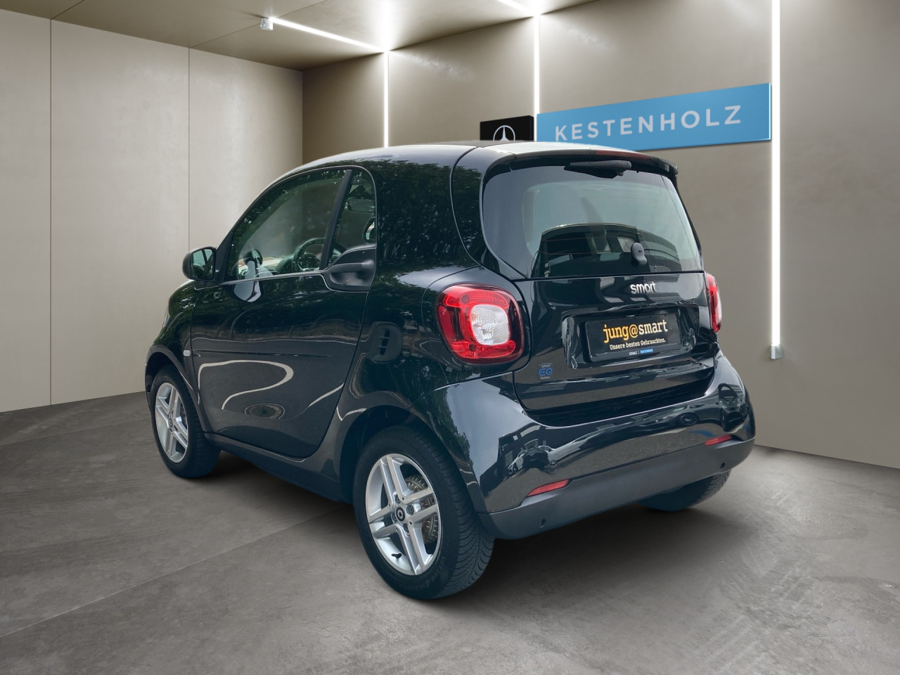 Getriebe: Automatikgetriebe, 1 GangDetailangaben f&uuml;r XEV Fahrzeug: Batterietechnologie: Lithium-Ionen,  Nutzbare Batteriekapazit&auml;t: 17,0kWhAusstattungspakete: WinterpaketAssistenzsysteme: Tempomat,  Berganfahrhilfe,  Bremsassistent,  Seitenwind AssistentLicht und Sicht: LED-Tagfahrlicht,  Colorverglasung,  LeuchtweitenregulierungAudio &amp; Kommunikation: Radio: smart Audio-System mit digitalem Radio,  Multi-Funktions-Display,  Digitaler Radioempfang DAB,  USB Anschluss,  Handyvorbereitung BluetoothKomfort: Klimaautomatik,  Fahrersitz h&ouml;henverstellbar,  Sitzheizung,  Servolenkung,  Lenks&auml;ule verstellbar,  Zentralver. mit Fernbedienung,  Fensterheber elektrisch 2-fachInterieur: Sitze passion,  Multifunktions-Lederlenkrad: Lenkrad im 3-Speichen-Design in Leder, Multifunktionslenkrad im 3-Speichen-Design in Leder,  Lenkradheizung,  Bordcomputer,  LaderaumabdeckungExterieur: Leichtmetallfelgen 15 Zoll: im 4-Doppelspeichen-Design, Aluminiumr&auml;der 15,  Au&szlig;enspiegel elekt.,  Reifenpannenset,  LadekabelSicherheit: i-Size Kindersitzbefestigung,  Fahrer- /Beifahrerairbag,  Kopfairbag vorn,  Seitenairbag vorn,  Knieairbag Fahrer,  Traktionskontrolle,  Elektr. Stabilit&auml;tsprogramm ESP,  Reifendruckverlust-Warnung,  Wegfahrsperre,  Au&szlig;entemperatur Anzeige: mit Frostwarnung,  Antiblockiersystem ABS,  Akustischer UmfeldschutzWeitere Ausstattung: Cool  Audio-Paket,  V60 Batterie wassergek&uuml;hlt,  Plus-Paket,  E01 ELEKTRO-DRIVE,  925 Null-Emission f&uuml;r Elektro Antrieb,  C65 Systemfrequenz Funkschl&uuml;ssel 433 MHZ,  L Linkslenker,  Ladekabel-Paket,  820 Deutschland-Ausf&uuml;hrung,  164 drive lock - autom. T&uuml;rverriegelung bei FahrtSonstige Ma&szlig;e und Gewichte: Nutzlast: 215 kg,  zul&auml;ssiges Gesamtgewicht: 1.310 kg,  Radstand: 1.873 mmIrrt&uuml;mer und &Auml;nderungen vorbehalten