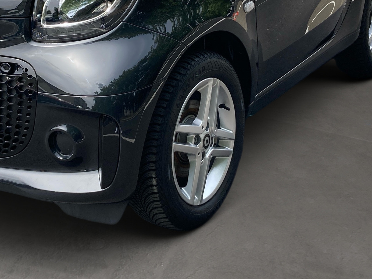 Getriebe: Automatikgetriebe, 1 GangDetailangaben f&uuml;r XEV Fahrzeug: Batterietechnologie: Lithium-Ionen,  Nutzbare Batteriekapazit&auml;t: 17,0kWhAusstattungspakete: WinterpaketAssistenzsysteme: Tempomat,  Berganfahrhilfe,  Bremsassistent,  Seitenwind AssistentLicht und Sicht: LED-Tagfahrlicht,  Colorverglasung,  LeuchtweitenregulierungAudio &amp; Kommunikation: Radio: smart Audio-System mit digitalem Radio,  Multi-Funktions-Display,  Digitaler Radioempfang DAB,  USB Anschluss,  Handyvorbereitung BluetoothKomfort: Klimaautomatik,  Fahrersitz h&ouml;henverstellbar,  Sitzheizung,  Servolenkung,  Lenks&auml;ule verstellbar,  Zentralver. mit Fernbedienung,  Fensterheber elektrisch 2-fachInterieur: Sitze passion,  Multifunktions-Lederlenkrad: Lenkrad im 3-Speichen-Design in Leder, Multifunktionslenkrad im 3-Speichen-Design in Leder,  Lenkradheizung,  Bordcomputer,  LaderaumabdeckungExterieur: Leichtmetallfelgen 15 Zoll: im 4-Doppelspeichen-Design, Aluminiumr&auml;der 15,  Au&szlig;enspiegel elekt.,  Reifenpannenset,  LadekabelSicherheit: i-Size Kindersitzbefestigung,  Fahrer- /Beifahrerairbag,  Kopfairbag vorn,  Seitenairbag vorn,  Knieairbag Fahrer,  Traktionskontrolle,  Elektr. Stabilit&auml;tsprogramm ESP,  Reifendruckverlust-Warnung,  Wegfahrsperre,  Au&szlig;entemperatur Anzeige: mit Frostwarnung,  Antiblockiersystem ABS,  Akustischer UmfeldschutzWeitere Ausstattung: Cool  Audio-Paket,  V60 Batterie wassergek&uuml;hlt,  Plus-Paket,  E01 ELEKTRO-DRIVE,  925 Null-Emission f&uuml;r Elektro Antrieb,  C65 Systemfrequenz Funkschl&uuml;ssel 433 MHZ,  L Linkslenker,  Ladekabel-Paket,  820 Deutschland-Ausf&uuml;hrung,  164 drive lock - autom. T&uuml;rverriegelung bei FahrtSonstige Ma&szlig;e und Gewichte: Nutzlast: 215 kg,  zul&auml;ssiges Gesamtgewicht: 1.310 kg,  Radstand: 1.873 mmIrrt&uuml;mer und &Auml;nderungen vorbehalten