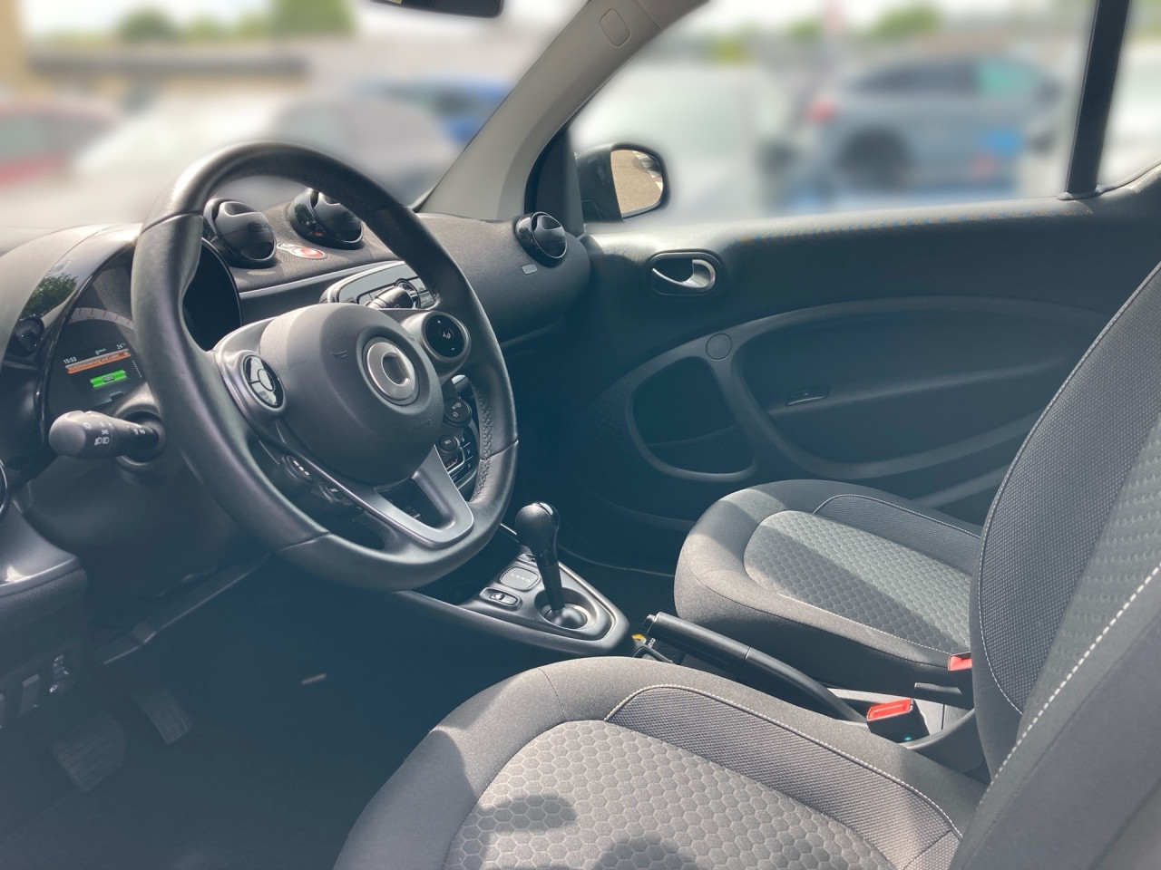 Getriebe: Automatikgetriebe, 1 GangDetailangaben f&uuml;r XEV Fahrzeug: Batterietechnologie: Lithium-Ionen,  Nutzbare Batteriekapazit&auml;t: 17,0kWhAusstattungspakete: WinterpaketAssistenzsysteme: Tempomat,  Berganfahrhilfe,  Bremsassistent,  Seitenwind AssistentLicht und Sicht: LED-Tagfahrlicht,  Colorverglasung,  LeuchtweitenregulierungAudio &amp; Kommunikation: Radio: smart Audio-System mit digitalem Radio,  Multi-Funktions-Display,  Digitaler Radioempfang DAB,  USB Anschluss,  Handyvorbereitung BluetoothKomfort: Klimaautomatik,  Fahrersitz h&ouml;henverstellbar,  Sitzheizung,  Servolenkung,  Lenks&auml;ule verstellbar,  Zentralver. mit Fernbedienung,  Fensterheber elektrisch 2-fachInterieur: Sitze passion,  Multifunktions-Lederlenkrad: Lenkrad im 3-Speichen-Design in Leder, Multifunktionslenkrad im 3-Speichen-Design in Leder,  Lenkradheizung,  Bordcomputer,  LaderaumabdeckungExterieur: Leichtmetallfelgen 15 Zoll: im 4-Doppelspeichen-Design, Aluminiumr&auml;der 15,  Au&szlig;enspiegel elekt.,  Reifenpannenset,  LadekabelSicherheit: i-Size Kindersitzbefestigung,  Fahrer- /Beifahrerairbag,  Kopfairbag vorn,  Seitenairbag vorn,  Knieairbag Fahrer,  Traktionskontrolle,  Elektr. Stabilit&auml;tsprogramm ESP,  Reifendruckverlust-Warnung,  Wegfahrsperre,  Au&szlig;entemperatur Anzeige: mit Frostwarnung,  Antiblockiersystem ABS,  Akustischer UmfeldschutzWeitere Ausstattung: Cool  Audio-Paket,  V60 Batterie wassergek&uuml;hlt,  Plus-Paket,  E01 ELEKTRO-DRIVE,  925 Null-Emission f&uuml;r Elektro Antrieb,  C65 Systemfrequenz Funkschl&uuml;ssel 433 MHZ,  L Linkslenker,  Ladekabel-Paket,  820 Deutschland-Ausf&uuml;hrung,  164 drive lock - autom. T&uuml;rverriegelung bei FahrtSonstige Ma&szlig;e und Gewichte: Nutzlast: 215 kg,  zul&auml;ssiges Gesamtgewicht: 1.310 kg,  Radstand: 1.873 mmIrrt&uuml;mer und &Auml;nderungen vorbehalten