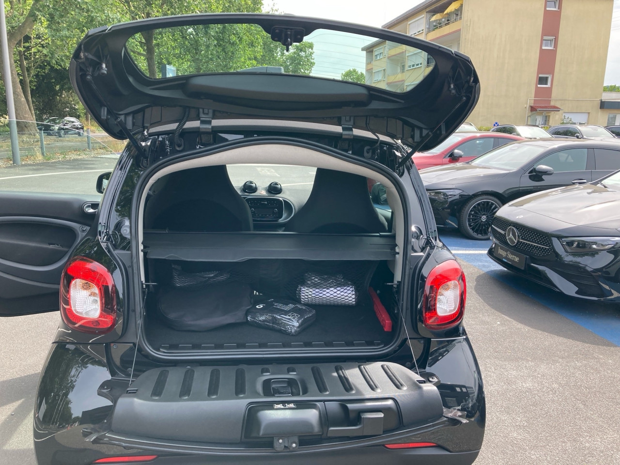Getriebe: Automatikgetriebe, 1 GangDetailangaben f&uuml;r XEV Fahrzeug: Batterietechnologie: Lithium-Ionen,  Nutzbare Batteriekapazit&auml;t: 17,0kWhAusstattungspakete: WinterpaketAssistenzsysteme: Tempomat,  Berganfahrhilfe,  Bremsassistent,  Seitenwind AssistentLicht und Sicht: LED-Tagfahrlicht,  Colorverglasung,  LeuchtweitenregulierungAudio &amp; Kommunikation: Radio: smart Audio-System mit digitalem Radio,  Multi-Funktions-Display,  Digitaler Radioempfang DAB,  USB Anschluss,  Handyvorbereitung BluetoothKomfort: Klimaautomatik,  Fahrersitz h&ouml;henverstellbar,  Sitzheizung,  Servolenkung,  Lenks&auml;ule verstellbar,  Zentralver. mit Fernbedienung,  Fensterheber elektrisch 2-fachInterieur: Sitze passion,  Multifunktions-Lederlenkrad: Lenkrad im 3-Speichen-Design in Leder, Multifunktionslenkrad im 3-Speichen-Design in Leder,  Lenkradheizung,  Bordcomputer,  LaderaumabdeckungExterieur: Leichtmetallfelgen 15 Zoll: im 4-Doppelspeichen-Design, Aluminiumr&auml;der 15,  Au&szlig;enspiegel elekt.,  Reifenpannenset,  LadekabelSicherheit: i-Size Kindersitzbefestigung,  Fahrer- /Beifahrerairbag,  Kopfairbag vorn,  Seitenairbag vorn,  Knieairbag Fahrer,  Traktionskontrolle,  Elektr. Stabilit&auml;tsprogramm ESP,  Reifendruckverlust-Warnung,  Wegfahrsperre,  Au&szlig;entemperatur Anzeige: mit Frostwarnung,  Antiblockiersystem ABS,  Akustischer UmfeldschutzWeitere Ausstattung: Cool  Audio-Paket,  V60 Batterie wassergek&uuml;hlt,  Plus-Paket,  E01 ELEKTRO-DRIVE,  925 Null-Emission f&uuml;r Elektro Antrieb,  C65 Systemfrequenz Funkschl&uuml;ssel 433 MHZ,  L Linkslenker,  Ladekabel-Paket,  820 Deutschland-Ausf&uuml;hrung,  164 drive lock - autom. T&uuml;rverriegelung bei FahrtSonstige Ma&szlig;e und Gewichte: Nutzlast: 215 kg,  zul&auml;ssiges Gesamtgewicht: 1.310 kg,  Radstand: 1.873 mmIrrt&uuml;mer und &Auml;nderungen vorbehalten