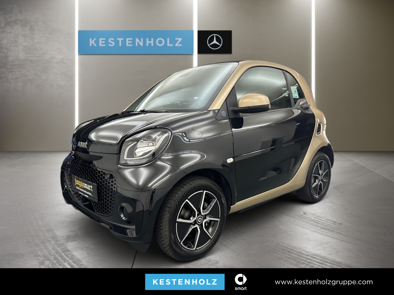 Getriebe: Automatikgetriebe, 1 GangDetailangaben f&uuml;r XEV Fahrzeug: Batterietechnologie: Lithium-Ionen,  Nutzbare Batteriekapazit&auml;t: 17,0kWh,  Batteriezustand: 92%Assistenzsysteme: Einparkhilfe hinten,  Tempomat,  Berganfahrhilfe,  Bremsassistent,  Seitenwind AssistentLicht und Sicht: LED-Tagfahrlicht,  Regensensor,  Colorverglasung,  Leuchtweitenregulierung,  LichtsensorAudio &amp; Kommunikation: Radio: smart Media-System connect mit digitalem Radio,  Multi-Funktions-Display,  Digitaler Radioempfang DAB,  USB Anschluss,  Handyvorbereitung Bluetooth,  Smartphone-App IntegrationKomfort: Klimaautomatik,  Fahrersitz h&ouml;henverstellbar,  Sitzheizung,  Armauflage Fahrer/Beifahrer,  Servolenkung,  Lenks&auml;ule verstellbar,  Zentralver. mit Fernbedienung,  Fensterheber elektrisch 2-fachInterieur: Sitze passion,  Multifunktions-Lederlenkrad: Lenkrad im 3-Speichen-Design in Leder, Multifunktionslenkrad im 3-Speichen-Design in Leder,  Bordcomputer,  LaderaumabdeckungExterieur: Leichtmetallfelgen 15 Zoll: Aluminiumr&auml;der 15, Im 4-Speichen-Design,  Au&szlig;enspiegel elekt.,  Reifenpannenset,  LadekabelSicherheit: i-Size Kindersitzbefestigung,  Fu&szlig;g&auml;ngerschutzsystem,  Fahrer- /Beifahrerairbag,  Kopfairbag vorn,  Seitenairbag vorn,  Knieairbag Fahrer,  Traktionskontrolle,  Elektr. Stabilit&auml;tsprogramm ESP,  Reifendruckverlust-Warnung,  Wegfahrsperre,  Au&szlig;entemperatur Anzeige: mit Frostwarnung,  Antiblockiersystem ABS,  Akustischer UmfeldschutzWeitere Ausstattung: L Linkslenker,  820 Deutschland-Ausf&uuml;hrung,  Plus-Paket,  V60 Batterie wassergek&uuml;hlt,  Ladekabel-Paket,  E01 ELEKTRO-DRIVE,  908 22 kW-Bordlader,  925 Null-Emission f&uuml;r Elektro Antrieb,  C65 Systemfrequenz Funkschl&uuml;ssel 433 MHZ,  164 drive lock - autom. T&uuml;rverriegelung bei FahrtSonstige Ma&szlig;e und Gewichte: Nutzlast: 215 kg,  zul&auml;ssiges Gesamtgewicht: 1.310 kg,  Radstand: 1.873 mmIrrt&uuml;mer und &Auml;nderungen vorbehalten