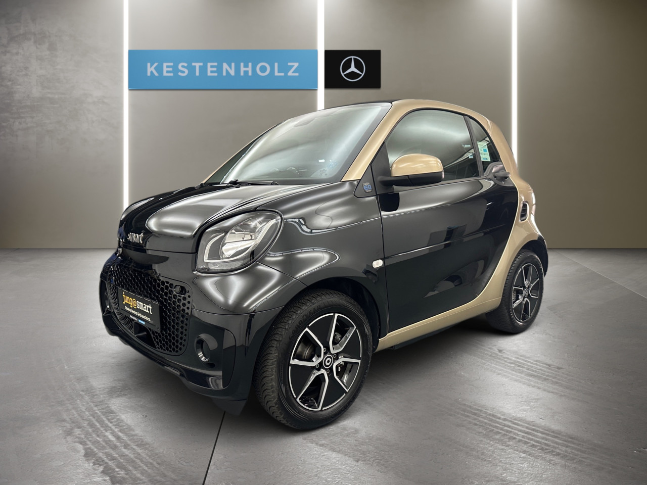 Getriebe: Automatikgetriebe, 1 GangDetailangaben f&uuml;r XEV Fahrzeug: Batterietechnologie: Lithium-Ionen,  Nutzbare Batteriekapazit&auml;t: 17,0kWh,  Batteriezustand: 92%Assistenzsysteme: Einparkhilfe hinten,  Tempomat,  Berganfahrhilfe,  Bremsassistent,  Seitenwind AssistentLicht und Sicht: LED-Tagfahrlicht,  Regensensor,  Colorverglasung,  Leuchtweitenregulierung,  LichtsensorAudio &amp; Kommunikation: Radio: smart Media-System connect mit digitalem Radio,  Multi-Funktions-Display,  Digitaler Radioempfang DAB,  USB Anschluss,  Handyvorbereitung Bluetooth,  Smartphone-App IntegrationKomfort: Klimaautomatik,  Fahrersitz h&ouml;henverstellbar,  Sitzheizung,  Armauflage Fahrer/Beifahrer,  Servolenkung,  Lenks&auml;ule verstellbar,  Zentralver. mit Fernbedienung,  Fensterheber elektrisch 2-fachInterieur: Sitze passion,  Multifunktions-Lederlenkrad: Lenkrad im 3-Speichen-Design in Leder, Multifunktionslenkrad im 3-Speichen-Design in Leder,  Bordcomputer,  LaderaumabdeckungExterieur: Leichtmetallfelgen 15 Zoll: Aluminiumr&auml;der 15, Im 4-Speichen-Design,  Au&szlig;enspiegel elekt.,  Reifenpannenset,  LadekabelSicherheit: i-Size Kindersitzbefestigung,  Fu&szlig;g&auml;ngerschutzsystem,  Fahrer- /Beifahrerairbag,  Kopfairbag vorn,  Seitenairbag vorn,  Knieairbag Fahrer,  Traktionskontrolle,  Elektr. Stabilit&auml;tsprogramm ESP,  Reifendruckverlust-Warnung,  Wegfahrsperre,  Au&szlig;entemperatur Anzeige: mit Frostwarnung,  Antiblockiersystem ABS,  Akustischer UmfeldschutzWeitere Ausstattung: L Linkslenker,  820 Deutschland-Ausf&uuml;hrung,  Plus-Paket,  V60 Batterie wassergek&uuml;hlt,  Ladekabel-Paket,  E01 ELEKTRO-DRIVE,  908 22 kW-Bordlader,  925 Null-Emission f&uuml;r Elektro Antrieb,  C65 Systemfrequenz Funkschl&uuml;ssel 433 MHZ,  164 drive lock - autom. T&uuml;rverriegelung bei FahrtSonstige Ma&szlig;e und Gewichte: Nutzlast: 215 kg,  zul&auml;ssiges Gesamtgewicht: 1.310 kgIrrt&uuml;mer und &Auml;nderungen vorbehalten