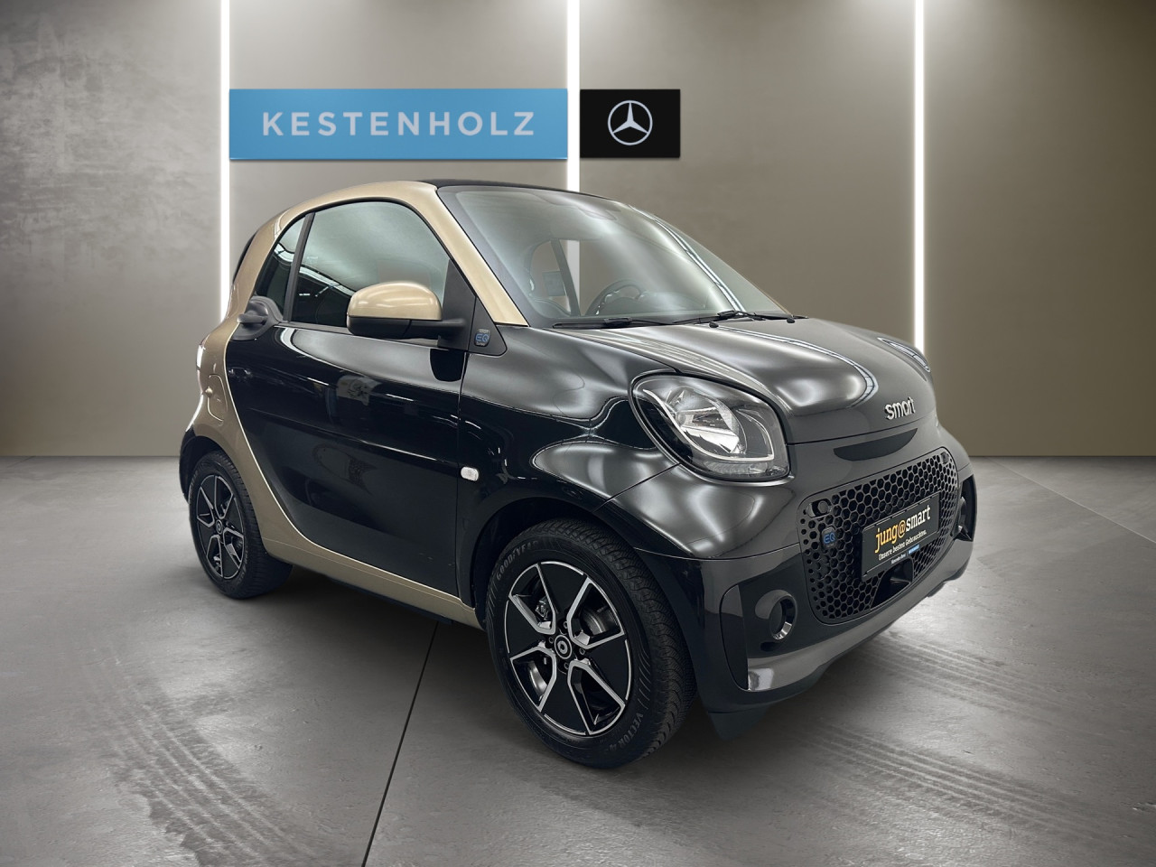 Getriebe: Automatikgetriebe, 1 GangDetailangaben f&uuml;r XEV Fahrzeug: Batterietechnologie: Lithium-Ionen,  Nutzbare Batteriekapazit&auml;t: 17,0kWh,  Batteriezustand: 92%Assistenzsysteme: Einparkhilfe hinten,  Tempomat,  Berganfahrhilfe,  Bremsassistent,  Seitenwind AssistentLicht und Sicht: LED-Tagfahrlicht,  Regensensor,  Colorverglasung,  Leuchtweitenregulierung,  LichtsensorAudio &amp; Kommunikation: Radio: smart Media-System connect mit digitalem Radio,  Multi-Funktions-Display,  Digitaler Radioempfang DAB,  USB Anschluss,  Handyvorbereitung Bluetooth,  Smartphone-App IntegrationKomfort: Klimaautomatik,  Fahrersitz h&ouml;henverstellbar,  Sitzheizung,  Armauflage Fahrer/Beifahrer,  Servolenkung,  Lenks&auml;ule verstellbar,  Zentralver. mit Fernbedienung,  Fensterheber elektrisch 2-fachInterieur: Sitze passion,  Multifunktions-Lederlenkrad: Lenkrad im 3-Speichen-Design in Leder, Multifunktionslenkrad im 3-Speichen-Design in Leder,  Bordcomputer,  LaderaumabdeckungExterieur: Leichtmetallfelgen 15 Zoll: Aluminiumr&auml;der 15, Im 4-Speichen-Design,  Au&szlig;enspiegel elekt.,  Reifenpannenset,  LadekabelSicherheit: i-Size Kindersitzbefestigung,  Fu&szlig;g&auml;ngerschutzsystem,  Fahrer- /Beifahrerairbag,  Kopfairbag vorn,  Seitenairbag vorn,  Knieairbag Fahrer,  Traktionskontrolle,  Elektr. Stabilit&auml;tsprogramm ESP,  Reifendruckverlust-Warnung,  Wegfahrsperre,  Au&szlig;entemperatur Anzeige: mit Frostwarnung,  Antiblockiersystem ABS,  Akustischer UmfeldschutzWeitere Ausstattung: L Linkslenker,  820 Deutschland-Ausf&uuml;hrung,  Plus-Paket,  V60 Batterie wassergek&uuml;hlt,  Ladekabel-Paket,  E01 ELEKTRO-DRIVE,  908 22 kW-Bordlader,  925 Null-Emission f&uuml;r Elektro Antrieb,  C65 Systemfrequenz Funkschl&uuml;ssel 433 MHZ,  164 drive lock - autom. T&uuml;rverriegelung bei FahrtSonstige Ma&szlig;e und Gewichte: Nutzlast: 215 kg,  zul&auml;ssiges Gesamtgewicht: 1.310 kgIrrt&uuml;mer und &Auml;nderungen vorbehalten